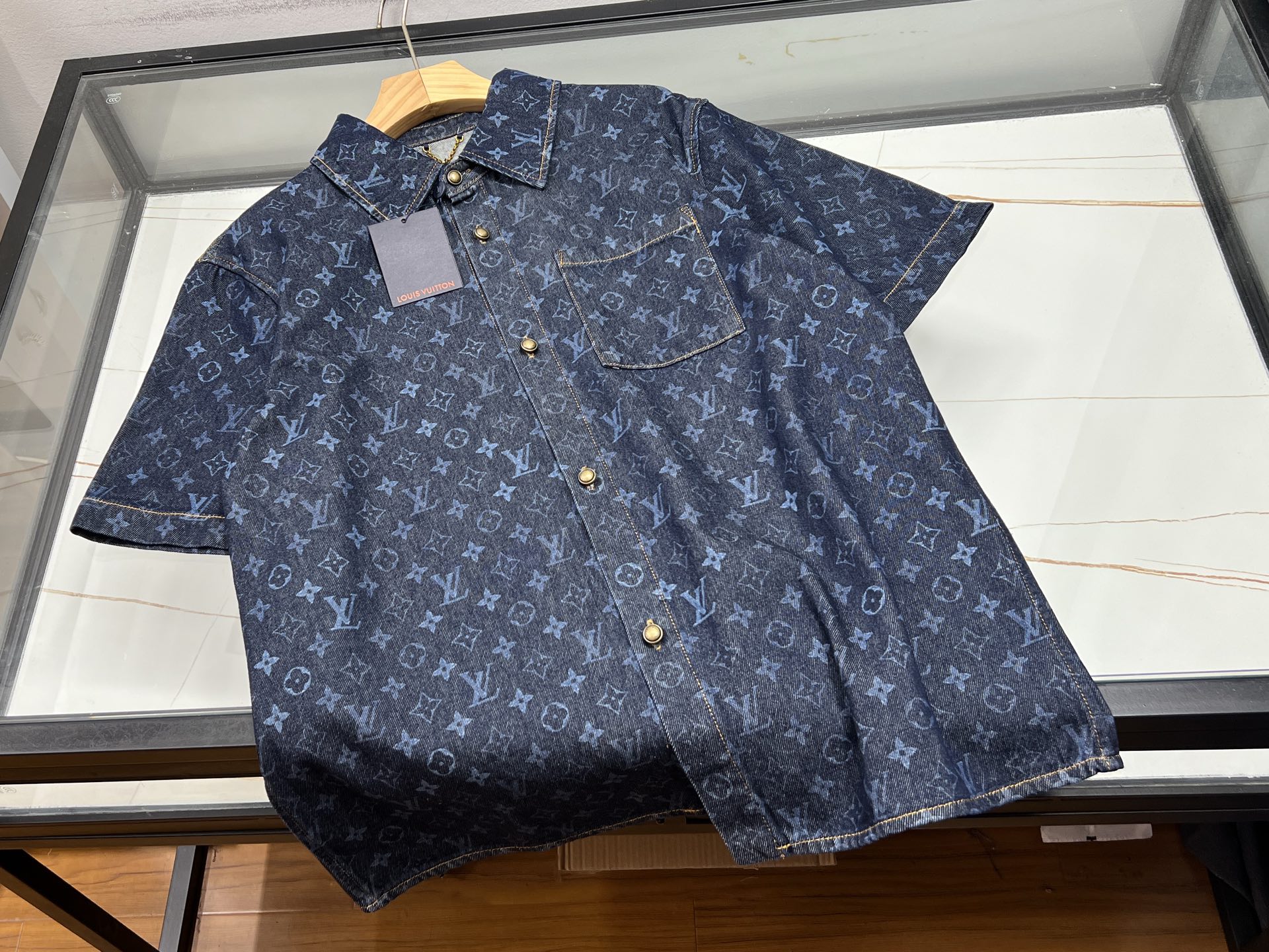 NO:897438,-26SS - The perfect fusion of fashion and personality in the jacquard letter denim shirt. The jacquard letter denim shirt is undoubtedly a unique existence in the fashion world. The classic denim fabric has a crisp texture, wear resistance and a retro and casual atmosphere. The integration of the jacquard letter element instantly breaks the rules and injects a trendy soul into the shirt.  The exquisite jacquard craftsmanship makes the letters three-dimensional and layered, and every detail highlights the quality. It not only has the casualness of cowboys, but also shows a personal attitude with the letter design. Whether it is paired with simple jeans to create a casual daily style, or worn with a suit jacket to create a mixed fashion sense, it can be easily controlled. Wearing it, it seems to have a fashion aura, stand out from the crowd, and become a beautiful scenery on the street. Available now in blue S-XL, Louis Vuitton-clothing, louis  vuitton,jeans,jackets & coats,shirts,business suit,19860909-26SS——提花字母牛仔衬衫时尚与个性的完美融合 提花字母牛仔衬衫,无疑是时尚界的独特存在.经典的牛仔面料,质感挺括,耐磨耐穿,自带复古与休闲气息.而提花字母元素的融入,瞬间打破常规,为衬衫注入潮流灵魂. 精致的提花工艺,让字母立体且富有层次感,每一处细节都彰显品质.它既有着牛仔的随性自在,又凭借字母设计展现出个性态度.无论是搭配简约的牛仔裤,打造休闲日常风；还是外搭西装外套,营造混搭时尚感,都能轻松驾驭.穿上它,仿佛自带时尚光环,在人群中脱颖而出,成为街头一道亮丽的风景线. 现货发售蓝色S-XL,路易威登-服装,louis vuitton,jeans,jackets & coats,shirts,business suit,,Women's clothing