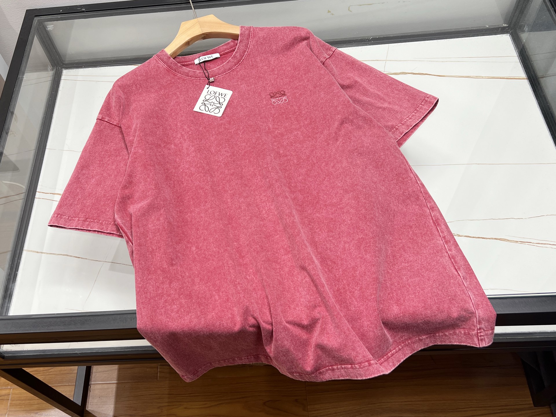 NO:898713,-26SS——jia letter washed distressed short-sleeved T-shirt is a fashion item suitable for both men and women, which perfectly combines retro and modern trend elements. It is made of high-quality fabrics and processed with a special washing process to show a natural distressed effect, which not only enhances the texture of the clothes, but also gives each piece a unique appearance. The letter pattern on the body is simple yet individual. After slight wear and tear, it shows the traces of time and highlights the  The unique taste of the wearer. The short-sleeved design is suitable for spring and summer. It is cool and comfortable. The loose-fitting cut is suitable for both men and women regardless of body shape. When paired with jeans, casual pants or skirts, you can easily create a casual and natural street style. Whether it is daily travel, gatherings with friends or casual sports, this short-sleeved T-shirt is your ideal choice, allowing you to stand out from the crowd and show your extraordinary charm.  Available now for sale in orange XS-S-M-L, Loewe-clothing, loewe, skirts, jeans, T-shirt, tees, t-shirt,19860909-26SS———jia字母水洗做旧短袖T恤,是男女皆宜的时尚单品,完美融合了复古与现代潮流元素.采用优质面料,经过特殊水洗工艺处理,呈现出自然做旧效果,不仅增强了衣物的质感,还让每一件都拥有独一无二的外观.衣身上的字母图案,简约而不失个性,通过轻微磨损处理,更显岁月痕迹,彰显穿着者的独特品味.短袖设计,适合春夏季节穿着,既凉爽又舒适.宽松的版型剪裁,不挑身材,无论男女都能轻松驾驭,搭配牛仔裤、休闲裤或是半身裙,都能轻松打造出随性自然的街头风格.无论是日常出行、朋友聚会还是休闲运动,这款短袖T恤都是你的理想选择,让你在人群中脱颖而出,展现不凡魅力. 现货发售橘红XS-S-M-L,罗意威-服装,loewe,skirts,jeans,T-shirt,tees，t-shirt,,Women's clothing