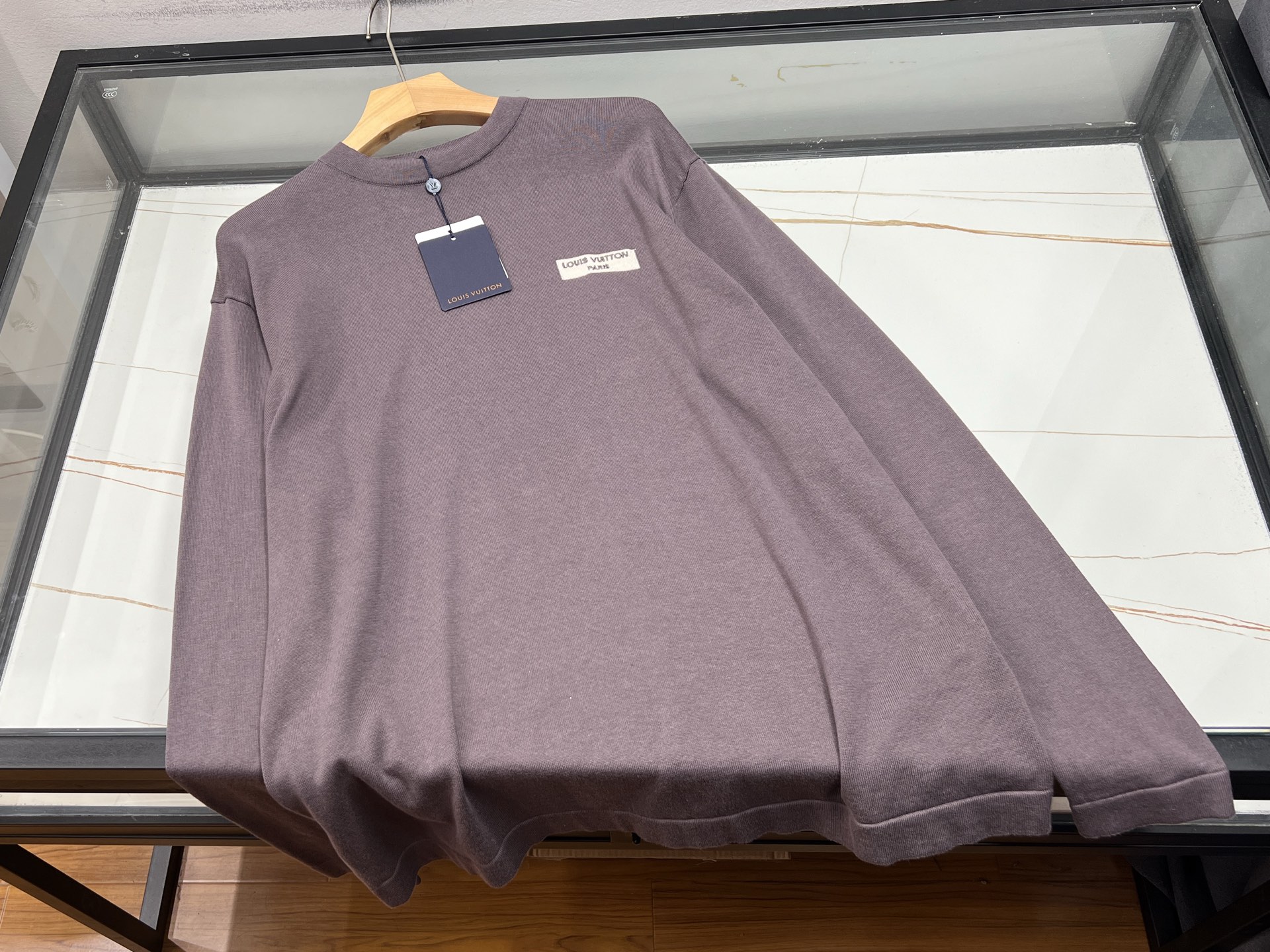 NO:898688,-26SS————The letter casual knitted bottoming shirt is a must-have item in autumn and winter. The fabric is made of high-density brushed knitting, which is soft and skin-friendly. The upper body is breathable and temperature-locking, and it will not prick the skin when worn close to the body. The overall loose shoulder style, the upper body is not tight or bloated, the simple letter embroidery on the chest enhances the sense of sophistication, and the open-stitched design on the side is more trendy  Texture. It can be worn alone to create a simple European and American style, or it can be layered with coats, jackets, and down jackets. White short-sleeved tops are also very suitable for layering in spring and autumn. The shape accommodates all body types, is not easy to deform and pill, and the color is high-end and durable. It can be worn for daily commuting and leisure outings. It is versatile and practical. It is a basic long-sleeved top that can be used all year round.  Available now in purple S-XL, Louis Vuitton-clothing, louis vuitton, jackets & coats, T-shirt, down jacket,19860909-26SS———字母休闲针织打底衫是秋冬刚需单品,面料采用高密磨毛针织,软糯亲肤,上身透气锁温,贴身穿不会扎皮肤.整体宽松落肩版型,上身不紧绷、不显臃肿,胸前简约字母刺绣提升精致感,侧边明线设计更具潮流质感.既可单穿打造简约欧美风,也能内搭大衣、夹克、羽绒服,春秋叠穿白色短袖也十分合适.版型包容各种身材,不易变形起球,色系高级耐看,日常通勤、休闲出门都能穿,百搭实穿,是一年四季都能用得上的基础长袖上衣. 现货发售紫色S-XL,路易威登-服装,louis vuitton,jackets & coats,T-shirt,down jacket,,Women's clothing