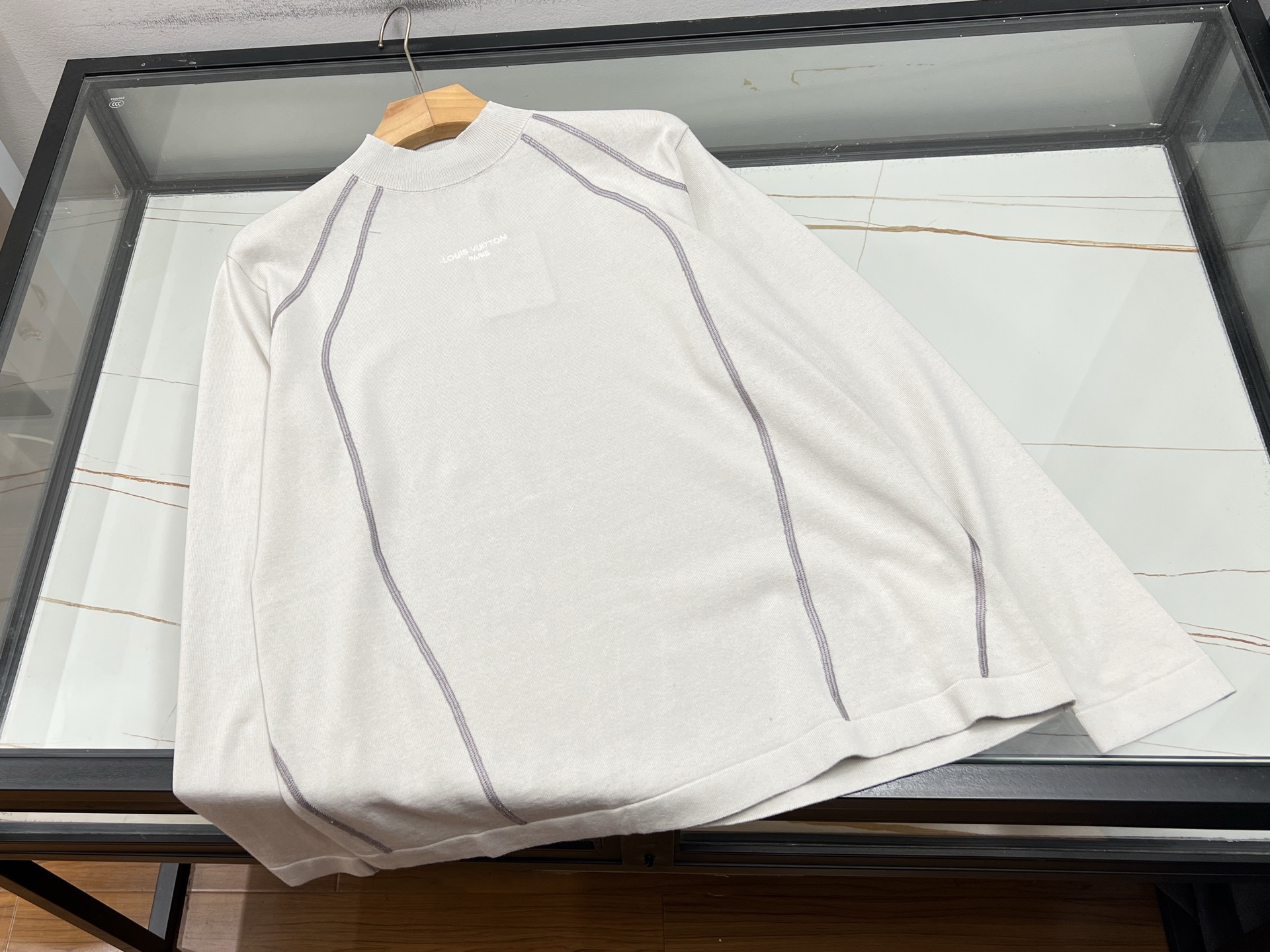 NO:898741,-26SS————The letter casual knitted bottoming shirt is a must-have item in autumn and winter. The fabric is made of high-density brushed knitting, which is soft and skin-friendly. The upper body is breathable and temperature-locking, and it will not prick the skin when worn close to the body. The overall loose shoulder style, the upper body is not tight or bloated, the simple letter embroidery on the chest enhances the sense of sophistication, and the open-stitched design on the side is more trendy  Texture. It can be worn alone to create a simple European and American style, or it can be layered with coats, jackets, and down jackets. White short-sleeved tops are also very suitable for layering in spring and autumn. The shape accommodates all body types, is not easy to deform and pill, and the color is high-end and durable. It can be worn for daily commuting and leisure outings. It is versatile and practical. It is a basic long-sleeved top that can be used all year round.  Ready for sale gray S-XL, Louis Vuitton-clothing, louis vuitton, jackets & coats, T-shirt, down jacket,19860909-26SS———字母休闲针织打底衫是秋冬刚需单品,面料采用高密磨毛针织,软糯亲肤,上身透气锁温,贴身穿不会扎皮肤.整体宽松落肩版型,上身不紧绷、不显臃肿,胸前简约字母刺绣提升精致感,侧边明线设计更具潮流质感.既可单穿打造简约欧美风,也能内搭大衣、夹克、羽绒服,春秋叠穿白色短袖也十分合适.版型包容各种身材,不易变形起球,色系高级耐看,日常通勤、休闲出门都能穿,百搭实穿,是一年四季都能用得上的基础长袖上衣. 现货发售灰色S-XL,路易威登-服装,louis vuitton,jackets & coats,T-shirt,down jacket,,Women's clothing