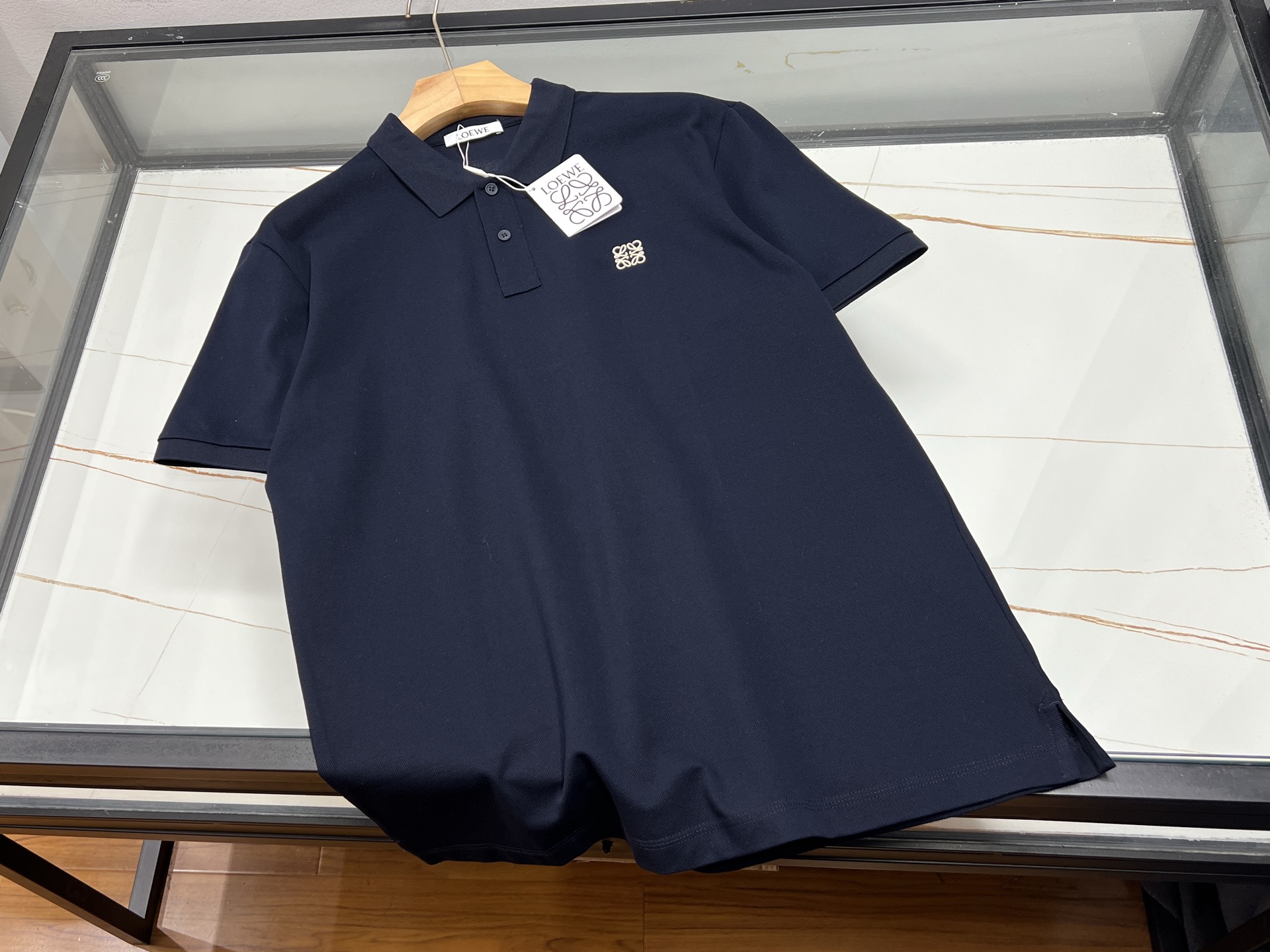 NO:899644,-26SS——low summer fashion’s new favorite Zhudi casual lapel short sleeves How can summer be without a refreshing and fashionable short sleeve?  Zhudi's fashionable and casual lapel short-sleeve is definitely a great tool for this summer. The classic lapel design is neat and energetic, cleverly modifying the neck line, adding a sophisticated temperament to the overall look. The short-sleeved style meets the needs of summer, allowing the skin to breathe freely, saying goodbye to the sultry constraints.  The fabric is made of skin-friendly and breathable material, soft to the touch, and perfect for upper body comfort. The simple yet elegant style can be easily controlled whether worn with casual pants for walking on the street or shorts for enjoying vacation time. It shows a casual and comfortable fashion attitude, allowing you to become the focus of the street in the hot summer. Available now in blue XS-XL, Loewe-clothing, loewe, shorts, T-shirt,19860909-26SS——low夏日时尚新宠珠迪休闲翻领短袖 夏天怎能少得了一件清爽又时尚的短袖？珠迪这款时尚休闲翻领短袖,绝对是今夏的穿搭利器. 经典的翻领设计,利落又精神,巧妙修饰颈部线条,为整体造型增添一份干练气质.短袖款式贴合夏日需求,让肌肤自在呼吸,告别闷热束缚. 面料选用亲肤透气的材质,触感柔软,上身舒适度满分.简约而不失大气的款式,无论是搭配休闲裤漫步街头,还是配短裤享受度假时光,都能轻松驾驭,尽显随性自在的时尚态度,让你在炎炎夏日也能成为街头焦点. 现货发售蓝色XS-XL,罗意威-服装,loewe,shorts,T-shirt,,Women's clothing