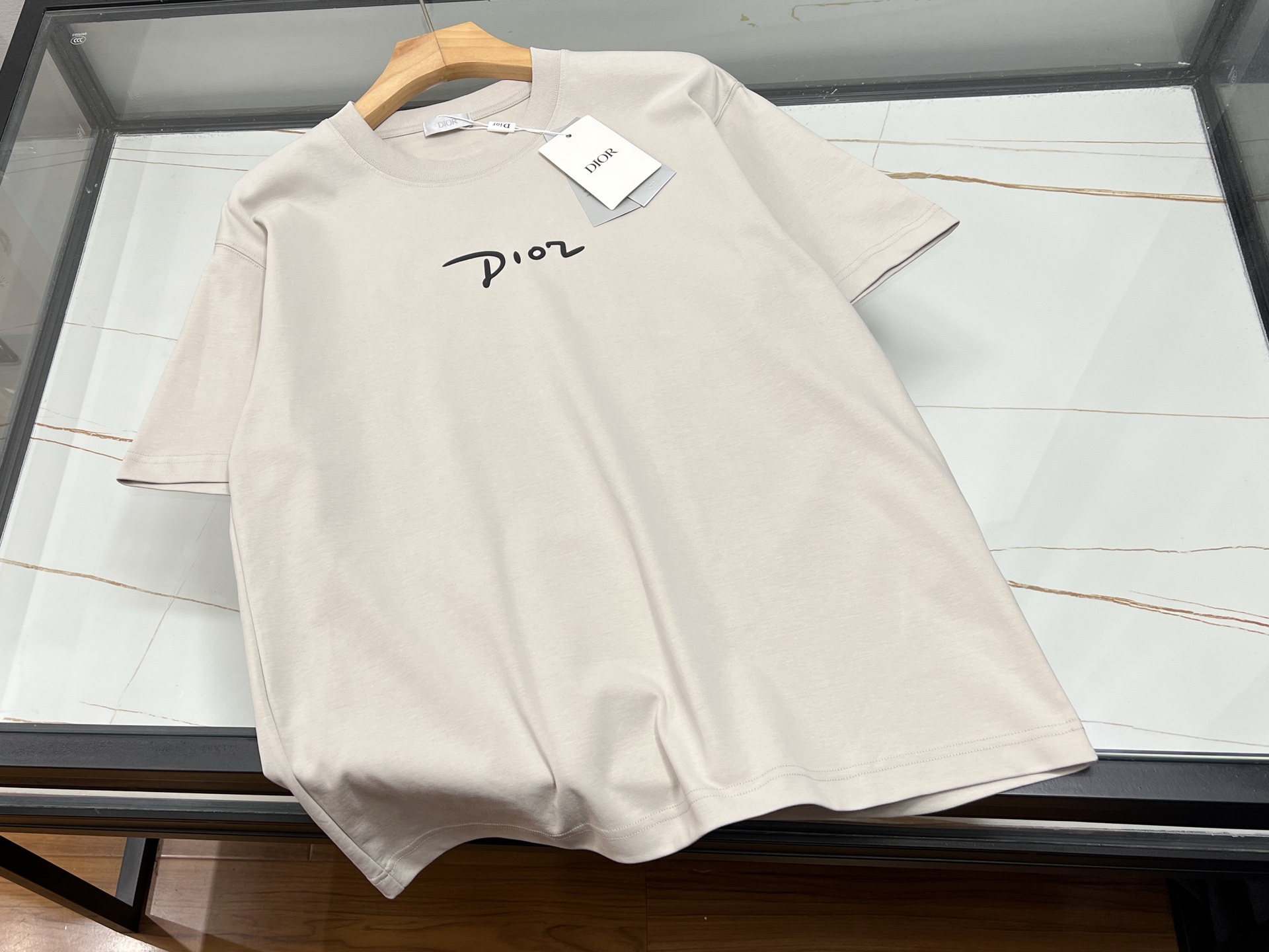 NO:899630,-26SS—— CD letter washed distressed short-sleeved T-shirt is a fashion item suitable for both men and women, which perfectly combines retro and modern trend elements. It is made of high-quality fabrics and processed with a special washing process to show a natural distressed effect, which not only enhances the texture of the clothes, but also gives each piece a unique appearance. The letter pattern on the body is simple yet individual. After slight wear and tear, it shows the traces of time and highlights the  The unique taste of the wearer. The short-sleeved design is suitable for spring and summer. It is cool and comfortable. The loose-fitting cut is suitable for both men and women regardless of body shape. When paired with jeans, casual pants or skirts, you can easily create a casual and natural street style. Whether it is daily travel, gatherings with friends or casual sports, this short-sleeved T-shirt is your ideal choice, allowing you to stand out from the crowd and show your extraordinary charm.  Ready for sale gray XS-S-M-L, Dior-clothing, dior, skirts, jeans, T-shirt, tees, t-shirt,19860909-26SS———CD字母水洗做旧短袖T恤,是男女皆宜的时尚单品,完美融合了复古与现代潮流元素.采用优质面料,经过特殊水洗工艺处理,呈现出自然做旧效果,不仅增强了衣物的质感,还让每一件都拥有独一无二的外观.衣身上的字母图案,简约而不失个性,通过轻微磨损处理,更显岁月痕迹,彰显穿着者的独特品味.短袖设计,适合春夏季节穿着,既凉爽又舒适.宽松的版型剪裁,不挑身材,无论男女都能轻松驾驭,搭配牛仔裤、休闲裤或是半身裙,都能轻松打造出随性自然的街头风格.无论是日常出行、朋友聚会还是休闲运动,这款短袖T恤都是你的理想选择,让你在人群中脱颖而出,展现不凡魅力. 现货发售灰色XS-S-M-L,迪奥-服装,dior,skirts,jeans,T-shirt,tees，t-shirt,,Women's clothing