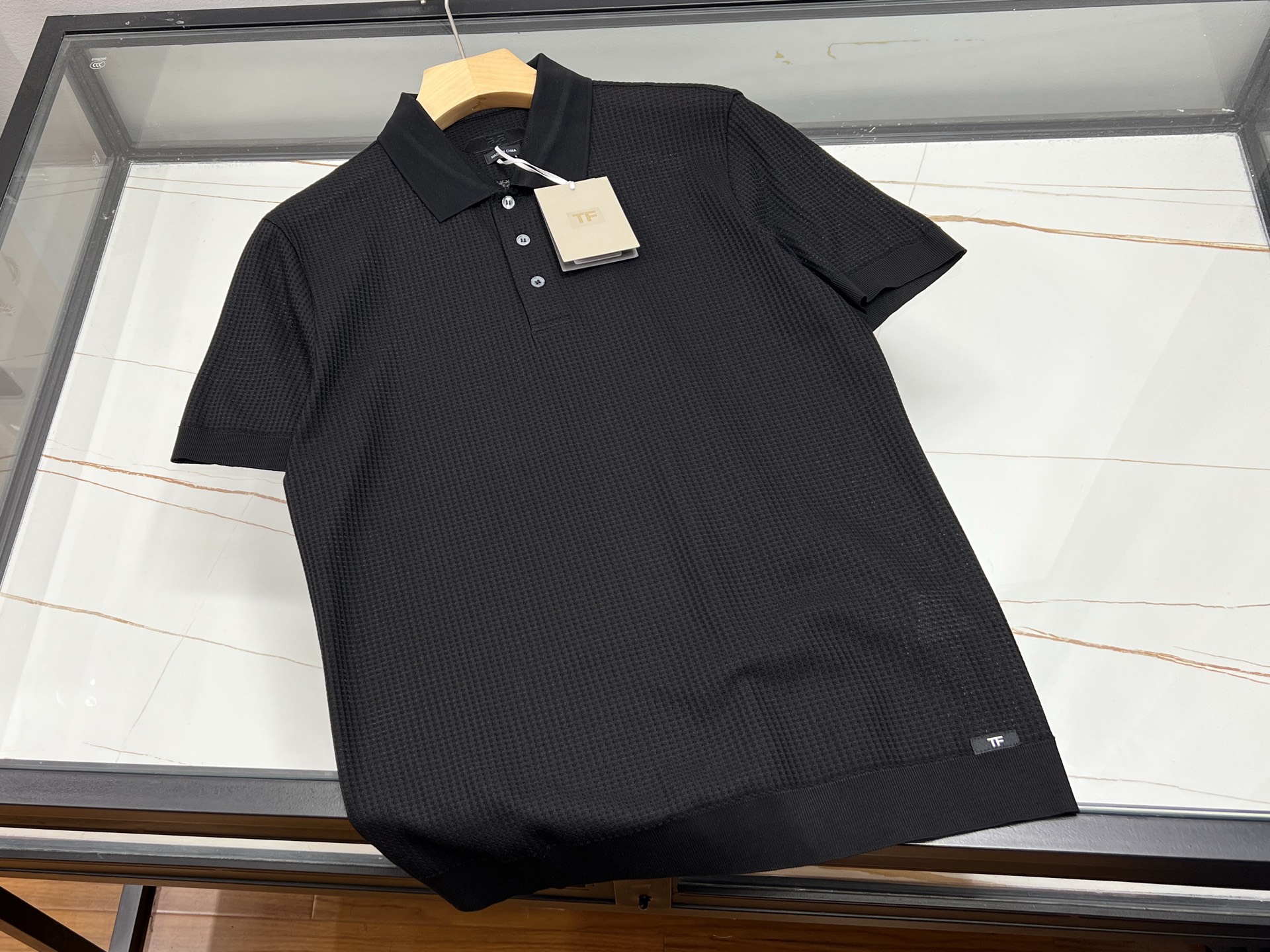 NO:899605,-26SS - TF high-end old-money style lapel short sleeves, abandoning exaggerated logos, focusing on low-key and relaxed quiet luxury texture. Selected high-count blended fabrics, with fine and matte texture, breathable and sweat-wicking, making it not sweaty or close-fitting when worn in summer. The three-dimensional and crisp small lapels are not easy to collapse and deform, and the tailoring is loose and moderate, not tight or bloated, and can easily modify the body shape.  The overall design adopts low saturation colors, simple and without unnecessary decoration, taking into account both leisure and light business. It looks great with trousers, casual pants, and jeans for daily use, and can be used for commuting, traveling, and gatherings. It is durable and not easy to pill and wrinkle. The upper body has an elegant aura, and has a subtle sense of luxury. It is an essential texture item for the spring and summer wardrobe!  Ready for sale black 48-50-52-54-56, men's clothing, tom ford, jeans, T-shirt,19860909-26SS——TF高端老钱风翻领短袖,摒弃浮夸logo,主打低调松弛的静奢质感.甄选高支混纺面料,肌理细腻哑光高级,透气排汗,夏日穿着不闷汗不贴身.立体挺括小翻领不易软塌变形,剪裁宽松有度,不紧绷不臃肿,轻松修饰身形.整体采用低饱和色系,简约无多余装饰,兼顾休闲与轻商务.日常搭配西裤、休闲裤、牛仔裤都十分出彩,通勤、出行、聚会均可驾驭.经久耐穿不易起球褶皱,上身自带儒雅气场,把不露声色的高级感拿捏到位,是春夏衣橱必不可少的质感单品！ 现货发售黑色48-50-52-54-56,男装,tom ford,jeans,T-shirt,,Women's clothing