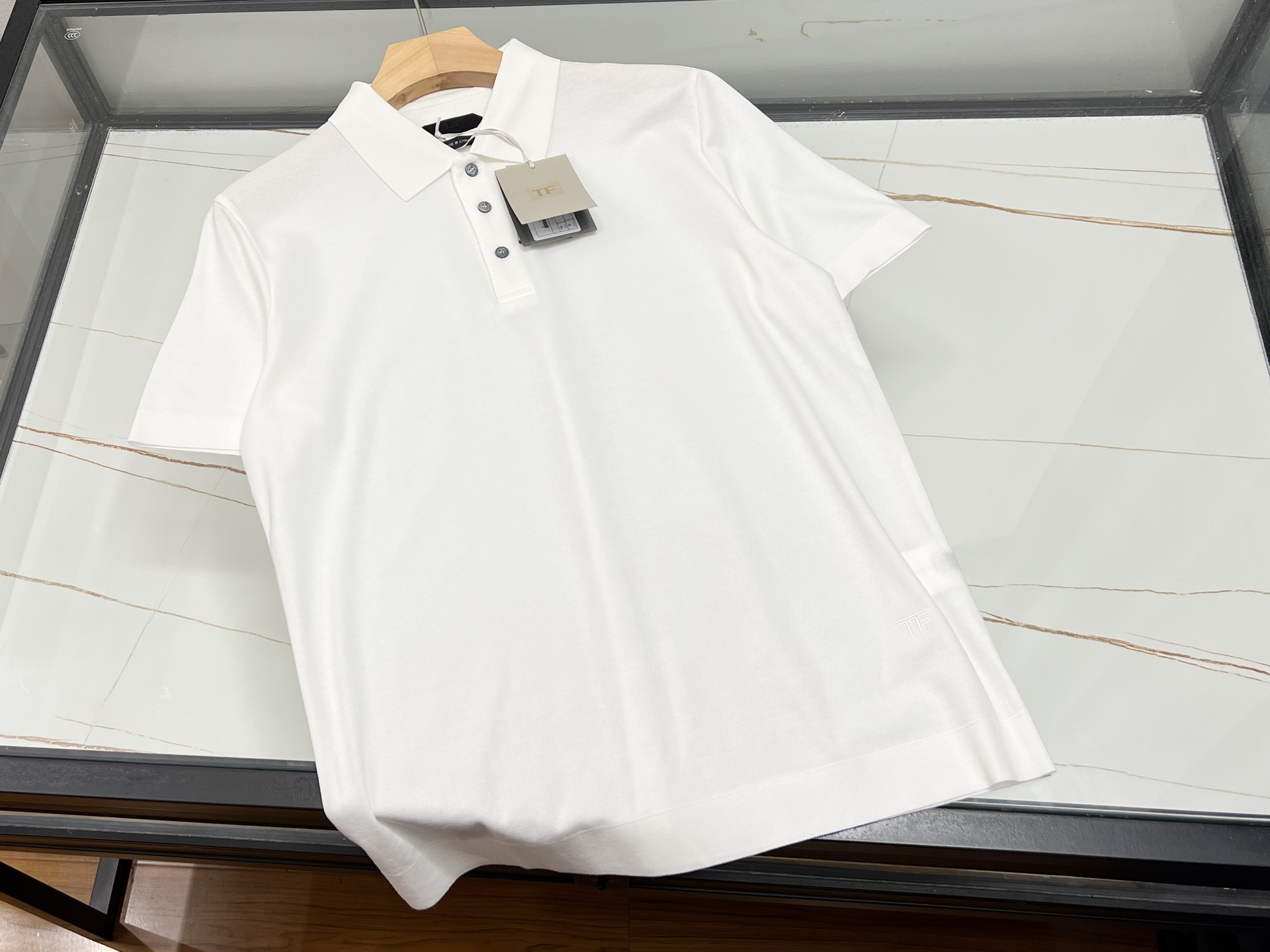 NO:899566,-26SS - TF high-end old-money style lapel short sleeves, abandoning exaggerated logos, focusing on low-key and relaxed quiet luxury texture. Selected high-count blended fabrics, with fine and matte texture, breathable and sweat-wicking, making it not sweaty or close-fitting when worn in summer. The three-dimensional and crisp small lapels are not easy to collapse and deform, and the tailoring is loose and moderate, not tight or bloated, and can easily modify the body shape.  The overall design adopts low saturation colors, simple and without unnecessary decoration, taking into account both leisure and light business. It looks great with trousers, casual pants, and jeans for daily use, and can be used for commuting, traveling, and gatherings. It is durable and not easy to pill and wrinkle. The upper body has an elegant aura, and has a subtle sense of luxury. It is an essential texture item for the spring and summer wardrobe!  Ready for sale black/khaki/white 48-50-52-54-56, men's clothing, tom ford, jeans, T-shirt,19860909-26SS——TF高端老钱风翻领短袖,摒弃浮夸logo,主打低调松弛的静奢质感.甄选高支混纺面料,肌理细腻哑光高级,透气排汗,夏日穿着不闷汗不贴身.立体挺括小翻领不易软塌变形,剪裁宽松有度,不紧绷不臃肿,轻松修饰身形.整体采用低饱和色系,简约无多余装饰,兼顾休闲与轻商务.日常搭配西裤、休闲裤、牛仔裤都十分出彩,通勤、出行、聚会均可驾驭.经久耐穿不易起球褶皱,上身自带儒雅气场,把不露声色的高级感拿捏到位,是春夏衣橱必不可少的质感单品！ 现货发售黑色/卡其/白色48-50-52-54-56,男装,tom ford,jeans,T-shirt,,Women's clothing