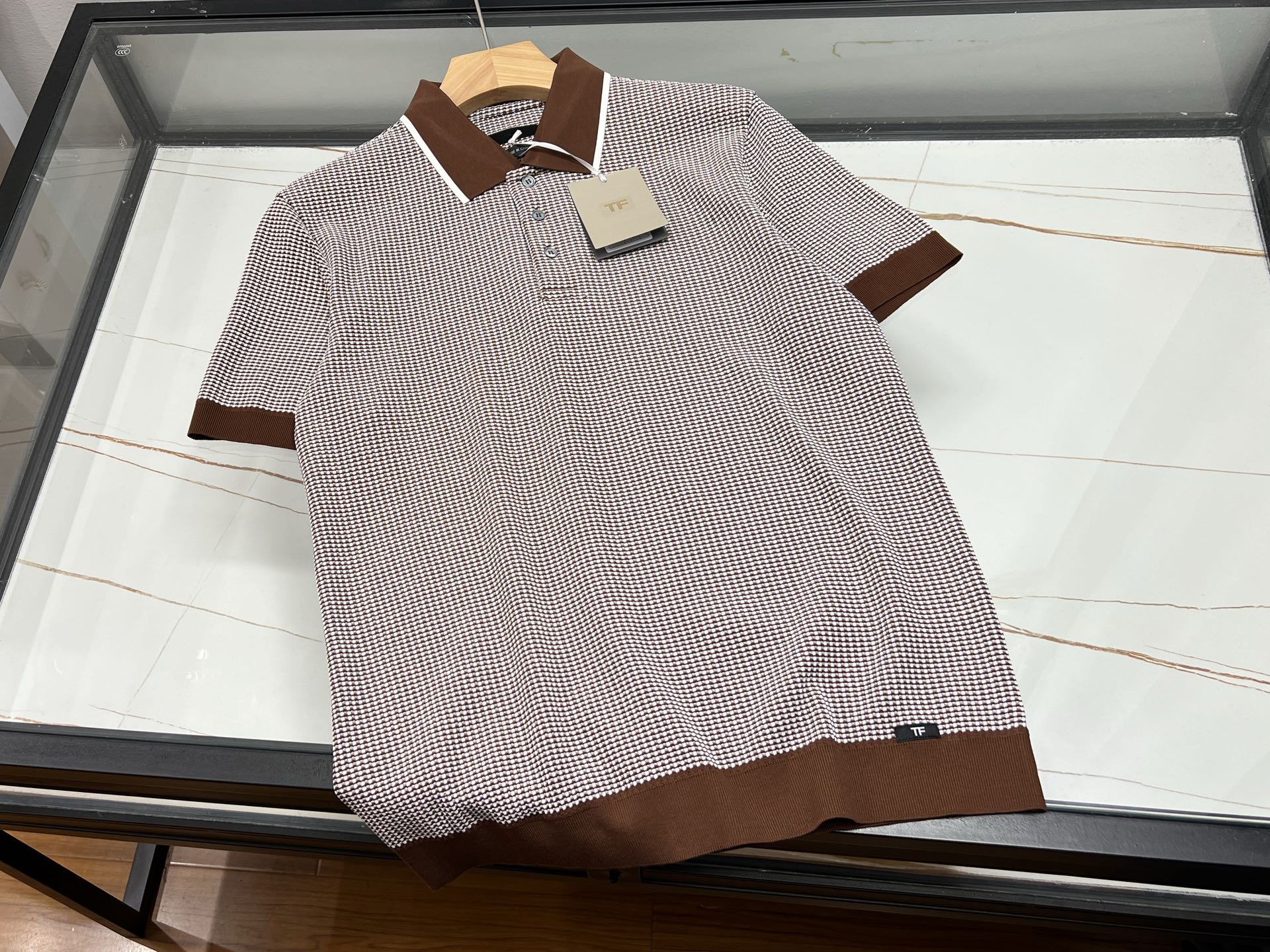 NO:899547,-26SS - TF high-end old-money style lapel short sleeves, abandoning exaggerated logos, focusing on low-key and relaxed quiet luxury texture. Selected high-count blended fabrics, with fine and matte texture, breathable and sweat-wicking, making it not sweaty or close-fitting when worn in summer. The three-dimensional and crisp small lapels are not easy to collapse and deform, and the tailoring is loose and moderate, not tight or bloated, and can easily modify the body shape.  The overall design adopts low saturation colors, simple and without unnecessary decoration, taking into account both leisure and light business. It looks great with trousers, casual pants, and jeans for daily use, and can be used for commuting, traveling, and gatherings. It is durable and not easy to pill and wrinkle. The upper body has an elegant aura, and has a subtle sense of luxury. It is an essential texture item for the spring and summer wardrobe!  Ready for sale English 48-50-52-54-56, men's clothing, tom ford, jeans, T-shirt,19860909-26SS——TF高端老钱风翻领短袖,摒弃浮夸logo,主打低调松弛的静奢质感.甄选高支混纺面料,肌理细腻哑光高级,透气排汗,夏日穿着不闷汗不贴身.立体挺括小翻领不易软塌变形,剪裁宽松有度,不紧绷不臃肿,轻松修饰身形.整体采用低饱和色系,简约无多余装饰,兼顾休闲与轻商务.日常搭配西裤、休闲裤、牛仔裤都十分出彩,通勤、出行、聚会均可驾驭.经久耐穿不易起球褶皱,上身自带儒雅气场,把不露声色的高级感拿捏到位,是春夏衣橱必不可少的质感单品！ 现货发售英伦格48-50-52-54-56,男装,tom ford,jeans,T-shirt,,Women's clothing