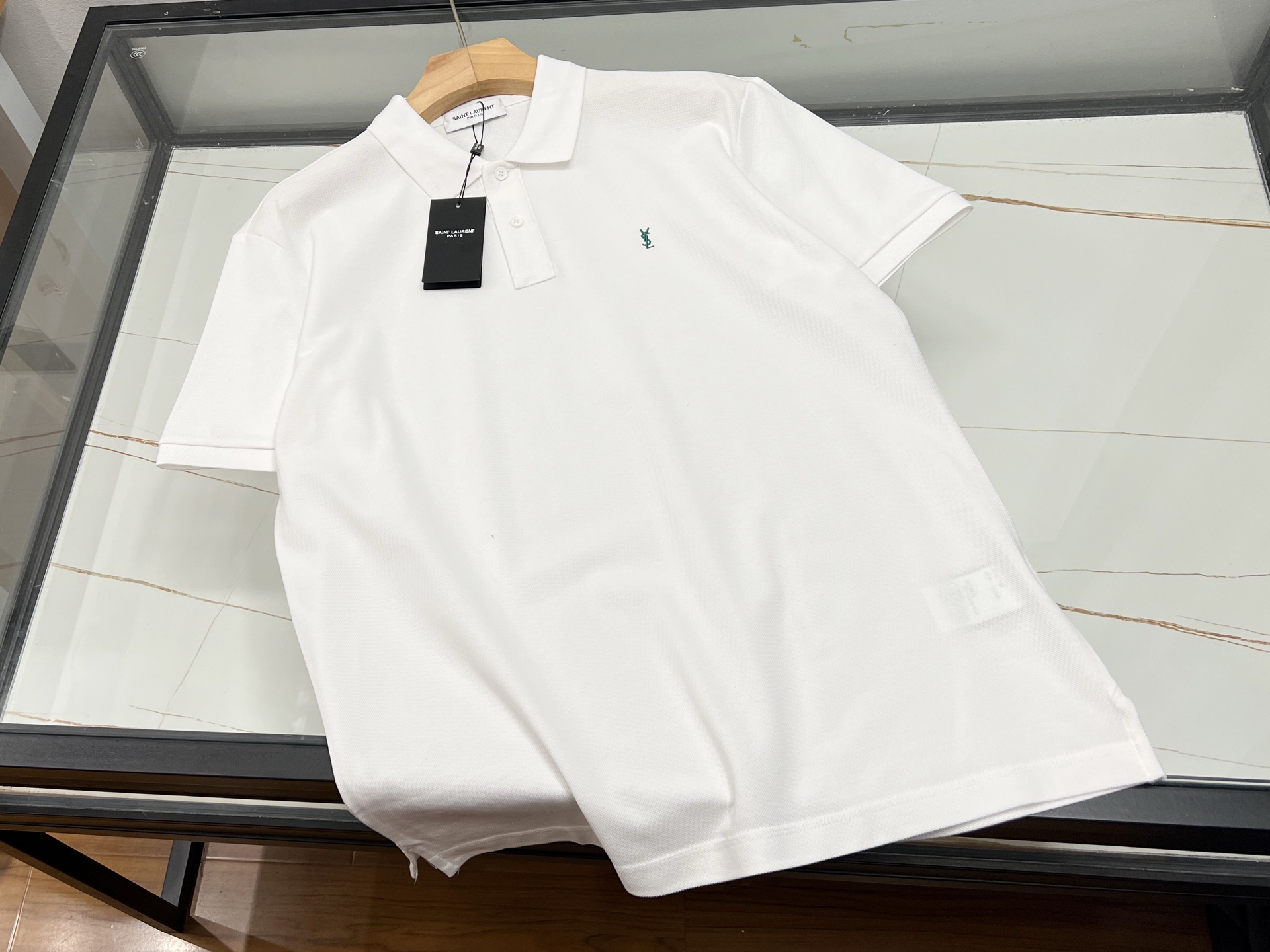 NO:899599,-26SS——SLP’s new summer fashion favorite Zhudi casual lapel short-sleeved shirt. How can summer be without a refreshing and fashionable short-sleeved shirt?  Zhudi's fashionable and casual lapel short-sleeve is definitely a great tool for this summer. The classic lapel design is neat and energetic, cleverly modifying the neck line, adding a sophisticated temperament to the overall look. The short-sleeved style meets the needs of summer, allowing the skin to breathe freely, saying goodbye to the sultry constraints.  The fabric is skin-friendly and breathable, with a soft touch and perfect upper body comfort. The simple yet elegant style can be easily controlled whether worn with casual pants for walking on the street or shorts for enjoying vacation time. It shows a casual and comfortable fashion attitude, allowing you to become the focus of the street in the hot summer. Available in stock in two colors XS-XL, Saint Laurent-clothing, loro piana, saint laurent, shorts, T-shirt,19860909-26SS——SLP夏日时尚新宠珠迪休闲翻领短袖 夏天怎能少得了一件清爽又时尚的短袖？珠迪这款时尚休闲翻领短袖,绝对是今夏的穿搭利器. 经典的翻领设计,利落又精神,巧妙修饰颈部线条,为整体造型增添一份干练气质.短袖款式贴合夏日需求,让肌肤自在呼吸,告别闷热束缚. 面料选用亲肤透气的材质,触感柔软,上身舒适度满分.简约而不失大气的款式,无论是搭配休闲裤漫步街头,还是配短裤享受度假时光,都能轻松驾驭,尽显随性自在的时尚态度,让你在炎炎夏日也能成为街头焦点. 现货发售二色XS-XL,圣罗兰-服装,loro piana,saint laurent,shorts,T-shirt,,Women's clothing