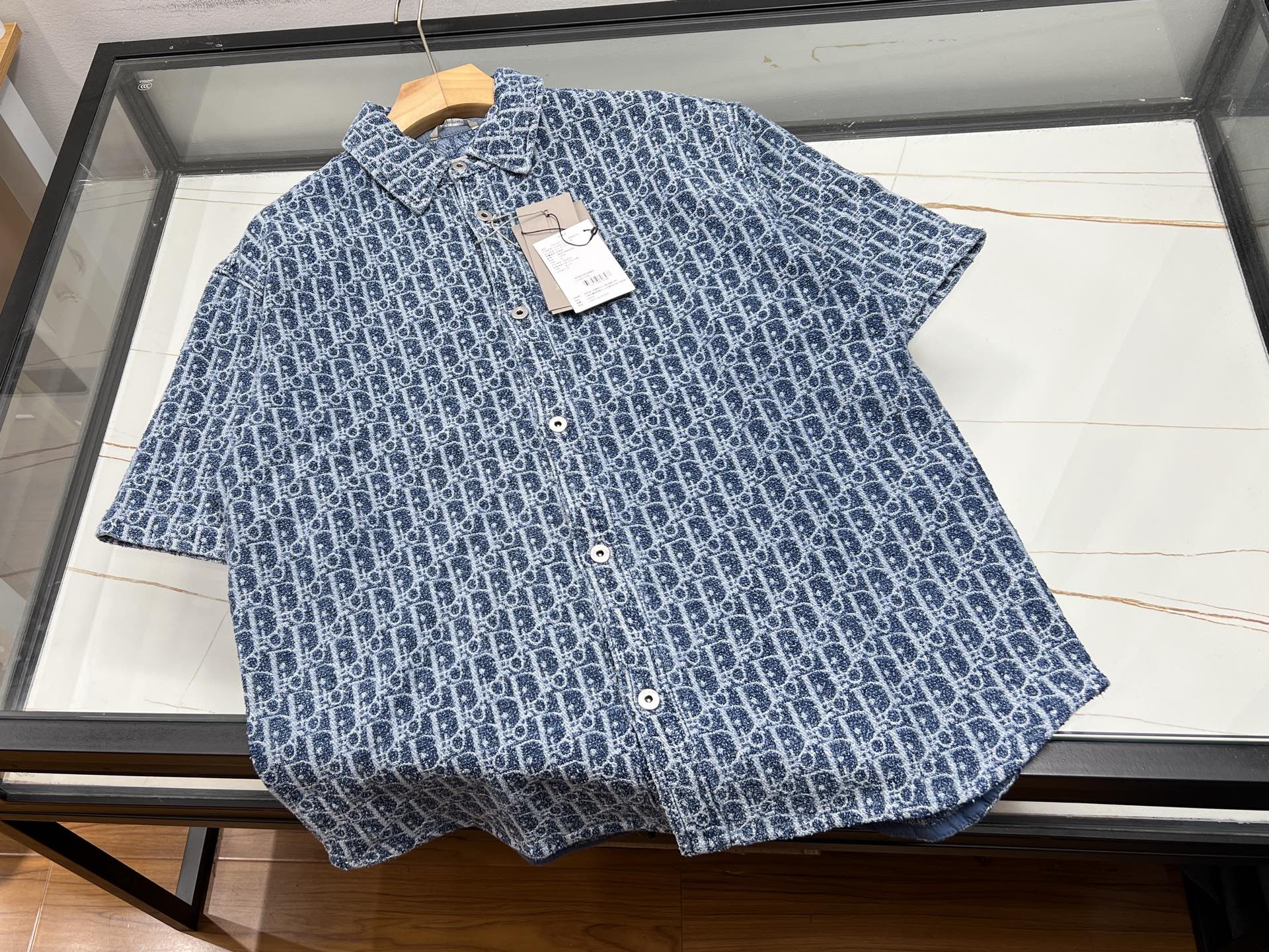 NO:899586,-26SS - The perfect fusion of fashion and personality in the jacquard letter denim shirt. The jacquard letter denim shirt is undoubtedly a unique existence in the fashion world. The classic denim fabric has a crisp texture, wear resistance and a retro and casual atmosphere. The integration of the jacquard letter element instantly breaks the rules and injects a trendy soul into the shirt.  The exquisite jacquard craftsmanship makes the letters three-dimensional and layered, and every detail highlights the quality. It not only has the casualness of cowboys, but also shows individual attitude with its letter design. Whether it is paired with simple jeans to create a casual daily style, or worn with a suit jacket to create a mixed fashion sense, it can be easily controlled. Wearing it, it seems to have a fashion aura, stand out from the crowd, and become a beautiful scenery on the street. Available now in blue S-XL, Dior-clothing, dior, jeans, jackets &  coats,shirts,business suits,19860909-26SS——提花字母牛仔衬衫时尚与个性的完美融合 提花字母牛仔衬衫,无疑是时尚界的独特存在.经典的牛仔面料,质感挺括,耐磨耐穿,自带复古与休闲气息.而提花字母元素的融入,瞬间打破常规,为衬衫注入潮流灵魂. 精致的提花工艺,让字母立体且富有层次感,每一处细节都彰显品质.它既有着牛仔的随性自在,又凭借字母设计展现出个性态度.无论是搭配简约的牛仔裤,打造休闲日常风；还是外搭西装外套,营造混搭时尚感,都能轻松驾驭.穿上它,仿佛自带时尚光环,在人群中脱颖而出,成为街头一道亮丽的风景线. 现货发售蓝色S-XL,迪奥-服装,dior,jeans,jackets & coats,shirts,business suit,,Women's clothing