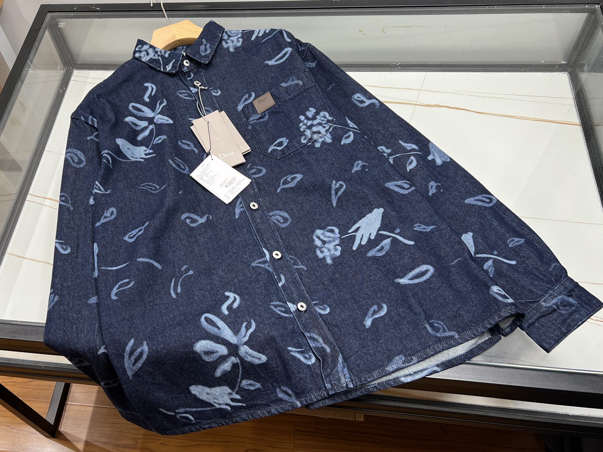 NO:899573,-26SS——The new autumn and winter jacquard casual denim long-sleeved shirt, made of heavy washed denim fabric, thick and crisp, with excellent warmth retention in autumn and winter. The body of the shirt adopts dark jacquard technology, the pattern is low-key and high-end, not too exaggerated, and has a retro light luxury texture. The loose shoulder version is not picky about the figure,  The upper body is lazy and casual. The classic lapel is paired with a single row of buttons and the chest pocket is embellished with details. It can be worn alone to create a trendy outfit, or it can be worn as a jacket layered with sweaters or bottoming shirts. It is suitable for wearing under coats and windbreakers. It can be used for daily commuting and leisure travel. It is a versatile item with a sense of atmosphere in the autumn and winter wardrobe.  Ready for sale blue S-XL, Dior-clothing, dior, jackets & coats, sweaters, shirts,19860909-26SS——秋冬新款提花休闲牛仔长袖衬衫,选用重磅水洗牛仔面料,厚实挺括,秋冬保暖性出色.衣身采用暗纹提花工艺,花纹低调高级,不会过于浮夸,自带复古轻奢质感.宽松落肩版型,不挑身材,上身慵懒随性.经典翻领搭配单排纽扣,胸口口袋点缀细节.既可单穿打造潮流穿搭,也可敞开作为外套叠穿毛衣、打底衫,适配大衣、风衣内搭.日常通勤、休闲出行都能驾驭,是秋冬衣橱百搭的氛围感单品. 现货发售蓝色S-XL,迪奥-服装,dior,jackets & coats,sweaters,shirts,,Women's clothing