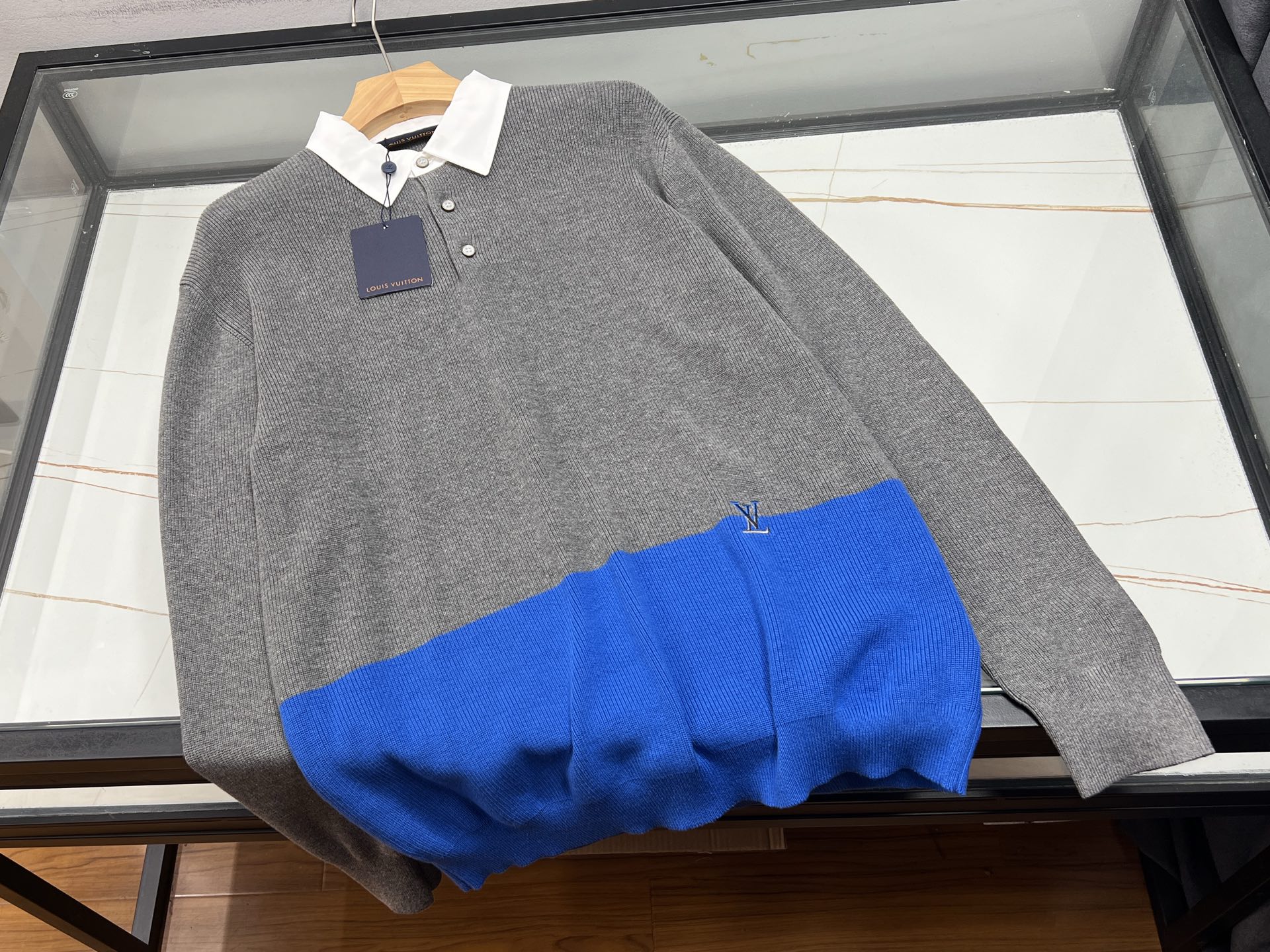 NO:900222,-26SS————The letter casual knitted bottoming shirt is a must-have item in autumn and winter. The fabric is made of high-density brushed knitting, which is soft and skin-friendly. The upper body is breathable and temperature-locking, and it will not prick the skin when worn close to the body. The overall loose shoulder style, the upper body is not tight or bloated, the simple letter embroidery on the chest enhances the sense of sophistication, and the open-stitched design on the side is more trendy  Texture. It can be worn alone to create a simple European and American style, or it can be layered with coats, jackets, and down jackets. White short-sleeved tops are also very suitable for layering in spring and autumn. The shape accommodates all body types, is not easy to deform and pill, and the color is high-end and durable. It can be worn for daily commuting and leisure outings. It is versatile and practical. It is a basic long-sleeved top that can be used all year round.  Ready for sale in light color S-XL, Louis Vuitton-clothing, louis vuitton, jackets & coats, T-shirt, down jacket,19860909-26SS———字母休闲针织打底衫是秋冬刚需单品,面料采用高密磨毛针织,软糯亲肤,上身透气锁温,贴身穿不会扎皮肤.整体宽松落肩版型,上身不紧绷、不显臃肿,胸前简约字母刺绣提升精致感,侧边明线设计更具潮流质感.既可单穿打造简约欧美风,也能内搭大衣、夹克、羽绒服,春秋叠穿白色短袖也十分合适.版型包容各种身材,不易变形起球,色系高级耐看,日常通勤、休闲出门都能穿,百搭实穿,是一年四季都能用得上的基础长袖上衣. 现货发售浅色S-XL,路易威登-服装,louis vuitton,jackets & coats,T-shirt,down jacket,,Women's clothing