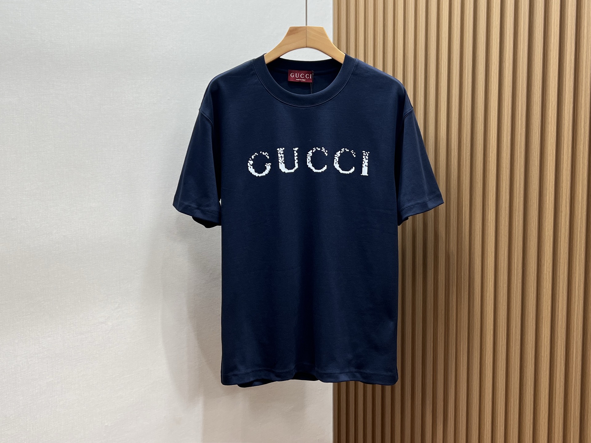 NO:900197,-26SS————GU letter washed distressed short-sleeved T-shirt is a fashion item suitable for both men and women, which perfectly combines retro and modern trend elements. It is made of high-quality fabrics and treated with a special washing process to show a natural distressed effect, which not only enhances the texture of the clothes, but also gives each piece a unique appearance. The letter pattern on the body is simple yet individual. Through slight wear and tear, it shows the traces of time and highlights  The unique taste of the wearer. The short-sleeved design is suitable for spring and summer. It is cool and comfortable. The loose-fitting cut is suitable for both men and women regardless of body shape. When paired with jeans, casual pants or skirts, you can easily create a casual and natural street style. Whether it is daily travel, gatherings with friends or casual sports, this short-sleeved T-shirt is your ideal choice, allowing you to stand out from the crowd and show your extraordinary charm.  Ready for sale blue XS-S-M-L, Gucci-clothing, gucci, skirts, jeans, T-shirt, tees, t-shirt,19860909-26SS———GU字母水洗做旧短袖T恤,是男女皆宜的时尚单品,完美融合了复古与现代潮流元素.采用优质面料,经过特殊水洗工艺处理,呈现出自然做旧效果,不仅增强了衣物的质感,还让每一件都拥有独一无二的外观.衣身上的字母图案,简约而不失个性,通过轻微磨损处理,更显岁月痕迹,彰显穿着者的独特品味.短袖设计,适合春夏季节穿着,既凉爽又舒适.宽松的版型剪裁,不挑身材,无论男女都能轻松驾驭,搭配牛仔裤、休闲裤或是半身裙,都能轻松打造出随性自然的街头风格.无论是日常出行、朋友聚会还是休闲运动,这款短袖T恤都是你的理想选择,让你在人群中脱颖而出,展现不凡魅力. 现货发售蓝色XS-S-M-L,古驰-服装,gucci,skirts,jeans,T-shirt,tees，t-shirt,,Women's clothing