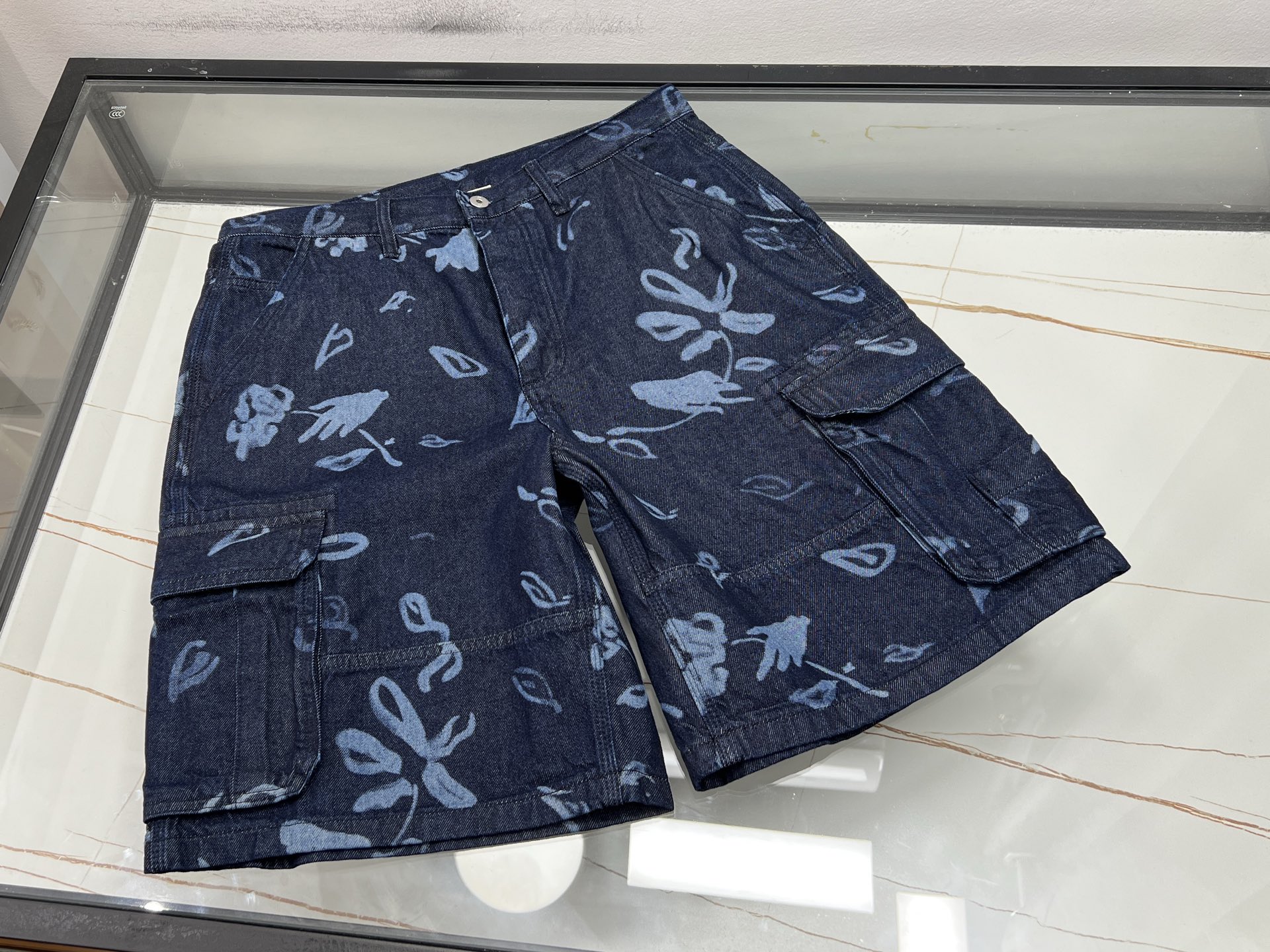 NO:922522,-26SS————V denim washed fashionable casual mid-pants, unlocking comfortable summer wear. These denim washed fashionable casual mid-pants can be called a treasure item in the summer wardrobe. The classic denim blue is processed by a unique washing process, showing a natural and retro tone, rich layering, and a casual atmosphere. The mid-pants have a neat shape, just the right length to expose the calves, refreshing and tall. The loose straight design is not picky about the body shape. Whether you have a pear-shaped or an apple-shaped figure, it can be easily controlled and can move freely without restraint.  It is a versatile item when paired with a simple white T for youthful vitality. Pair it with a printed shirt for a stylish personality. Pair it with a thin jacket to easily cope with the temperature difference between morning and evening. Whether it is a daily outing, a gathering with friends or outdoor play, it can make you comfortable and fashionable, and easily become the focus of the crowd. Available in stock 44-46-48-50-52, Dior-clothing, dior, jackets & coats, shirts,19860909-26SS———V牛仔水洗时尚休闲中裤,解锁夏日自在穿搭 这条牛仔水洗时尚休闲中裤,堪称夏日衣橱的宝藏单品.经典牛仔蓝经独特水洗工艺处理,呈现出自然又复古的色调,层次感丰富,自带随性氛围. 中裤版型利落,恰到好处的长度露出小腿,清爽又显高.宽松直筒设计,不挑身材,无论是梨形还是苹果形身材,都能轻松驾驭,活动自如无束缚. 搭配上更是百搭神器,配简约白T,青春活力；搭印花衬衫,个性时尚；外搭一件薄外套,轻松应对早晚温差.无论是日常出街、朋友聚会还是户外游玩,它都能让你舒适又时髦,轻松成为人群焦点. 现货发售44-46-48-50-52,迪奥-服装,dior,jackets & coats,shirts,,Women's clothing