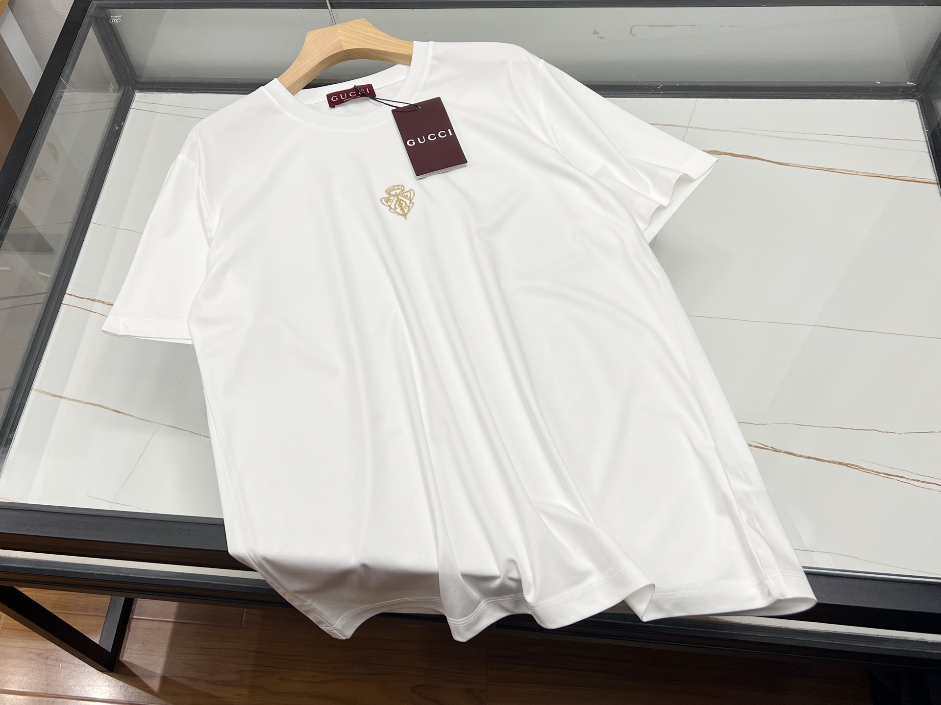 NO:922482,-26SS——GU letter short sleeves, with its simple yet fashionable design style, perfectly interpret the fashion concept of the same style for men and women. It is made of high-quality fabrics, soft and comfortable, and has good breathability. It can give the most considerate care to the skin whether it is hot summer or cool spring and autumn. The letter pattern on the short sleeves uses advanced printing technology, the color is bright and long-lasting, and it is not easy to fall off. It not only highlights the personality, but also maintains a low-key and restrained temperament.  In terms of shape design, this short-sleeved shirt focuses on the balance between self-cultivation and comfort, which can highlight the body lines without feeling restrictive. Whether it is paired with jeans, casual pants or a skirt, it can be easily worn to show different style charms. Whether it is daily travel, dating, shopping, or gatherings with friends, this short-sleeved letter can be your fashionable addition.  In short, with its simple and fashionable design, high-quality and comfortable fabrics and versatile styles, this letter short-sleeve has become the first choice for men and women, allowing you to enjoy fashion while also feeling unparalleled comfort. Available in stock in white XS-S-M-L, Gucci-clothing, gucci, skirts, jeans, T-shirt,19860909-26SS———GU字母短袖,以其简约而不失时尚的设计风格,完美诠释了男女同款的时尚理念.采用优质面料,柔软舒适,透气性好,无论是炎炎夏日还是春秋微凉时节,都能给予肌肤最贴心的呵护.短袖上的字母图案,采用先进印花技术,色泽鲜艳持久,不易脱落,既彰显了个性,又不失低调内敛的气质. 版型设计上,这款短袖注重修身与舒适的平衡,既能够凸显身材线条,又不会感到束缚.无论是搭配牛仔裤、休闲裤还是半身裙,都能轻松驾驭,展现出不同的风格魅力.无论是日常出行、约会逛街还是朋友聚会,这款字母短袖都能成为你的时尚加分项. 总之,这款字母短袖以其简约时尚的设计、优质舒适的面料以及百搭的款式,成为了男女同款的优选之选,让你在享受时尚的同时,也能感受到无与伦比的舒适体验. 现货发售白色XS-S-M-L,古驰-服装,gucci,skirts,jeans,T-shirt,,Women's clothing