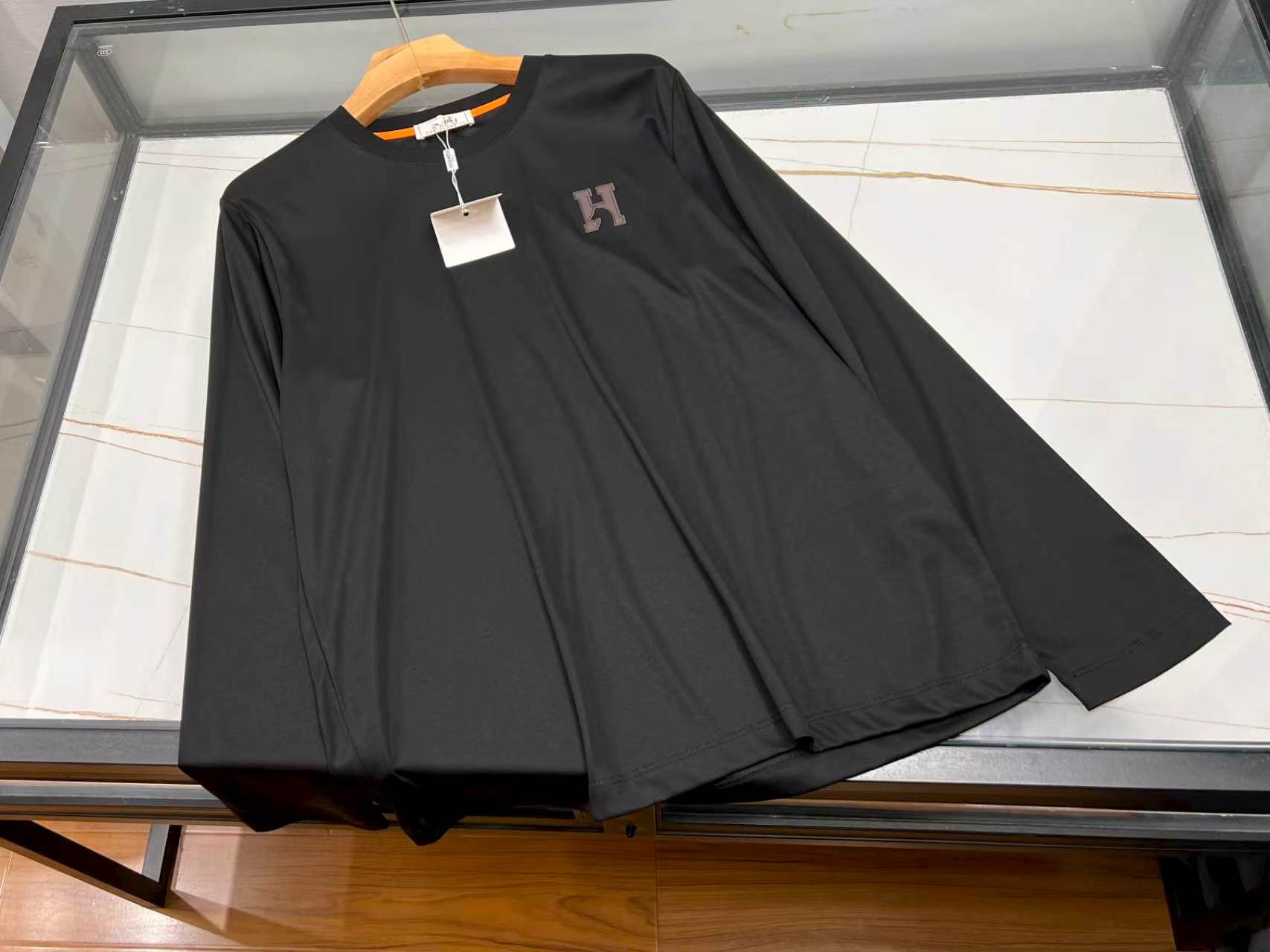 NO:928222,-26SS————H  This spring and summer fashionable and casual long and short top combines business style with daily relaxation, and is suitable for various scenes. It is made of light and breathable fabrics with a smooth touch. It is refreshing and not sweaty in summer, and is also suitable for layering in spring and autumn. The simple and neat shape modifies the body shape, and the loose cut is not tight. The basic round neck design is simple and elegant, with low-key and exquisite details embellishment.  Improved texture. It can be paired with trousers to create a commuting business look, suitable for office work and meetings; it can also be paired with casual trousers and jeans to meet casual scenes such as daily travel and shopping. It can be worn multiple times, taking into account both dignity and comfort, taking into account both business formality and casual casual style, creating a light and luxurious daily wear, suitable for the spring and summer dressing needs of young and middle-aged men.  Spot swear three-color M-XXXL, Hermès-clothing, hermes, jeans,19860909-26SS———H 这款春夏时尚休闲长短款上衣,融合商务格调与日常松弛感,适配多场景穿搭.甄选轻薄透气面料,触感顺滑,夏季清爽不闷汗,春秋叠穿也合适.简约利落的版型修饰身形,宽松剪裁不紧绷.基础圆领设计简约大气,低调精致的细节点缀提升质感.既能搭配西裤打造通勤商务造型,适配办公、会谈；也可搭配休闲裤、牛仔裤,满足日常出行、逛街等休闲场景.一衣多穿,兼顾体面感与舒适度,兼顾商务正式感和休闲随性风,打造轻奢日常穿搭,适配中青年男士春夏穿搭需求. 现货发誓三色M-XXXL,爱马仕-服装,hermes,jeans,,Women's clothing