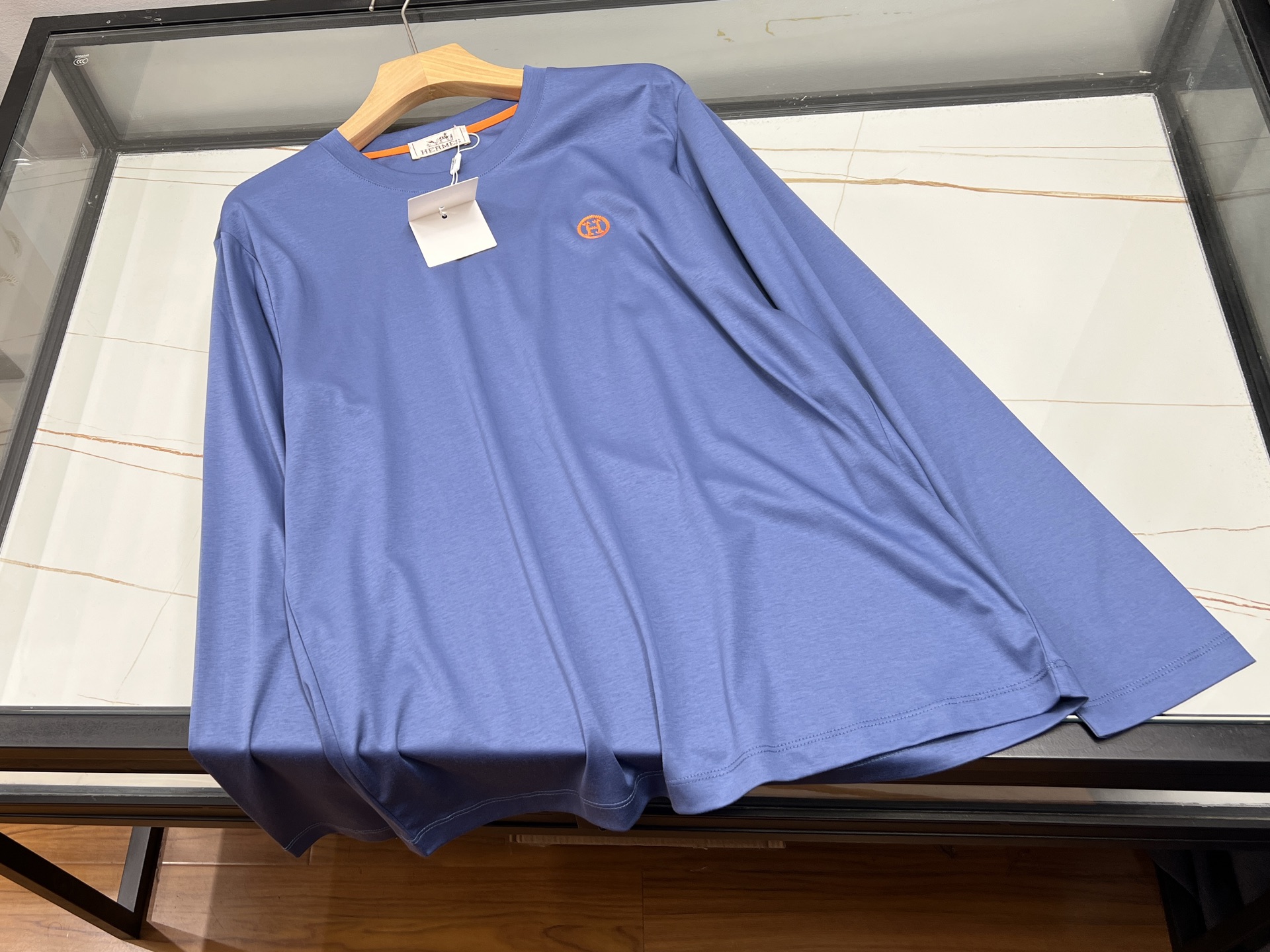 NO:928198,-26SS————H  This spring and summer fashionable and casual long and short top combines business style with daily relaxation, and is suitable for various scenes. It is made of light and breathable fabrics with a smooth touch. It is refreshing and not sweaty in summer, and is also suitable for layering in spring and autumn. The simple and neat shape modifies the body shape, and the loose cut is not tight. The basic round neck design is simple and elegant, with low-key and exquisite details embellishment.  Improved texture. It can be paired with trousers to create a commuting business look, suitable for office work and meetings; it can also be paired with casual trousers and jeans to meet casual scenes such as daily travel and shopping. It can be worn multiple times, taking into account both dignity and comfort, taking into account both business formality and casual casual style, creating a light and luxurious daily wear, suitable for the spring and summer dressing needs of young and middle-aged men.  Spot swear three-color M-XXXL, Hermès-clothing, hermes, jeans,19860909-26SS———H 这款春夏时尚休闲长短款上衣,融合商务格调与日常松弛感,适配多场景穿搭.甄选轻薄透气面料,触感顺滑,夏季清爽不闷汗,春秋叠穿也合适.简约利落的版型修饰身形,宽松剪裁不紧绷.基础圆领设计简约大气,低调精致的细节点缀提升质感.既能搭配西裤打造通勤商务造型,适配办公、会谈；也可搭配休闲裤、牛仔裤,满足日常出行、逛街等休闲场景.一衣多穿,兼顾体面感与舒适度,兼顾商务正式感和休闲随性风,打造轻奢日常穿搭,适配中青年男士春夏穿搭需求. 现货发誓三色M-XXXL,爱马仕-服装,hermes,jeans,,Women's clothing