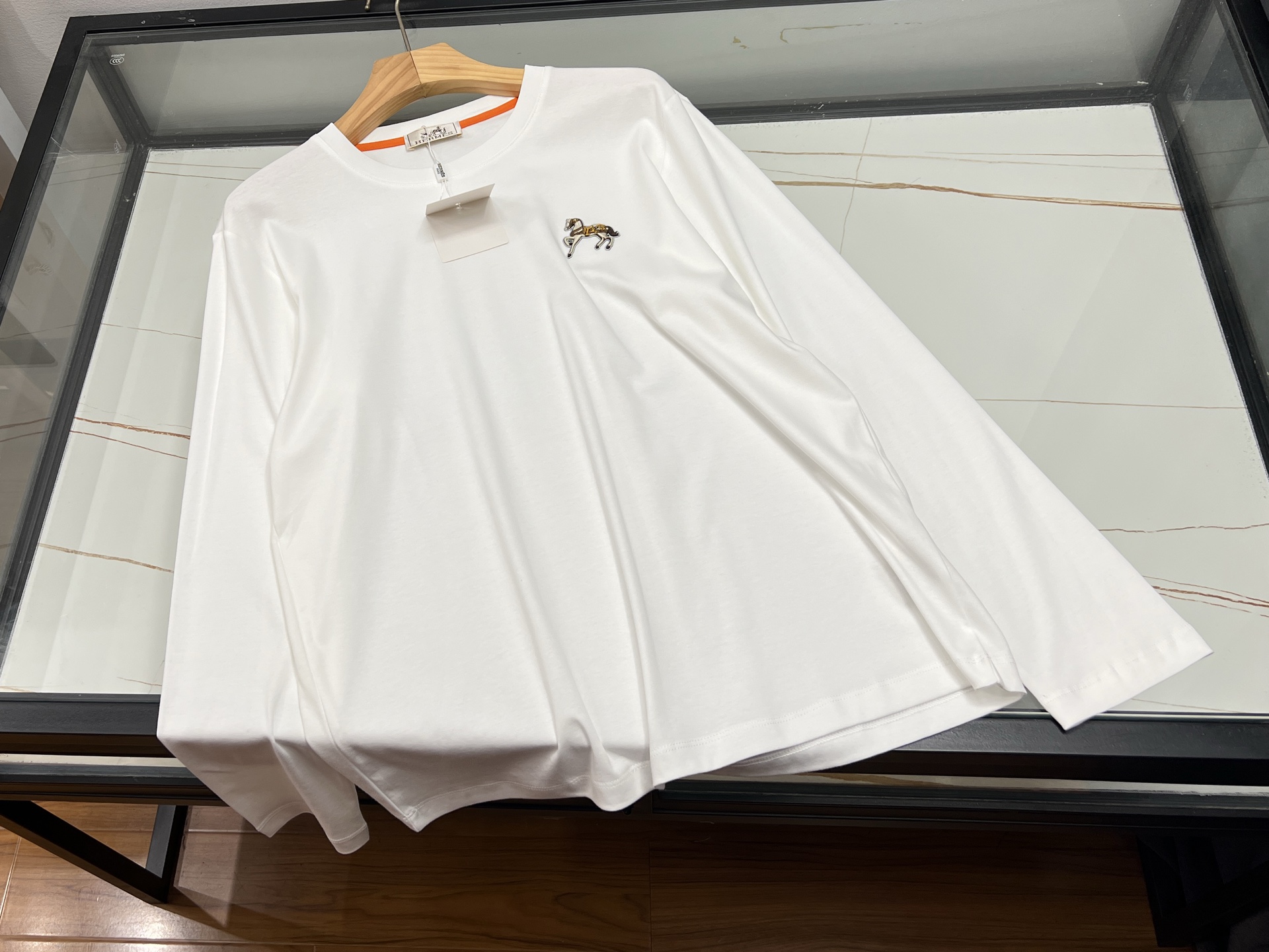 NO:928175,-26SS————H  This spring and summer fashionable and casual long and short top combines business style with daily relaxation, and is suitable for various scenes. It is made of light and breathable fabrics with a smooth touch. It is refreshing and not sweaty in summer, and is also suitable for layering in spring and autumn. The simple and neat shape modifies the body shape, and the loose cut is not tight. The basic round neck design is simple and elegant, with low-key and exquisite details embellishment.  Improved texture. It can be paired with trousers to create a commuting business look, suitable for office work and meetings; it can also be paired with casual trousers and jeans to meet casual scenes such as daily travel and shopping. It can be worn multiple times, taking into account both dignity and comfort, taking into account both business formality and casual casual style, creating a light and luxurious daily wear, suitable for the spring and summer dressing needs of young and middle-aged men.  Spot swear three-color M-XXXL, Hermès-clothing, hermes, jeans,19860909-26SS———H 这款春夏时尚休闲长短款上衣,融合商务格调与日常松弛感,适配多场景穿搭.甄选轻薄透气面料,触感顺滑,夏季清爽不闷汗,春秋叠穿也合适.简约利落的版型修饰身形,宽松剪裁不紧绷.基础圆领设计简约大气,低调精致的细节点缀提升质感.既能搭配西裤打造通勤商务造型,适配办公、会谈；也可搭配休闲裤、牛仔裤,满足日常出行、逛街等休闲场景.一衣多穿,兼顾体面感与舒适度,兼顾商务正式感和休闲随性风,打造轻奢日常穿搭,适配中青年男士春夏穿搭需求. 现货发誓三色M-XXXL,爱马仕-服装,hermes,jeans,,Women's clothing