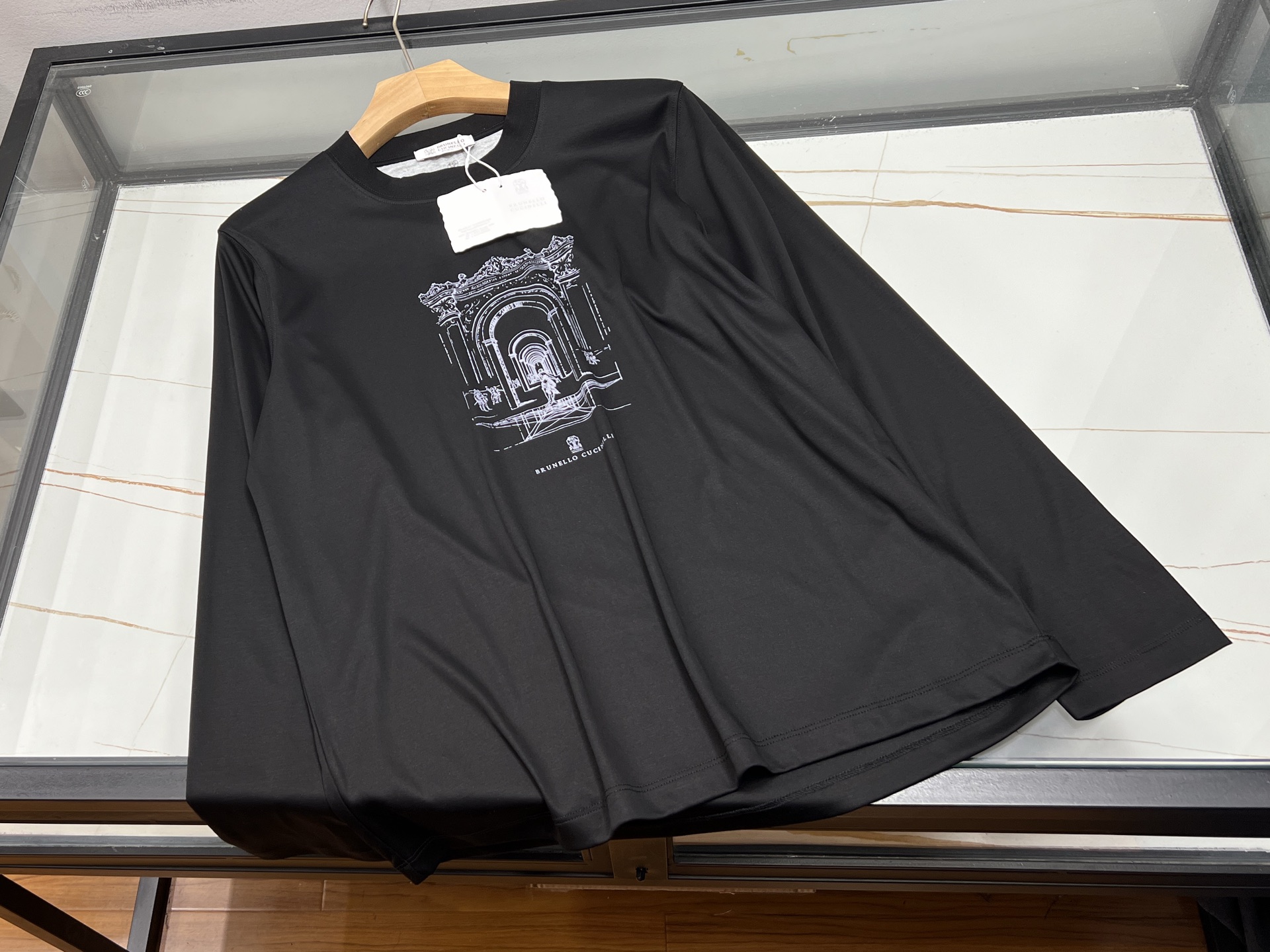 NO:928154,-26SS————H  This spring and summer fashionable and casual long and short top combines business style with daily relaxation, and is suitable for various scenes. It is made of light and breathable fabrics with a smooth touch. It is refreshing and not sweaty in summer, and is also suitable for layering in spring and autumn. The simple and neat shape modifies the body shape, and the loose cut is not tight. The basic round neck design is simple and elegant, with low-key and exquisite details embellishment.  Improved texture. It can be paired with trousers to create a commuting business look, suitable for office work and meetings; it can also be paired with casual trousers and jeans to meet casual scenes such as daily travel and shopping. It can be worn multiple times, taking into account both dignity and comfort, taking into account both business formality and casual casual style, creating a light and luxurious daily wear, suitable for the spring and summer dressing needs of young and middle-aged men.  Spot swear three colors M-XXXL, men's and women's clothing, jeans,19860909-26SS———H 这款春夏时尚休闲长短款上衣,融合商务格调与日常松弛感,适配多场景穿搭.甄选轻薄透气面料,触感顺滑,夏季清爽不闷汗,春秋叠穿也合适.简约利落的版型修饰身形,宽松剪裁不紧绷.基础圆领设计简约大气,低调精致的细节点缀提升质感.既能搭配西裤打造通勤商务造型,适配办公、会谈；也可搭配休闲裤、牛仔裤,满足日常出行、逛街等休闲场景.一衣多穿,兼顾体面感与舒适度,兼顾商务正式感和休闲随性风,打造轻奢日常穿搭,适配中青年男士春夏穿搭需求. 现货发誓三色M-XXXL,男装女装,jeans,,Women's clothing