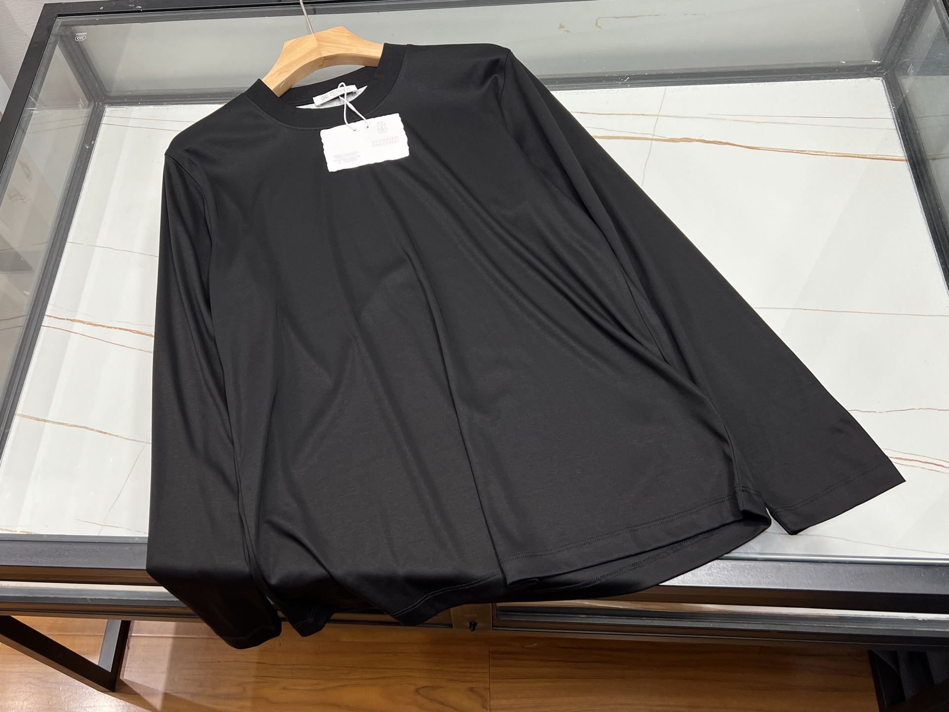 NO:928134,-26SS————BC  This spring and summer fashionable and casual long and short top combines business style with daily relaxation, and is suitable for various scenes. It is made of light and breathable fabrics with a smooth touch. It is refreshing and not sweaty in summer, and is also suitable for layering in spring and autumn. The simple and neat shape modifies the body shape, and the loose cut is not tight. The basic round neck design is simple and elegant, with low-key and exquisite details embellishment.  Improved texture. It can be paired with trousers to create a commuting business look, suitable for office work and meetings; it can also be paired with casual trousers and jeans to meet casual scenes such as daily travel and shopping. It can be worn multiple times, taking into account both dignity and comfort, taking into account both business formality and casual casual style, creating a light and luxurious daily wear, suitable for the spring and summer dressing needs of young and middle-aged men.  Spot swear three colors M-XXXL, women's clothing, jeans,19860909-26SS———BC 这款春夏时尚休闲长短款上衣,融合商务格调与日常松弛感,适配多场景穿搭.甄选轻薄透气面料,触感顺滑,夏季清爽不闷汗,春秋叠穿也合适.简约利落的版型修饰身形,宽松剪裁不紧绷.基础圆领设计简约大气,低调精致的细节点缀提升质感.既能搭配西裤打造通勤商务造型,适配办公、会谈；也可搭配休闲裤、牛仔裤,满足日常出行、逛街等休闲场景.一衣多穿,兼顾体面感与舒适度,兼顾商务正式感和休闲随性风,打造轻奢日常穿搭,适配中青年男士春夏穿搭需求. 现货发誓三色M-XXXL,女装,jeans,,Women's clothing