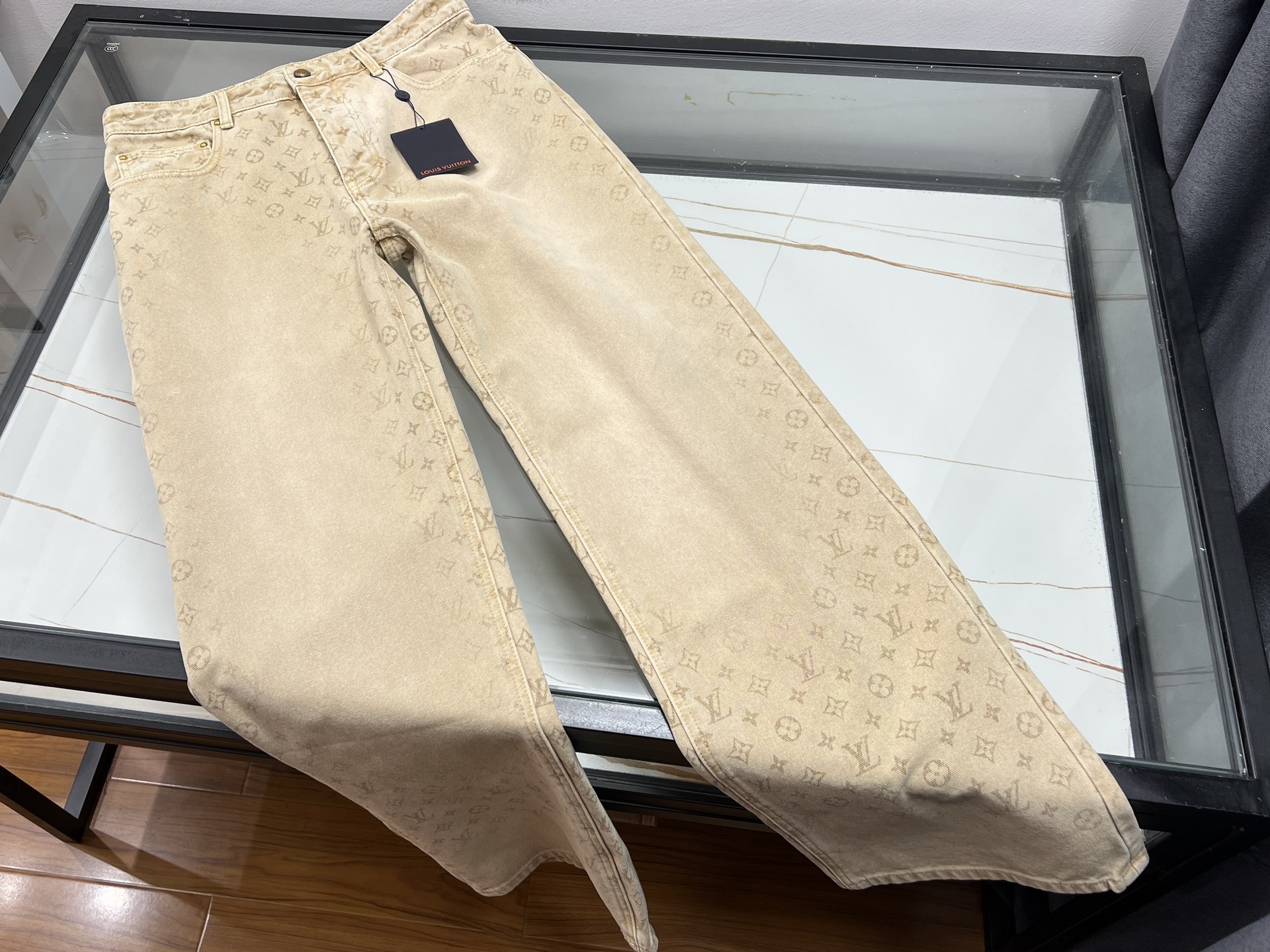 NO:928219,—26SS————V This dark patterned letter fashion jeans is made of high-quality washed denim fabric, which is soft and breathable to the touch and can be worn in all seasons. The overall shape is a loose straight fit, which is highly tolerant, modifies the leg lines, and is very friendly to all types of legs. The whole body is made of the same color dark patterned lettering jacquard craft, which looks good from a distance.  Simple and elegant, with a sense of exquisite texture when viewed up close, it is low-key and luxurious without being too ostentatious. It has a classic five-pocket design and exquisite hardware workmanship. It can be paired with long-sleeved sweaters, sweatshirts, and T-shirts, and is suitable for business casual, daily travel, and street wear. It takes into account relaxation and high-end texture, and can easily create a fashionable look for men.  Available now for khaki S-XL, Louis Vuitton-clothing, Louis Vuitton, hoodie, sweatshirts, jeans, tees, t-shirt,19860909—26SS———V这款暗纹字母时尚牛仔裤采用优质水洗牛仔面料,触感柔软透气,四季都可穿搭.整体为宽松直筒版型,包容性强,修饰腿部线条,对各类腿型都十分友好.通体采用同色系暗纹字母提花工艺,远看简约素雅,近看富有精致肌理感,低调轻奢,不会过于张扬.经典五袋式设计,五金做工考究.可搭配长袖针织衫、卫衣、T恤,适配商务休闲、日常出行、街头穿搭,兼顾松弛感与高级质感,轻松打造男士时髦造型. 现货发售卡其S-XL,路易威登-服装,louis vuitton,hoodie,sweatshirts,jeans,tees，t-shirt,,Women's clothing