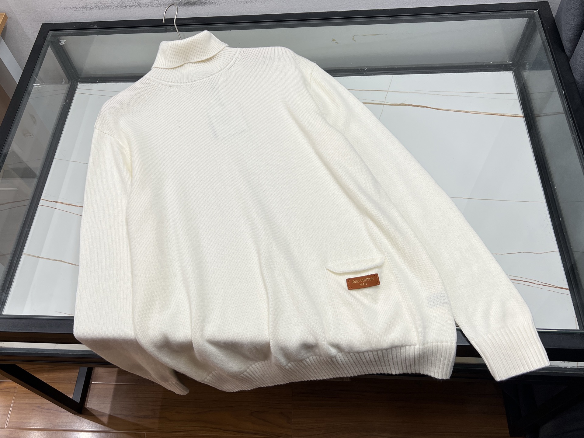 NO:928196,-26SS—V high-neck casual long sweater is made of fine soft and waxy knitted fabric, which is smooth and skin-friendly, and has excellent warmth retention. It has a loose shoulder version, which is loose and not tight. It can modify the body shape and is highly tolerant to various body types. Simple design in solid color, with unique pockets and small leather labels on one side of the hem to weaken the sense of monotony. High collar with ribbed top  , cuffs and hem, strong and not easily deformed, with a neat silhouette. It can be worn alone to create a lazy style, or layered with a jacket. It is suitable for various scenarios such as casual commuting and daily travel. It takes into account comfort and high-end texture, and can easily create a low-key and elegant style for mature men. Available now in three colors S-XL, Louis Vuitton-clothing, louis  vuitton,jackets & coats,sweaters,19860909-26SS—V高领休闲长款毛衣甄选细腻软糯针织面料,触感顺滑亲肤,保暖性出众.宽松落肩版型,版型松弛不紧绷,能够修饰身形,对各种身材包容度高.纯色简约设计,下摆一侧搭配别致口袋与小皮标点缀,弱化单调感.罗纹收口的高领、袖口及下摆,牢固不易变形,版型利落.既可单穿打造慵懒风,也能内搭外套叠穿.适配休闲通勤、日常出行等多种场景,兼顾舒适感与高级质感,轻松塑造成熟男士低调雅致的穿搭格调.现货发售三色S-XL,路易威登-服装,louis vuitton,jackets & coats,sweaters,,Women's clothing