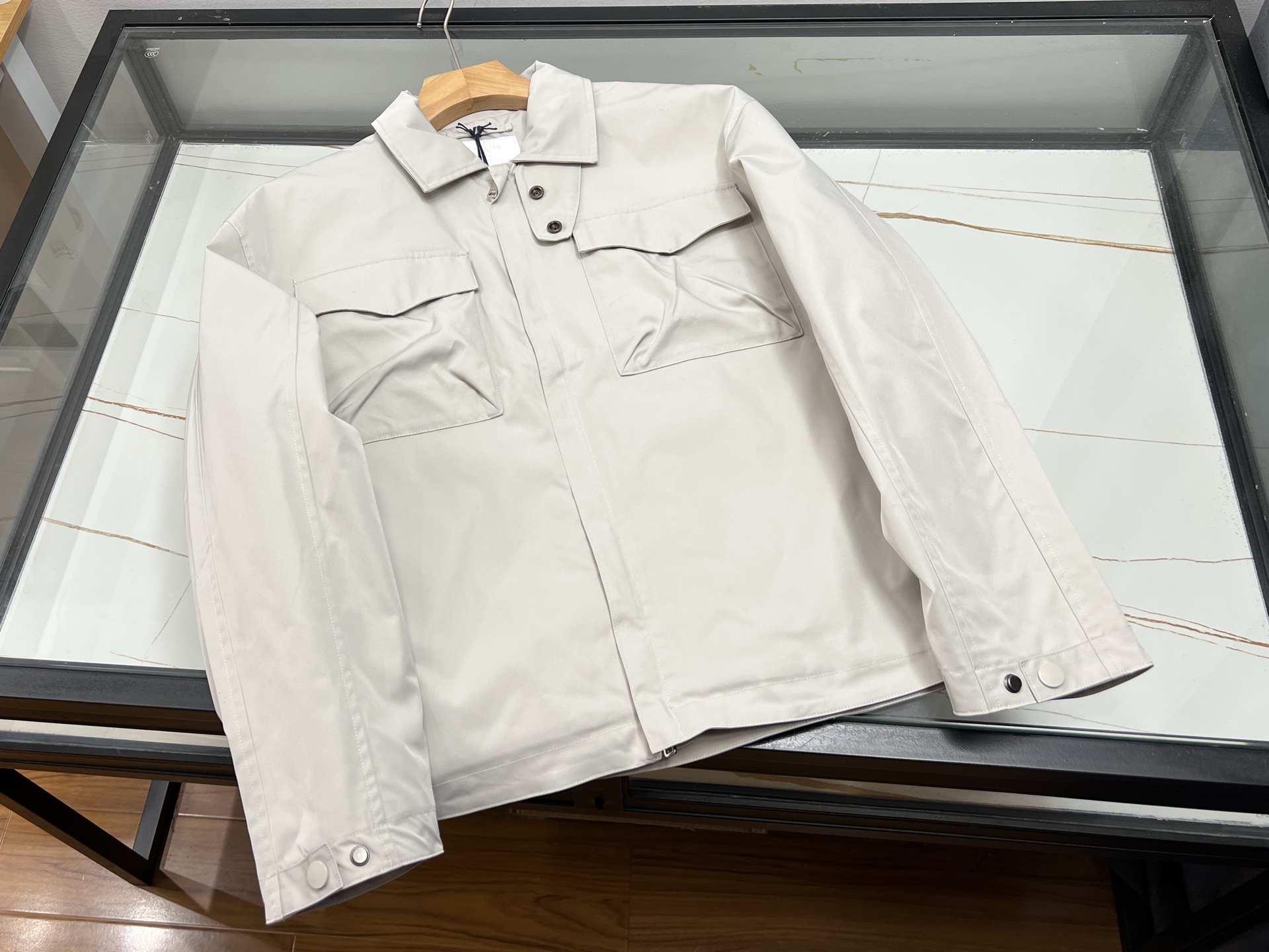 NO:929751,-26SS——P This autumn and winter fashionable casual jacket is made of thick and breathable blended fabric, which is windproof and temperature-locking, and can cope with the cooling weather in autumn and winter. The loose and neat version is highly tolerant and does not restrict body movements. The dropped shoulder design weakens the body line. Simple solid color tone, exquisite details and workmanship, taking into account  Business commuting and daily casual style. It can be worn with a knitted sweater for layering, or with jeans and casual pants for travel. The style is simple and advanced, and the wear is casual and relaxed. It has both practicality and fashion sense. It is suitable for various scenes such as work, shopping, dating, etc., creating a low-key and elegant autumn and winter outfit for men.  Ready-made two-color S-XL, Prada-clothing, prada, jeans, jackets & coats,19860909-26SS——P这款秋冬时尚休闲外套选用厚实透气混纺面料,防风锁温,应对秋冬降温天气.宽松利落的版型,包容性强,不束缚肢体活动,落肩设计弱化身材线条.简约纯色基调,细节做工精致,兼顾商务通勤与日常休闲风格.既可内搭针织衫做叠穿搭配,也能搭配牛仔裤、休闲裤出行.版型简约高级,穿搭随性松弛,兼顾实穿性与时尚感,适配上班、逛街、约会等多种场景,打造男士低调大气的秋冬穿搭 现货发货二色S-XL,普拉达-服装,prada,jeans,jackets & coats,,Women's clothing
