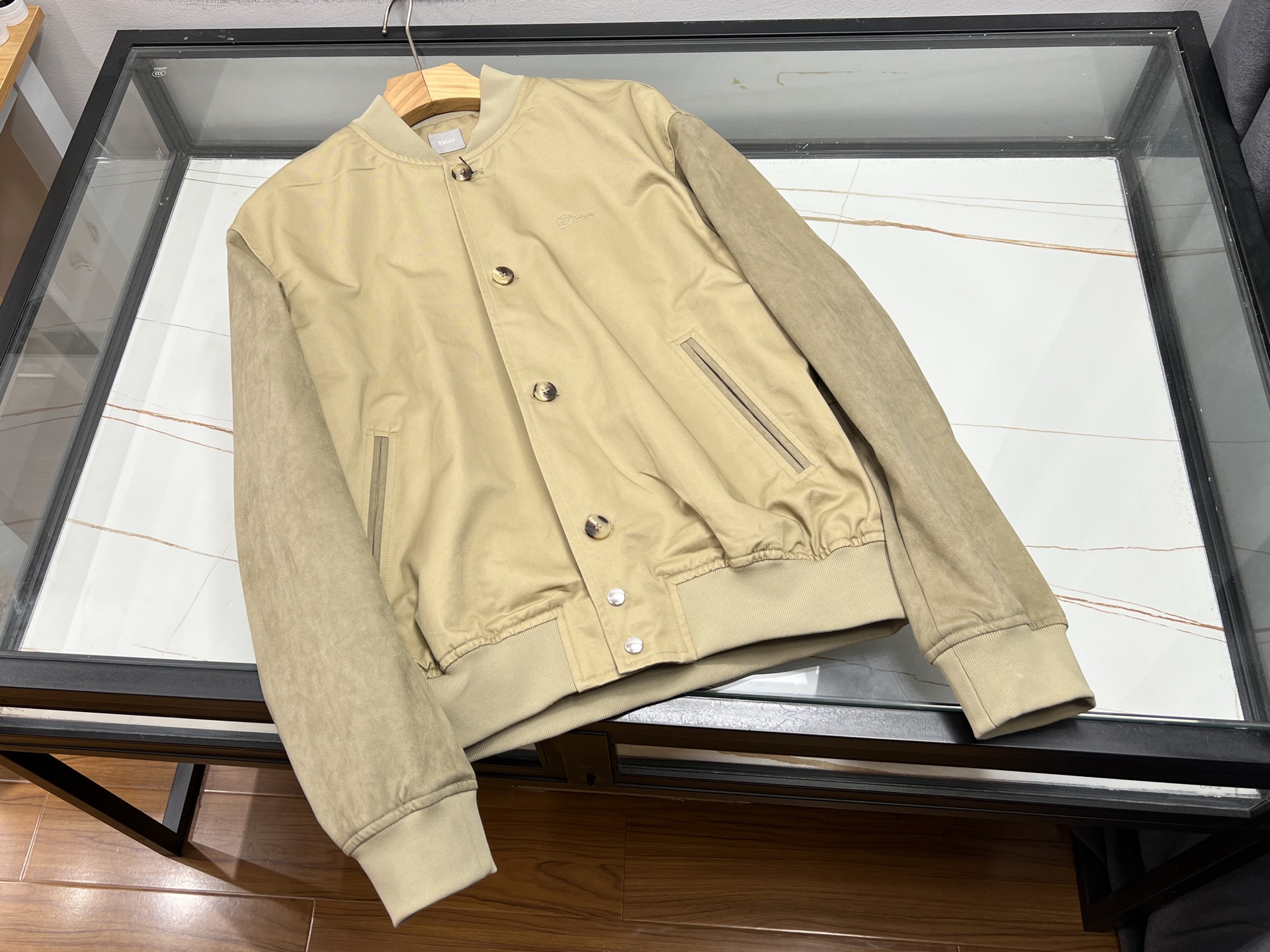 NO:929735,-26SS——CD This autumn and winter fashionable casual jacket is made of thick and breathable blended fabrics, which is windproof and temperature-locking, and can cope with the cooling weather in autumn and winter. The loose and neat version is highly tolerant and does not restrict body movements. The dropped shoulder design weakens the body line. Simple solid color tone, exquisite details and workmanship, taking into account  Business commuting and daily casual style. It can be worn with a knitted sweater for layering, or with jeans and casual pants for travel. The style is simple and advanced, and the wear is casual and relaxed. It has both practicality and fashion sense. It is suitable for various scenes such as work, shopping, dating, etc., creating a low-key and elegant autumn and winter outfit for men.  Ready-made two-color S-XL, Dior-clothing, dior, jeans, jackets & coats,19860909-26SS——CD这款秋冬时尚休闲外套选用厚实透气混纺面料,防风锁温,应对秋冬降温天气.宽松利落的版型,包容性强,不束缚肢体活动,落肩设计弱化身材线条.简约纯色基调,细节做工精致,兼顾商务通勤与日常休闲风格.既可内搭针织衫做叠穿搭配,也能搭配牛仔裤、休闲裤出行.版型简约高级,穿搭随性松弛,兼顾实穿性与时尚感,适配上班、逛街、约会等多种场景,打造男士低调大气的秋冬穿搭 现货发货二色S-XL,迪奥-服装,dior,jeans,jackets & coats,,Women's clothing
