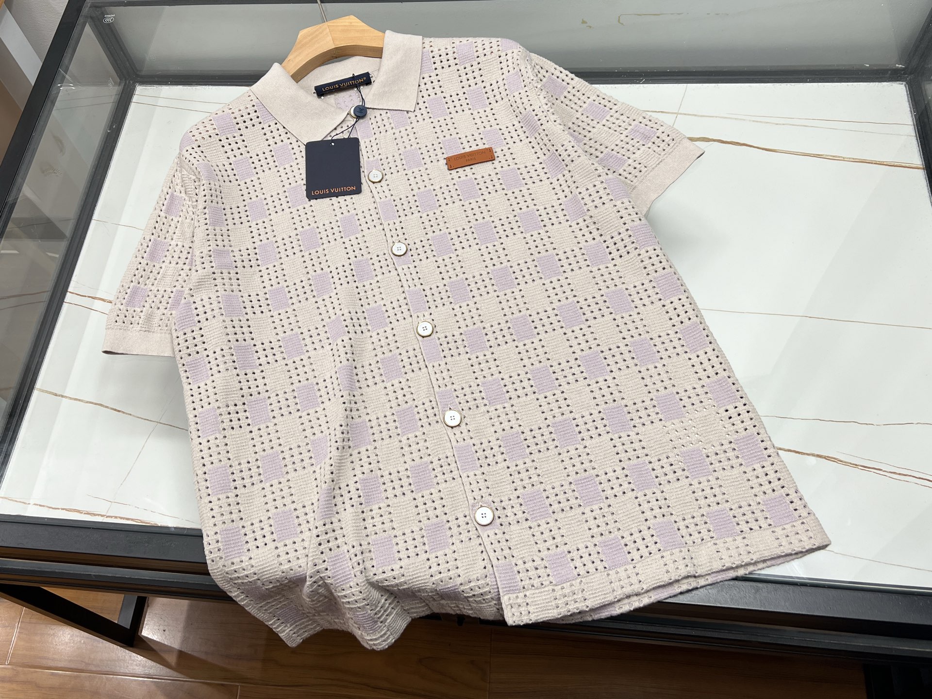NO:932138,-26SS——Hollow fashionable casual shirt. Short-sleeved hollow shirt creates a relaxed and casual casual wear for men. The whole body is made of breathable hollow knitted fabric, and the fine plaid texture has a refreshing and transparent texture. The upper body will not be sweaty in summer. The simple lapel is matched with a single row of buttons of the same color. The body is loose and drapey, without a sense of tightness and restraint. The chest is embellished with a small leather label, which is low-key and enhances the refined style. Light  The soft tones and colors are versatile and not picky. The simple tailoring weakens the shortcomings of the figure. It is refreshing and neat to wear alone, and the white T underneath is full of layers. It is suitable for daily outings, light business appointments, vacations and other scenarios. It can be paired with straight jeans or casual trousers. It has both comfort and practicality with light luxury and fashion. The breathable hollow design breaks the dullness of traditional shirts. It is a trendy item that can be worn in all seasons and worn alone in summer.  Ready for sale gray S-XL, Louis Vuitton-clothing, louis vuitton, jeans, shirts, T-shirt,19860909-26SS———镂空时尚休闲衬衫短袖镂空衬衫打造松弛随性的男士休闲穿搭,通体采用透气镂空针织面料,细腻格纹织理自带清爽通透质感,夏日上身不闷汗.简约翻领搭配同色系单排纽扣,衣身版型宽松垂顺,无紧绷束缚感,胸前点缀小巧皮质标牌,低调提升精致格调.浅调柔和配色百搭不挑人,简约剪裁弱化身材短板,单穿清爽利落,内搭白T层次感拉满.适配日常出街、轻商务约会、度假出行等多场景,搭配直筒牛仔裤、休闲西裤均可,兼具舒适实穿度与轻奢时尚感,透气镂空设计打破传统衬衫沉闷,是四季可叠穿、夏季单穿的潮流刚需单品. 现货发售灰色S-XL,路易威登-服装,louis vuitton,jeans,shirts,T-shirt,,Women's clothing