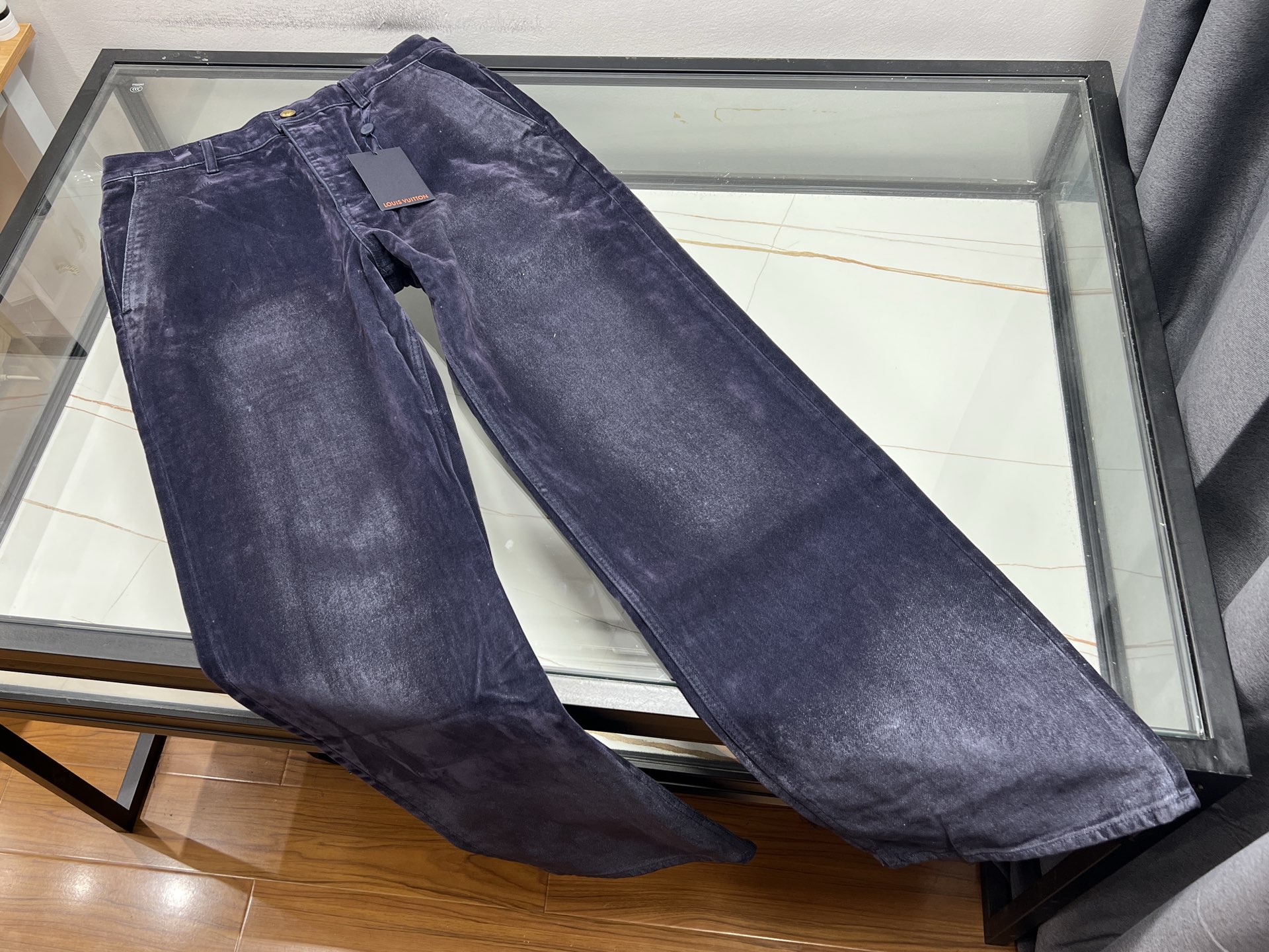 NO:942317,-26SS - Retro washed fashionable casual jeans. This casual straight-leg jeans adopts gradient washed distressing technology, rich in contrasting colors, and has a retro trendy atmosphere. The loose wide-leg pants are suitable for all types of legs. They have a full sense of drape when walking without tight constraints, making daily activities free and comfortable. The simple leather label on the back waist is paired with the presbyopic lining details of the double back pockets, which is low-key and hides the ingenious design of light luxury.  The workmanship is solid and the lines are neatly routed. The dark denim fabric is wear-resistant and has a crisp texture that is not easy to collapse and deform. It is suitable for a variety of wearing styles. It can be matched harmoniously with knitted sweaters, denim shirts, and hollow short-sleeves. It can be used for commuting, going out, and casual gatherings. It has both trendy appearance and practical wear properties. The gradient wash weakens dullness. The loose version is suitable for men of all ages. It is a basic trendy trousers that can be matched with any wardrobe.  Ready for sale blue 28-30-32-33-34-36, Louis Vuitton-clothing, louis vuitton, jeans, shirts, T-shirt,19860909-26SS———复古水洗时尚休闲牛仔裤这款休闲直筒牛仔裤采用渐变水洗做旧工艺,深浅撞色层次丰富,自带复古潮流氛围.宽松阔腿裤型包容各类腿型,行走垂坠感十足,无紧绷束缚,日常活动自在舒适.后腰简约皮标搭配双后袋老花内衬细节,低调暗藏轻奢设计巧思,做工扎实走线工整.深色丹宁面料耐磨抗造,质感挺括不易软塌变形.适配多种穿搭风格,搭配针织衫、牛仔衬衫、镂空短袖皆和谐,通勤、出街、休闲聚会都能驾驭.兼具潮流外观与实穿属性,渐变水洗弱化沉闷,宽松版型适配全年龄段男士,是衣柜百搭不挑搭配的基础潮流长裤. 现货发售蓝色28-30-32-33-34-36,路易威登-服装,louis vuitton,jeans,shirts,T-shirt,,Women's clothing
