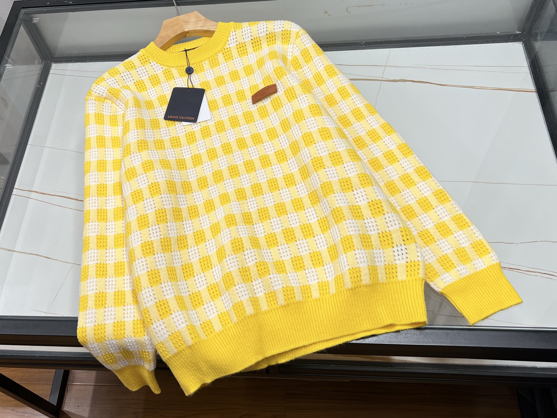 NO:941840,-26SS——V autumn and winter front label fashionable casual sweater  This autumn and winter casual sweater is made of soft, skin-friendly knitted fabric. It has a delicate and thick feel, is temperature-locking and breathable, and is just right for cool weather. It has a simple and loose shoulder design, which accommodates various body shapes. The upper body is lazy and casual, without a sense of tightness and restraint. The body design is clean and neat, and the exquisite small leather label on the back serves as a visual highlight, adding a low-key and luxurious trendy texture.  , avoiding complicated prints, being simple and recognizable. The basic and versatile colors are suitable for daily wear. It is refreshing and elegant when worn alone. It is full of layering when worn with a windbreaker, denim jacket, or woolen coat. It is suitable for daily commuting, weekend outings, or campus wear. It has both practicality and fashion sense. It is a versatile and durable basic knitted top in the autumn and winter wardrobe.  Available now for khaki S-XL, Louis Vuitton-clothing, louis vuitton, jackets & coats, sweaters,19860909-26SS——V秋冬前标时尚休闲毛衣 这款秋冬休闲毛衣采用软糯亲肤的针织面料,手感细腻厚实,锁温透气,应对微凉天气恰到好处.简约宽松落肩版型,包容各种身形,上身慵懒随性,没有紧绷拘束感.衣身设计干净利落,背后精致小皮标作为视觉亮点,低调增添轻奢潮流质感,避开繁复印花,简约又有辨识度.基础百搭色系适配日常穿搭,单穿清爽大气,内搭风衣、牛仔外套、呢大衣层次感十足.不管是日常通勤、周末出街还是校园穿搭都很合适,兼顾实穿度与时尚感,是秋冬衣橱里百搭耐看的基础款针织上衣. 现货发售卡其S-XL,路易威登-服装,louis vuitton,jackets & coats,sweaters,,Women's clothing