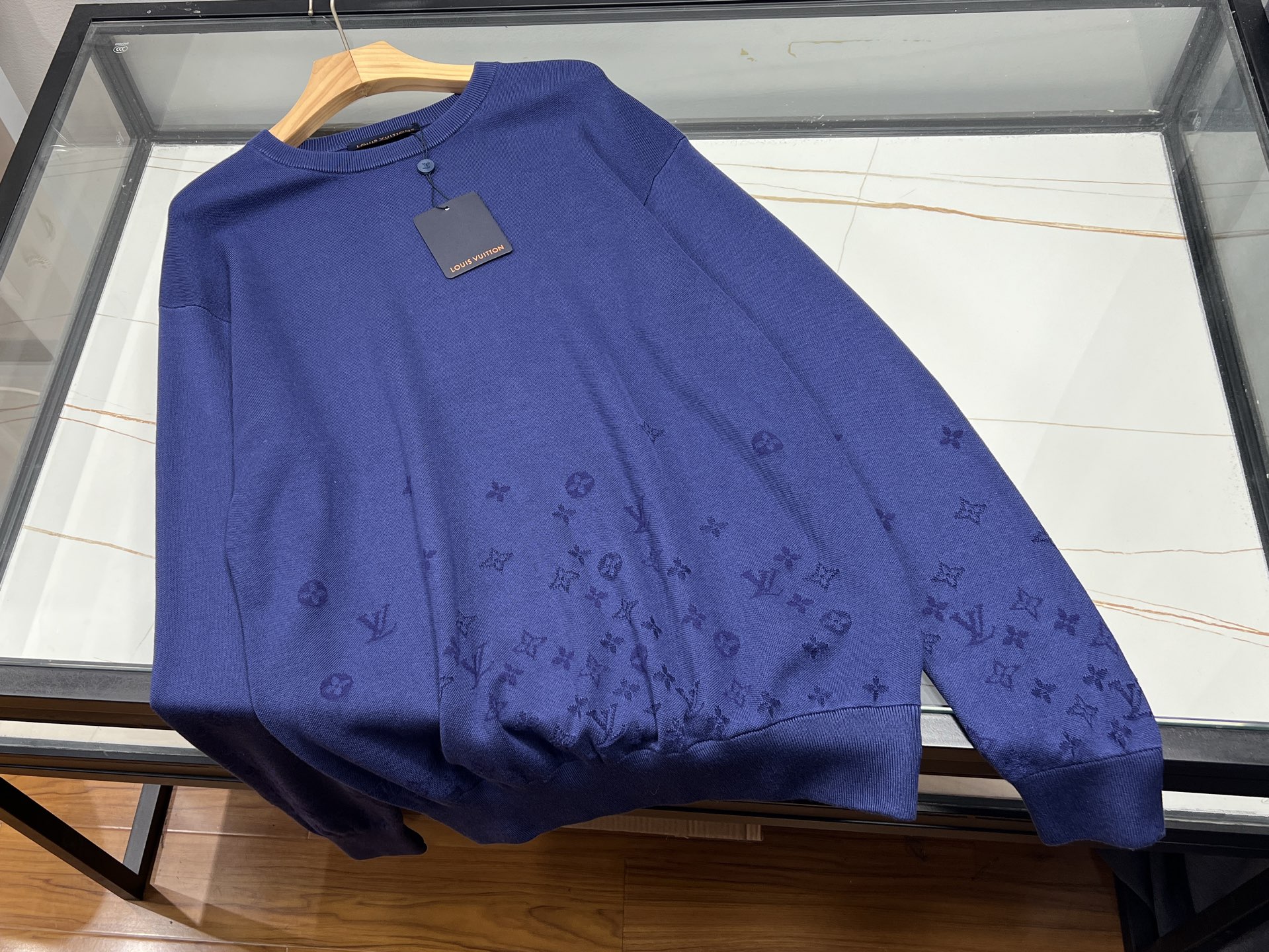 NO:941846,-26SS——V autumn and winter back label fashionable casual sweater  This autumn and winter casual sweater is made of soft, skin-friendly knitted fabric. It has a delicate and thick feel, is temperature-locking and breathable, and is just right for cool weather. It has a simple and loose shoulder design, which accommodates various body shapes. The upper body is lazy and casual, without a sense of tightness and restraint. The body design is clean and neat, and the exquisite small leather label on the back serves as a visual highlight, adding a low-key and luxurious trendy texture.  , avoiding complicated prints, being simple and recognizable. The basic and versatile colors are suitable for daily wear. It is refreshing and elegant when worn alone. It is full of layering when worn with a windbreaker, denim jacket, or woolen coat. It is suitable for daily commuting, weekend outings, or campus wear. It has both practicality and fashion sense. It is a versatile and durable basic knitted top in the autumn and winter wardrobe.  Ready for sale blue S-XL, Louis Vuitton-clothing, louis vuitton, jackets & coats, sweaters,19860909-26SS——V秋冬后标时尚休闲毛衣 这款秋冬休闲毛衣采用软糯亲肤的针织面料,手感细腻厚实,锁温透气,应对微凉天气恰到好处.简约宽松落肩版型,包容各种身形,上身慵懒随性,没有紧绷拘束感.衣身设计干净利落,背后精致小皮标作为视觉亮点,低调增添轻奢潮流质感,避开繁复印花,简约又有辨识度.基础百搭色系适配日常穿搭,单穿清爽大气,内搭风衣、牛仔外套、呢大衣层次感十足.不管是日常通勤、周末出街还是校园穿搭都很合适,兼顾实穿度与时尚感,是秋冬衣橱里百搭耐看的基础款针织上衣. 现货发售蓝色S-XL,路易威登-服装,louis vuitton,jackets & coats,sweaters,,Women's clothing