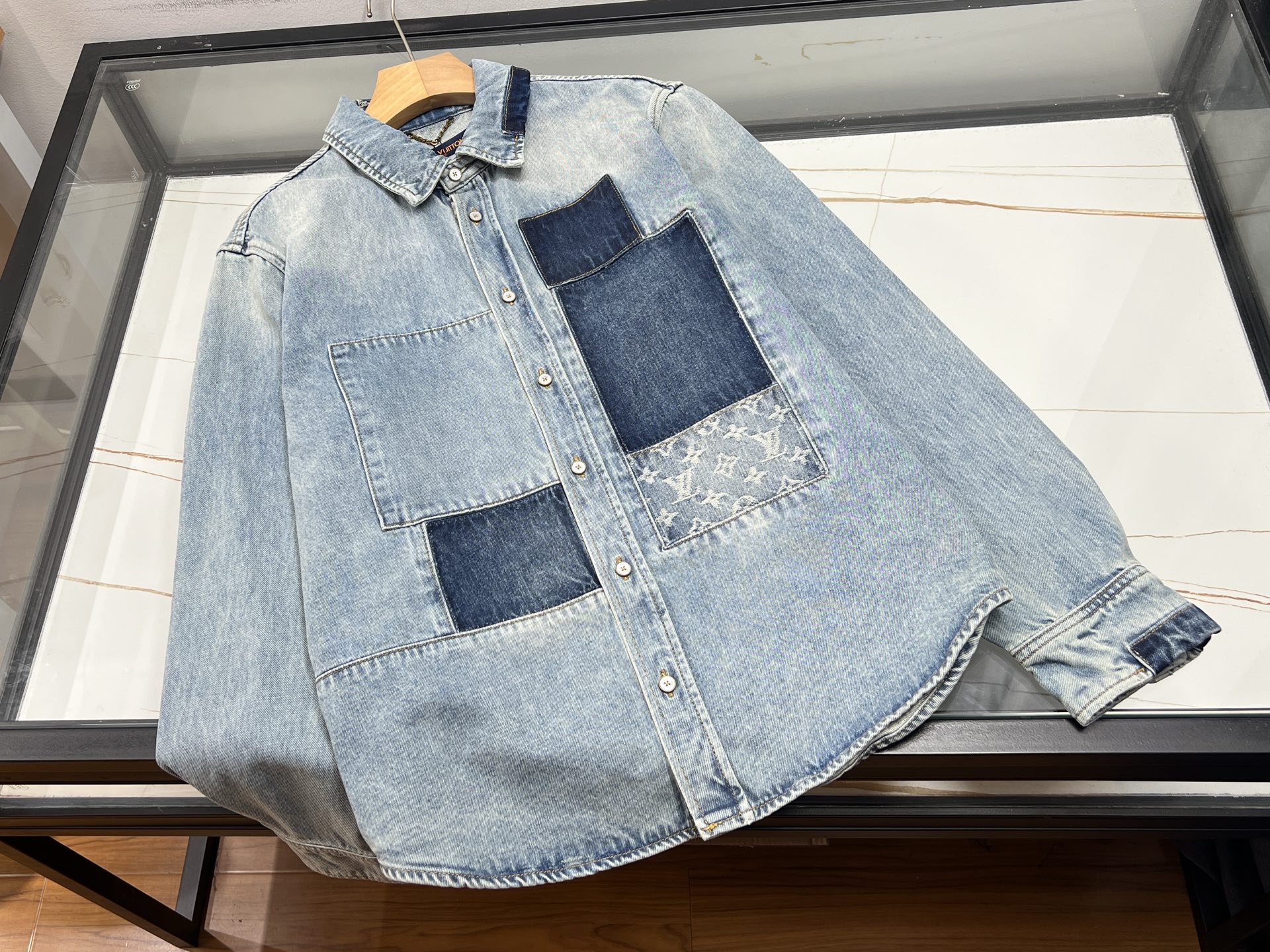 NO:941871,-26SS——Fashionable casual denim top  This casual denim shirt is made of classic washed denim fabric. The fabric has a tough texture with a soft distressed texture, and the upper body is crisp and stylish. The simple and neat basic version is loose and not restrictive, suitable for a variety of body shapes, and can be worn casually in daily life. The neat small lapel design is retro and durable, with simple and elegant lines, without any complexity or redundancy.  Decoration. It can be worn alone to create a refreshing youthful look. It can be worn with T-shirts or sweaters with rich layers. It is very coordinated with casual pants, overalls or basic jeans. Taking into account both street fashion and daily commuting style, it is full of practicality in spring and autumn, and is versatile and durable. It is a practical item that can be worn repeatedly in the wardrobe.  Ready for sale light color S-XL, Louis Vuitton-clothing, louis vuitton, jeans, tees, t-shirt,19860909-26SS——时尚休闲牛仔上衣 经典水洗牛仔面料打造这款休闲牛仔衫,布面质感硬朗又带着柔和做旧肌理,上身挺括有型.简约利落的基础版型宽松不束缚,适配多种身形,日常穿搭随性自在.利落小翻领设计复古耐看,线条简洁大气,没有繁复多余装饰.既可单穿打造清爽少年感,内搭T恤、针织衫层次丰富,搭配休闲裤、工装裤或是基础牛仔裤都十分协调.兼顾街头潮流与日常通勤风格,春秋季节实用性拉满,百搭耐看不挑搭配,是衣橱里能够反复穿搭的实穿单品 现货发售浅色S-XL,路易威登-服装,louis vuitton,jeans,tees，t-shirt,,Women's clothing