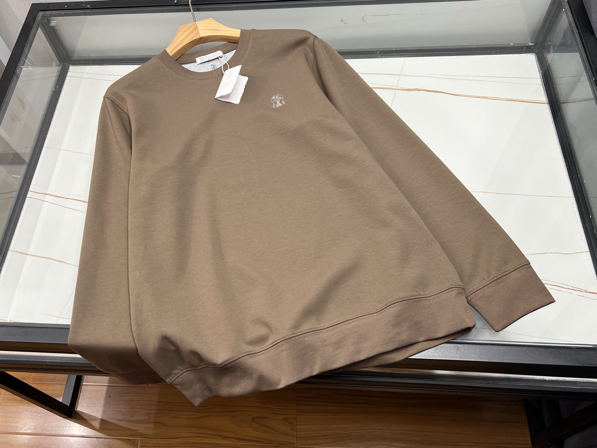 NO:942383,-26SS - Business Fashion Casual Sweatshirt This simple round-neck sweater combines business texture and daily casual style. It is made of fine and smooth knitted fabrics. It has a crisp drape and is not easy to wrinkle. Say goodbye to the loose and sloppy feel of ordinary sweatshirts. The neat and loose tailoring accommodates various body shapes. The dropped shoulder design weakens restraint and makes it suitable for commuting. Exquisite and compact.  The embroidered badge is embellished on the chest, which is low-key and luxurious, without exaggerated design. The inside of the round neck is exquisitely hemmed with exquisite details. It is suitable for light business scenes when worn alone, and it is also high-end when paired with suits and windbreakers. It goes well with casual trousers and straight jeans, taking into account both the office appropriateness and the weekend relaxed atmosphere. It is a high-end versatile item that can be worn in spring and autumn.  Available now in three colors M-XXXL, women's clothing, hoodie, sweatshirts, jeans, business suit,19860909-26SS——商务时尚休闲卫衣这款简约圆领卫衣融合商务质感与日常休闲风格,甄选细腻顺滑的针织面料,垂感挺括不易褶皱,告别普通卫衣的松弛邋遢感.利落宽松剪裁包容各种身形,落肩设计弱化拘束,通勤穿着得体大方.精致小巧的刺绣徽章点缀胸口,低调轻奢,没有浮夸设计.圆领内里做了精致包边,细节考究.单穿适配轻商务场景,外搭西装、风衣也层次高级.搭配休闲西裤、直筒牛仔裤都很协调,兼顾办公室得体感与周末松弛氛围,是春秋季一衣多穿的高阶百搭单品 现货发售三色M-XXXL,女装,hoodie,sweatshirts,jeans,business suit,,Women's clothing