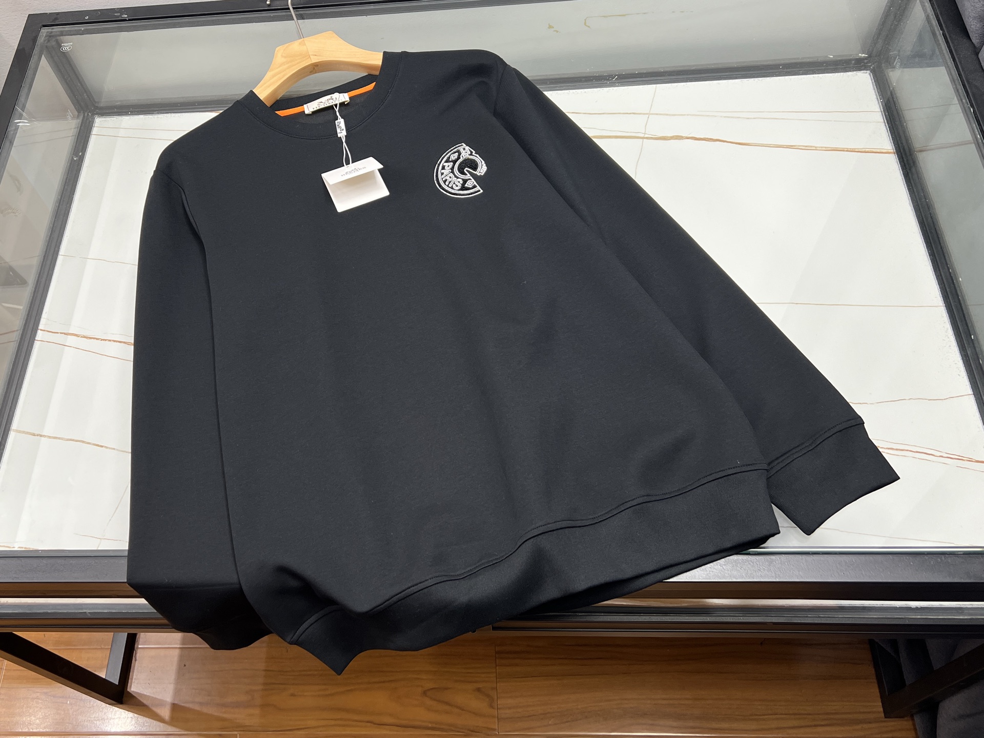 NO:942371,-26SS——H Business Fashion Casual Sweater This simple round-neck sweatshirt combines business texture and daily casual style. It is made of fine and smooth knitted fabrics. It has a crisp drape and is not easy to wrinkle. Say goodbye to the loose and sloppy feel of ordinary sweatshirts. The neat and loose tailoring accommodates various body shapes, and the dropped shoulder design weakens restraint. It is suitable for commuting. Exquisite and compact.  The embroidered badge is embellished on the chest, which is low-key and luxurious, without exaggerated design. The inside of the round neck is exquisitely hemmed with exquisite details. It is suitable for light business scenes when worn alone, and it is also high-end when paired with suits and windbreakers. It goes well with casual trousers and straight jeans, taking into account both the office appropriateness and the weekend relaxed atmosphere. It is a high-end versatile item that can be worn in spring and autumn.  Three colors M-XXXL, Hermes-clothing,hermes,hoodie,sweatshirts,jeans,business suit,19860909-26SS——H商务时尚休闲卫衣这款简约圆领卫衣融合商务质感与日常休闲风格,甄选细腻顺滑的针织面料,垂感挺括不易褶皱,告别普通卫衣的松弛邋遢感.利落宽松剪裁包容各种身形,落肩设计弱化拘束,通勤穿着得体大方.精致小巧的刺绣徽章点缀胸口,低调轻奢,没有浮夸设计.圆领内里做了精致包边,细节考究.单穿适配轻商务场景,外搭西装、风衣也层次高级.搭配休闲西裤、直筒牛仔裤都很协调,兼顾办公室得体感与周末松弛氛围,是春秋季一衣多穿的高阶百搭单品 现货发售三色M-XXXL,爱马仕-服装,hermes,hoodie,sweatshirts,jeans,business suit,,Women's clothing