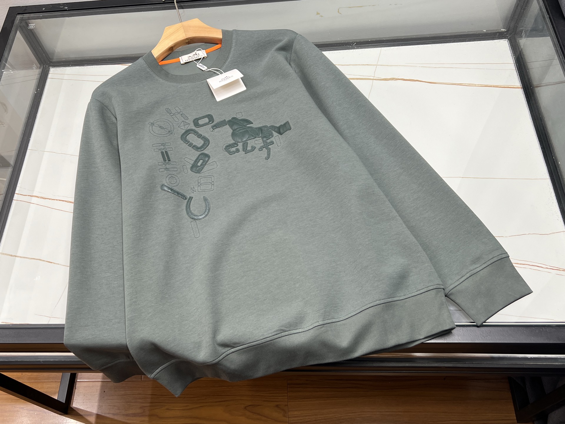 NO:942356,-26SS——H Business Fashion Casual Sweater This simple round-neck sweatshirt combines business texture and daily casual style. It is made of fine and smooth knitted fabrics. It has a crisp drape and is not easy to wrinkle. Say goodbye to the loose and sloppy feel of ordinary sweatshirts. The neat and loose tailoring accommodates various body shapes, and the dropped shoulder design weakens restraint. It is suitable for commuting. Exquisite and compact.  The embroidered badge is embellished on the chest, which is low-key and luxurious, without exaggerated design. The inside of the round neck is exquisitely hemmed with exquisite details. It is suitable for light business scenes when worn alone, and it is also high-end when paired with suits and windbreakers. It goes well with casual trousers and straight jeans, taking into account both the office appropriateness and the weekend relaxed atmosphere. It is a high-end versatile item that can be worn in spring and autumn.  Three colors M-XXXL, Hermes-clothing,hermes,hoodie,sweatshirts,jeans,business suit,19860909-26SS——H商务时尚休闲卫衣这款简约圆领卫衣融合商务质感与日常休闲风格,甄选细腻顺滑的针织面料,垂感挺括不易褶皱,告别普通卫衣的松弛邋遢感.利落宽松剪裁包容各种身形,落肩设计弱化拘束,通勤穿着得体大方.精致小巧的刺绣徽章点缀胸口,低调轻奢,没有浮夸设计.圆领内里做了精致包边,细节考究.单穿适配轻商务场景,外搭西装、风衣也层次高级.搭配休闲西裤、直筒牛仔裤都很协调,兼顾办公室得体感与周末松弛氛围,是春秋季一衣多穿的高阶百搭单品 现货发售三色M-XXXL,爱马仕-服装,hermes,hoodie,sweatshirts,jeans,business suit,,Women's clothing