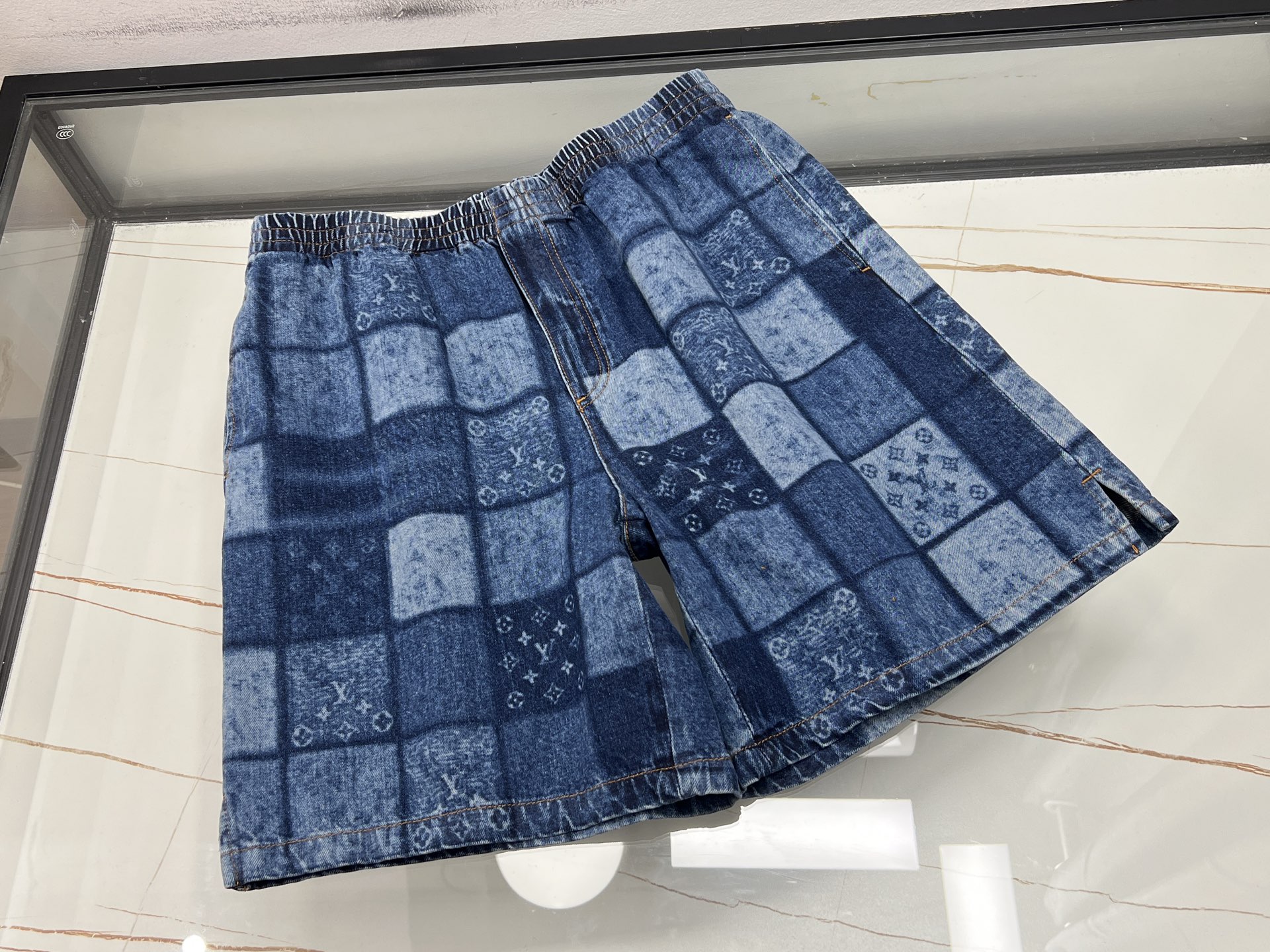 NO:942328,-26SS————V denim washed fashionable casual mid-pants, unlocking comfortable summer wear. This pair of denim washed fashionable casual mid-pants can be called a treasure item in the summer wardrobe. The classic denim blue is processed by a unique washing process, showing a natural and retro tone, rich layering, and a casual atmosphere. The mid-pants have a neat shape, just the right length to expose the calf, refreshing and tall. The loose straight design is not picky about the body shape. Whether you have a pear-shaped or an apple-shaped body, it can be easily controlled and move freely without restraint.  Pair it with a simple white T for youthful vitality; pair it with a printed shirt for a fashionable personality; wear it with a thin jacket to easily cope with the temperature difference between morning and evening. Whether it is for daily outings, gatherings with friends or outdoor play, it can make you comfortable and fashionable, and easily become the focus of the crowd. Available in stock 44-46-48-50-52, Louis Vuitton-clothing, louis vuitton, jackets & coats, shirts,19860909-26SS———V牛仔水洗时尚休闲中裤,解锁夏日自在穿搭 这条牛仔水洗时尚休闲中裤,堪称夏日衣橱的宝藏单品.经典牛仔蓝经独特水洗工艺处理,呈现出自然又复古的色调,层次感丰富,自带随性氛围. 中裤版型利落,恰到好处的长度露出小腿,清爽又显高.宽松直筒设计,不挑身材,无论是梨形还是苹果形身材,都能轻松驾驭,活动自如无束缚. 搭配上更是百搭神器,配简约白T,青春活力；搭印花衬衫,个性时尚；外搭一件薄外套,轻松应对早晚温差.无论是日常出街、朋友聚会还是户外游玩,它都能让你舒适又时髦,轻松成为人群焦点. 现货发售44-46-48-50-52,路易威登-服装,louis vuitton,jackets & coats,shirts,,Women's clothing
