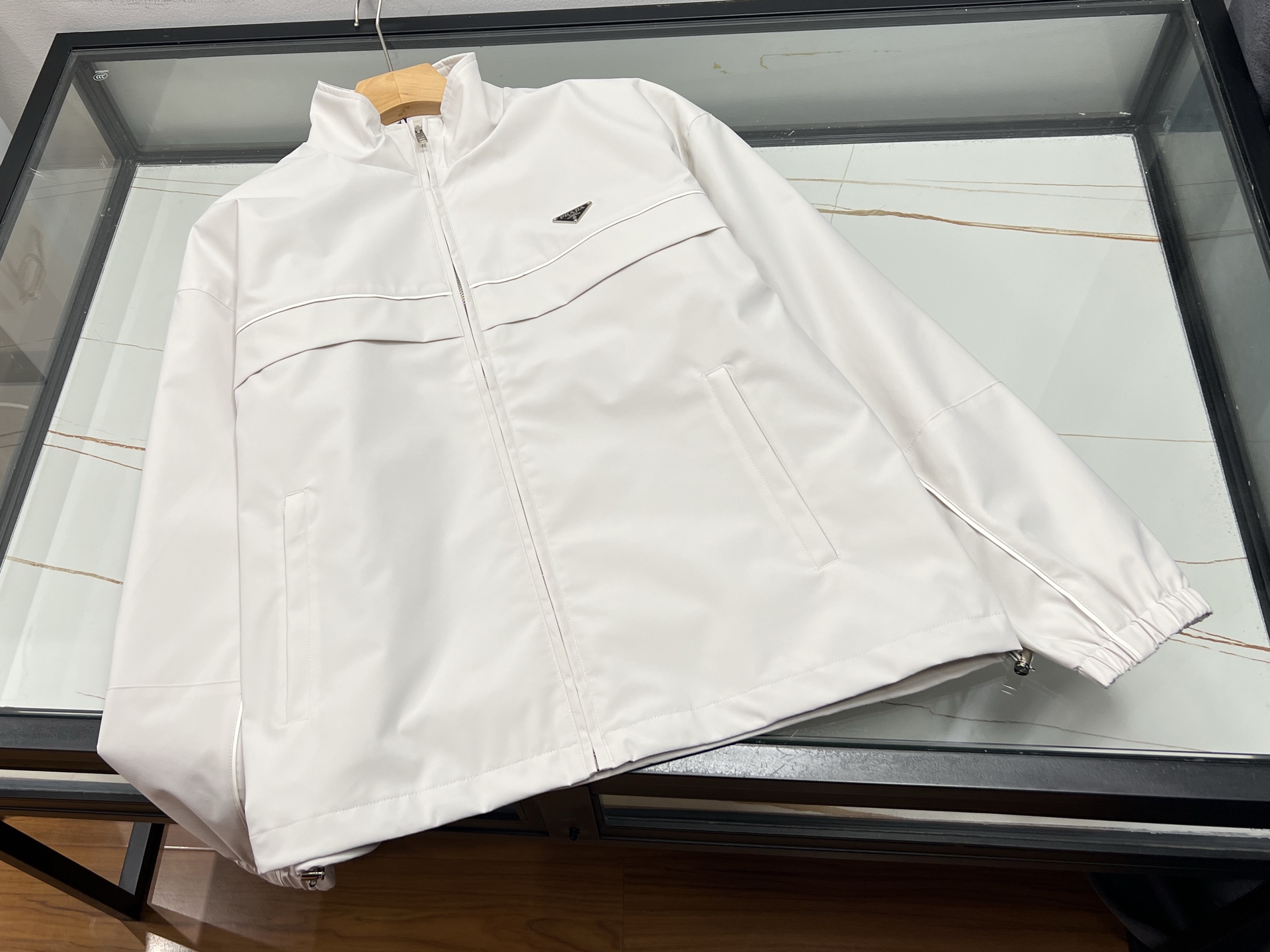 NO:942231,-26SS - Fashionable casual workwear jacket adopts a neat and loose fit, weakening the sense of restraint, taking into account the casual aura and daily practicality. The classic lapel is matched with a multi-pocket workwear design, and retro metal buckles are embellished with details, which is full of layered texture. The fabric has been softly washed, and feels delicate and crisp, not easy to become soft.  It is versatile and easy to wear. It can be worn alone to create a casual street style, or can be layered with sweaters and sweaters to enrich the layers. It is suitable for commuting, traveling, daily shopping and other scenes. It can easily balance the toughness of work clothes and the relaxation of daily life. It is a versatile autumn jacket with strong plasticity in the wardrobe.  Ready for sale off-white S-XL, Prada-clothing, prada, hoodie, sweatshirts, jackets & coats,19860909-26SS——时尚休闲工装外套采用利落宽松版型,弱化拘束感,兼顾随性气场与日常实穿性.经典翻领搭配多口袋工装设计,复古金属扣点缀细节,层次质感十足.面料做了柔和水洗处理,触感细腻挺括,不易软塌变形.简约纯色基调百搭不挑人,既能单穿打造街头休闲风,也可叠搭卫衣、针织衫丰富穿搭层次.适配通勤、出游、日常逛街等多种场景,轻松平衡工装硬朗感与日常松弛感,是衣橱里可塑性极强的百搭秋款外套. 现货发售米白S-XL,普拉达-服装,prada,hoodie,sweatshirts,jackets & coats,,Women's clothing