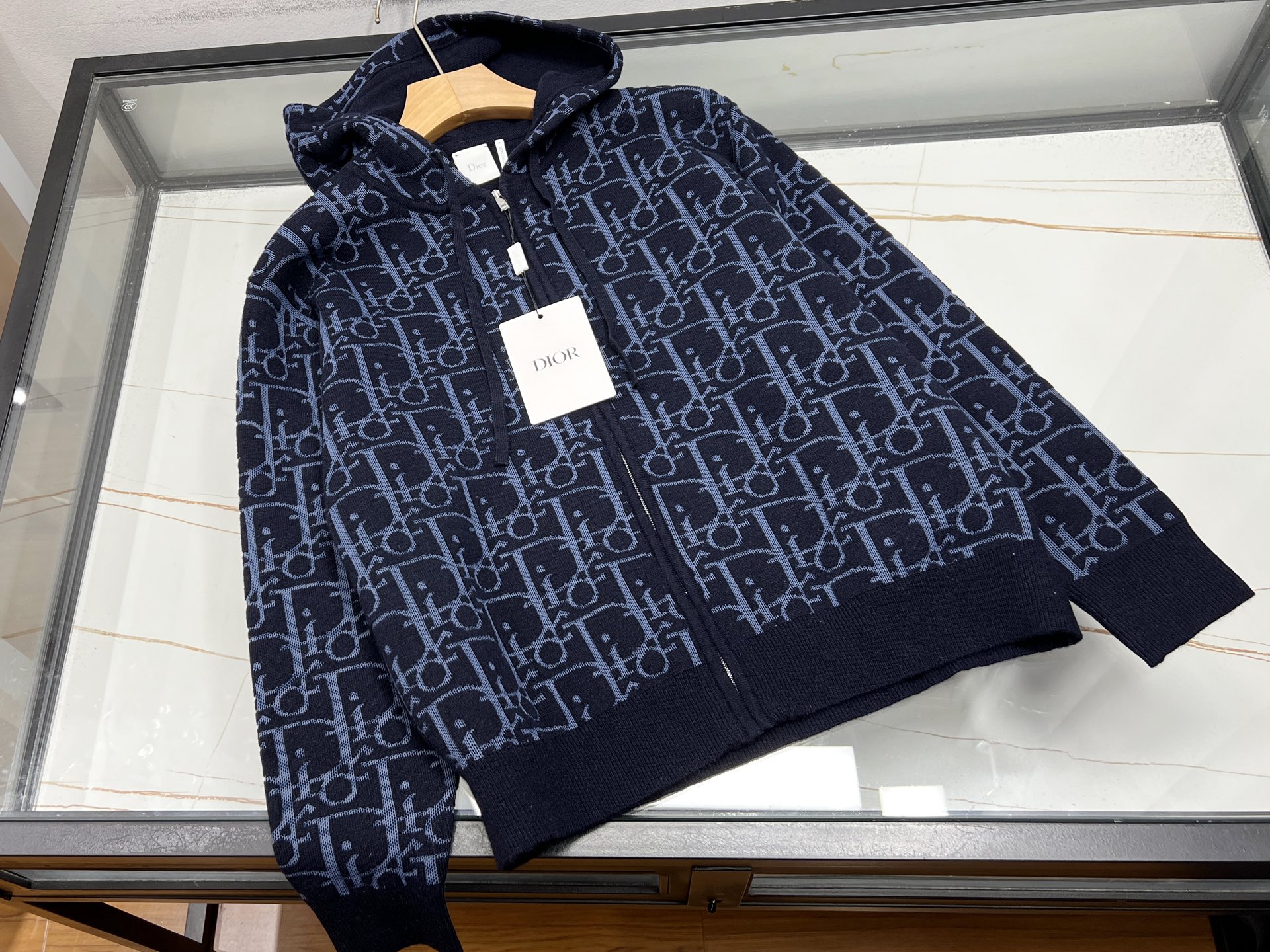 NO:942212,-26SS - Fully printed letter zipper knitted hooded jacket, made of fine and soft knitted fabric, feels smooth and skin-friendly, and has just the right drape on the upper body. The overall loose and casual fit is not flattering on the body shape, and has a lazy and relaxed trendy atmosphere. The all-over dark lettering design is low-key and recognizable, simple and with a light luxury texture. Full  The zipper opening style makes it easy to put on and take off, and the hooded design takes into account both practicality and style. The ribbed cuffs and hem provide a secure fit and are neat and stylish. It can be worn alone to create a casual street style, and it is also suitable for layering as a base layer. It is suitable for commuting, shopping, traveling and other scenes. It is a versatile trendy knitted cardigan jacket in spring and autumn.  Ready for sale in two colors S-XL, Dior-clothing, dior, jackets & coats, hats,19860909-26SS——满印字母拉链针织连帽外套,选用细腻软糯的针织面料,手感顺滑亲肤,上身垂感恰到好处.整体宽松休闲版型,不挑身形,自带慵懒松弛的潮流氛围.通体暗纹字母满印设计低调又富有辨识度,简约中带着轻奢质感.全拉链开合款式,穿脱方便,连帽设计兼顾实用性与造型感.罗纹收口袖口与下摆,稳固贴合,利落有型.日常可单穿打造街头休闲风,也适合内搭打底做层次叠穿,适配通勤、逛街、出游等多种场景,是春秋季百搭的潮流针织开衫外套. 现货发售二色S-XL,迪奥-服装,dior,jackets & coats,hats,,Women's clothing