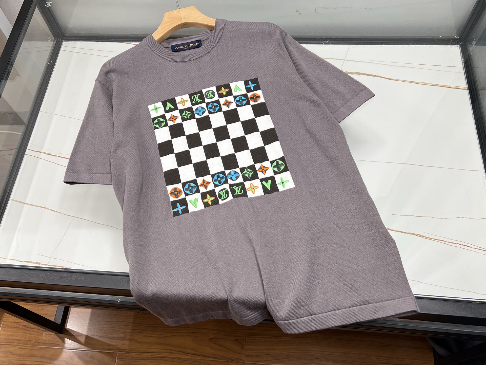 NO:942397,-26SS——V checkerboard print knitted short sleeves  This gray knitted short-sleeved fabric is made of fine, skin-friendly knitted fabric, which is soft, breathable and not stuffy. The loose-fitting dropped shoulders are not flattering on the body shape, making it non-restrictive for daily wear. The round-threaded threaded neckline is not easily deformed, and the neat curled short-sleeved design is simple and elegant. The body is spliced with black and white checkerboard squares in the middle, embellished with colorful LV logo embroidery, and the contrasting color elements are trendy and eye-catching, retro street style.  The atmosphere is full. The solid color base neutralizes the complicated prints, taking into account both high-end texture and individual recognition. The versatile casual version can be paired with denim wide-leg pants, work trousers, or worn alone with a layered jacket. It can be worn by boys for daily outings, commuting and leisure. The simple gray tones are low-key and durable, and the recognizable prints break the monotony of basic styles, taking into account both comfortable and practical wear and trendy design.  Ready for sale gray S-XL, Louis Vuitton-clothing, louis vuitton, louis vuitton, jackets & coats, T-shirt,19860909-26SS——V棋盘格印花针织短袖 这款灰色针织短袖选用细腻亲肤针织面料,柔软透气不闷汗,宽松落肩剪裁不挑身形,日常穿着无束缚感.圆领螺纹领口不易变形,利落卷边短袖设计简约大气.衣身正中拼接黑白棋盘格方块,点缀多彩LV标识刺绣,撞色元素潮流吸睛,复古街头氛围拉满.纯色基底中和繁复印花,兼顾高级质感与个性辨识度.百搭休闲版型,可搭配牛仔阔腿裤、工装西裤,单穿叠搭外套皆合适,男生日常出街、通勤休闲都能驾驭,简约灰调低调耐看,辨识度印花打破基础款单调,兼顾舒适实穿与潮流设计. 现货发售灰色S-XL,路易威登-服装,louis vuitton,louis vuitton,jackets & coats,T-shirt,,Women's clothing