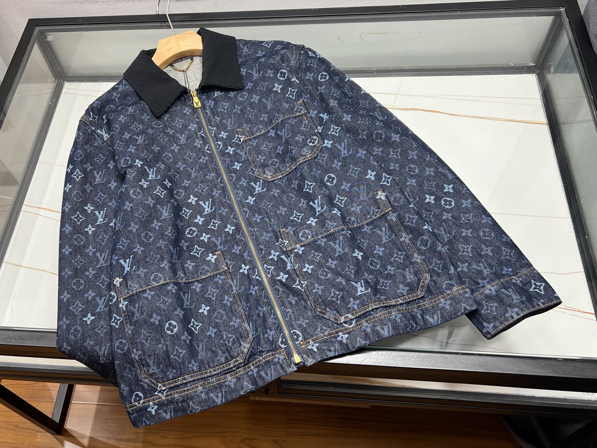 NO:942342,-26SS——All-over printed old flower casual denim jacket  This denim jacket is made of washed denim fabric, which is soft and wear-resistant, weakening the stiff texture of denim, making it comfortable and unrestricted for daily use. The classic lapel is matched with a corduroy collar, which is full of layered texture. The metal zipper fly is smooth and durable, and the multi-pocket design on the front is both beautiful and practical. The body is covered with gradient blue presbyopia prints, low-key and hidden brand recognition.  The loose, dropped-shoulder version accommodates all body shapes, without being tight or bloated. The dark denim background is calm and atmospheric, with a retro street style, suitable for a variety of wearing scenarios. It can be worn with T-shirts or sweaters, and with denim wide-leg pants or casual trousers, it is easy to create a trendy look that can be used for commuting or going out. It cleverly combines retro denim craftsmanship with trendy presbyopic elements.  Available now in dark blue S-XL, Louis Vuitton-clothing, Louis Vuitton, jackets & coats, tees, t-shirt,19860909-26SS——满印老花休闲牛仔外套 这款牛仔外套采用水洗丹宁面料打造,触感柔软耐磨,弱化牛仔硬挺质感,日常上身舒适无拘束.经典翻领搭配灯芯绒领边,层次质感十足,金属拉链门襟顺滑耐用,前侧多口袋设计兼顾美观与实用性.衣身遍布渐变蓝色老花满印纹样,低调暗藏品牌辨识度,宽松落肩版型包容各类身形,不紧绷不臃肿.深色牛仔底色沉稳大气,自带复古街头格调,适配多种穿搭场景.内搭T恤、针织衫皆可,下装搭配牛仔阔腿裤、休闲西裤,轻松打造成套潮流造型,通勤、出街都能驾驭,将复古牛仔工艺与潮流老花元素巧妙融合. 现货发售深蓝色S-XＬ,路易威登-服装,louis vuitton,jackets & coats,tees，t-shirt,,Women's clothing