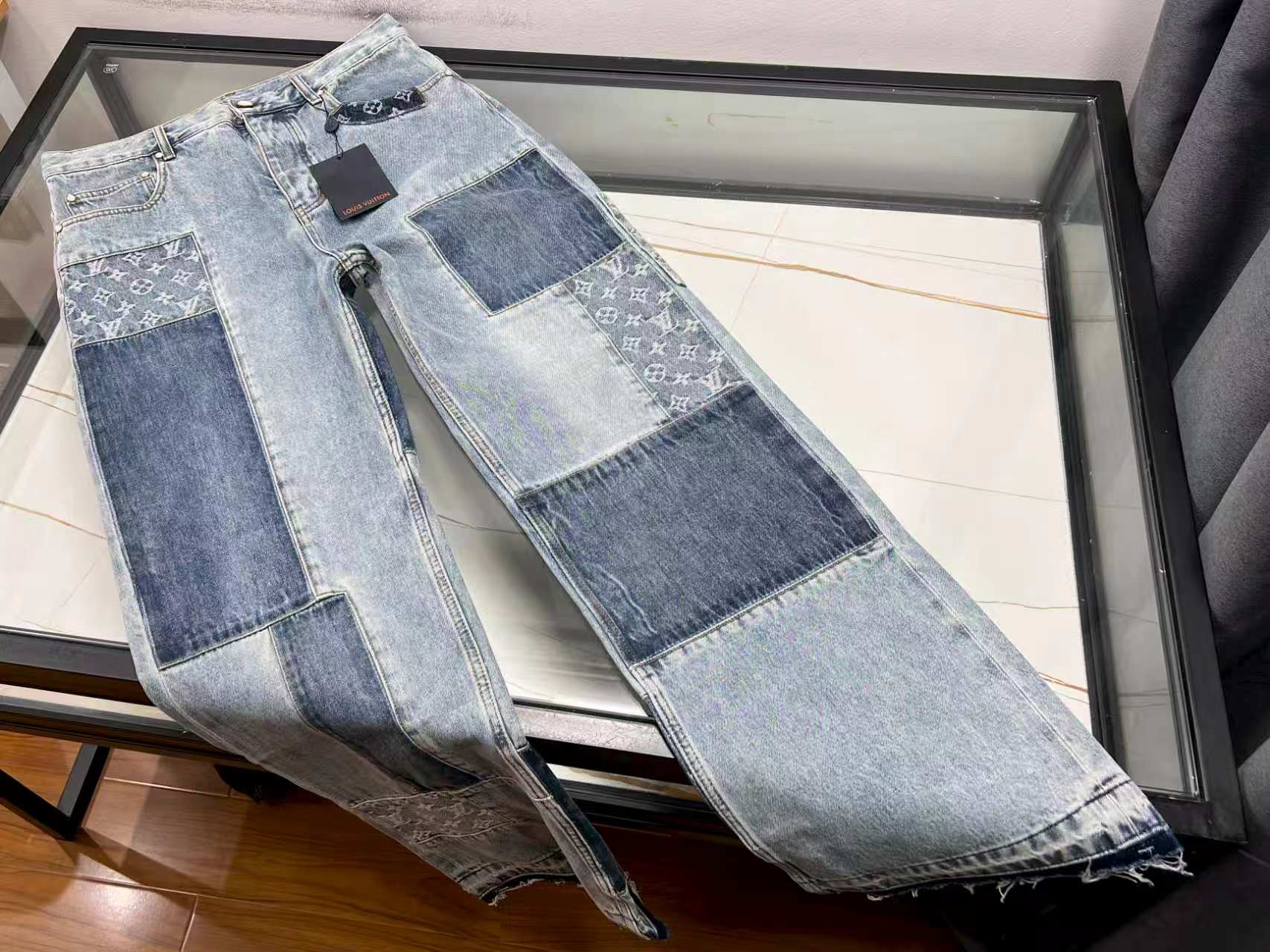 NO:942358,-26SS——Spliced washed wide-leg jeans in retro distressed washed blue to create a layered denim fabric, which is soft to the touch but not stiff, and the upper body is comfortable and unrestricted. The whole trousers are made of multi-color block splicing technology, with contrasting dark and light denim colors and all-over printed old flower dark patterns. The details are exquisite and unique and fully recognizable. The high-waisted standard five-pocket version, the loose wide-leg trousers modify various leg shapes, and the raw edges of the trousers hems add added  It has a casual street atmosphere. The metal buttons and open stitching are solidly made and are wear-resistant. The versatile casual style is suitable for printed T-shirts, denim jackets, solid color sweatshirts and other tops. It is suitable for daily commuting and street outings. The retro splicing design incorporates trendy elements, and the loose fit is both slim and relaxed, taking into account both fashionable appearance and daily practicality, making it easy to create a high-end retro men's outfit.  Ready for sale in light color S-XL, Louis Vuitton-clothing, Louis Vuitton, hoodie, sweatshirts, jeans, jackets & coats, tees, t-shirt,19860909-26SS———拼接水洗阔腿牛仔裤复古做旧水洗蓝调打造层次感牛仔面料,触感柔软不硬挺,上身舒适无束缚.整裤采用多色块拼接工艺,深浅牛仔撞色搭配满印老花暗纹,细节精致独特,辨识度十足.高腰标准五袋版型,宽松阔腿裤管修饰各类腿型,裤脚毛边剪裁增添随性街头氛围.金属纽扣与明线走线做工扎实,耐磨耐穿.百搭休闲风格,适配印花T恤、牛仔夹克、纯色卫衣等多种上衣,不管日常通勤、街头出游都合适.复古拼接设计融合潮流元素,宽松版型兼顾显瘦与松弛感,兼顾时尚外观与日常实穿性,轻松打造高级复古男士穿搭. 现货发售浅色S-XL,路易威登-服装,louis vuitton,hoodie,sweatshirts,jeans,jackets & coats,tees，t-shirt,,Women's clothing