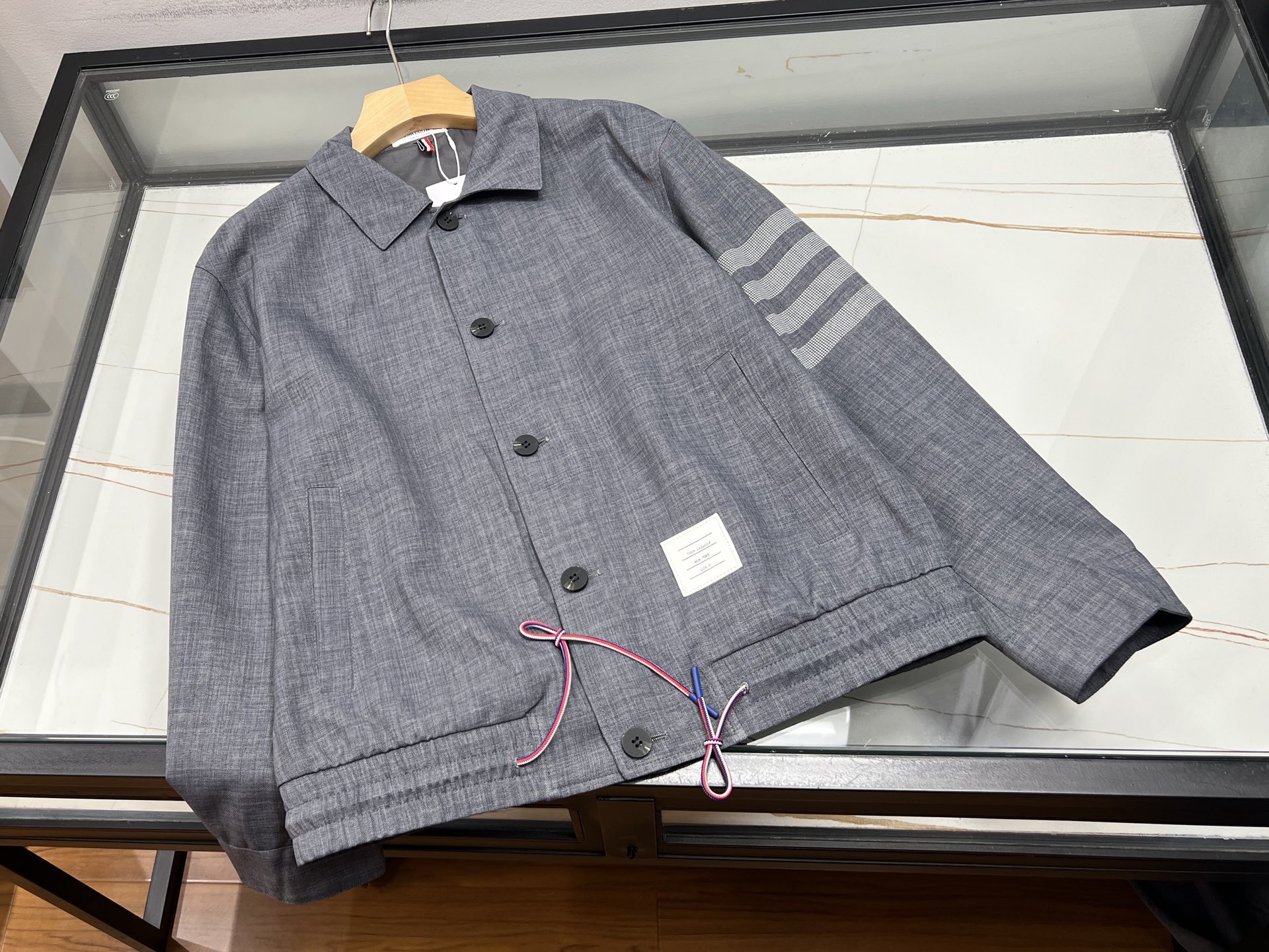 NO:943060,-26SS——Autumn and winter casual jacket  This autumn and winter casual jacket combines practical texture and light luxury style, making it an essential item for daily wear. It is made of fine and skin-friendly composite fabrics, which are stiff and anti-wrinkle and can lock in warmth. It is just right for the cool weather in late autumn and early winter. The simple stand-up collar modifies the neck line, the smooth metal zipper opens and closes neatly, and the ribbed cinch locks in warmth. The loose-shouldered version is not flattering to the body shape, tolerant of all body types, and unrestricted movement.  Bound. The classic all-over printing/splicing presbyopic design on the body is low-key and high-end, weakening the sense of exaggeration, and is suitable for daily commuting, shopping and outings. The practical side pockets take into account both beauty and storage, and the workmanship is fine and neat. It can be harmoniously matched with jeans, casual trousers, and overalls, and can easily create a simple, luxurious, relaxed and casual men's autumn and winter style. It is versatile, durable, and can easily enhance the overall quality of the outfit.  Ready for sale in two colors M-XXXL, Thom Browne-clothing,thom browne,jeans,jackets & coats,jackets & coats,19860909-26SS——秋冬休闲夹克外套 这款秋冬休闲夹克兼顾实穿质感与轻奢格调,是日常穿搭刚需单品.精选细腻亲肤复合面料,挺括抗皱且锁温保暖,应对深秋初冬微凉天气恰到好处.简约立领修饰颈部线条,顺滑金属拉链开合利落,罗纹收口锁存暖意,宽松落肩版型不挑身形,包容各类身材,活动无束缚.衣身经典满印/拼接老花设计低调高级,弱化浮夸感,日常通勤、逛街出游都适配.侧边实用插袋兼顾美观与收纳,做工精细走线工整.搭配牛仔裤、休闲西裤、工装裤皆和谐,轻松打造简约轻奢、松弛随性的男士秋冬造型,百搭耐看耐穿,轻松拉高整体穿搭质感. 现货发售二色M-XXXL,汤姆布朗-服装,thom browne,jeans,jackets & coats,jackets & coats,,Women's clothing