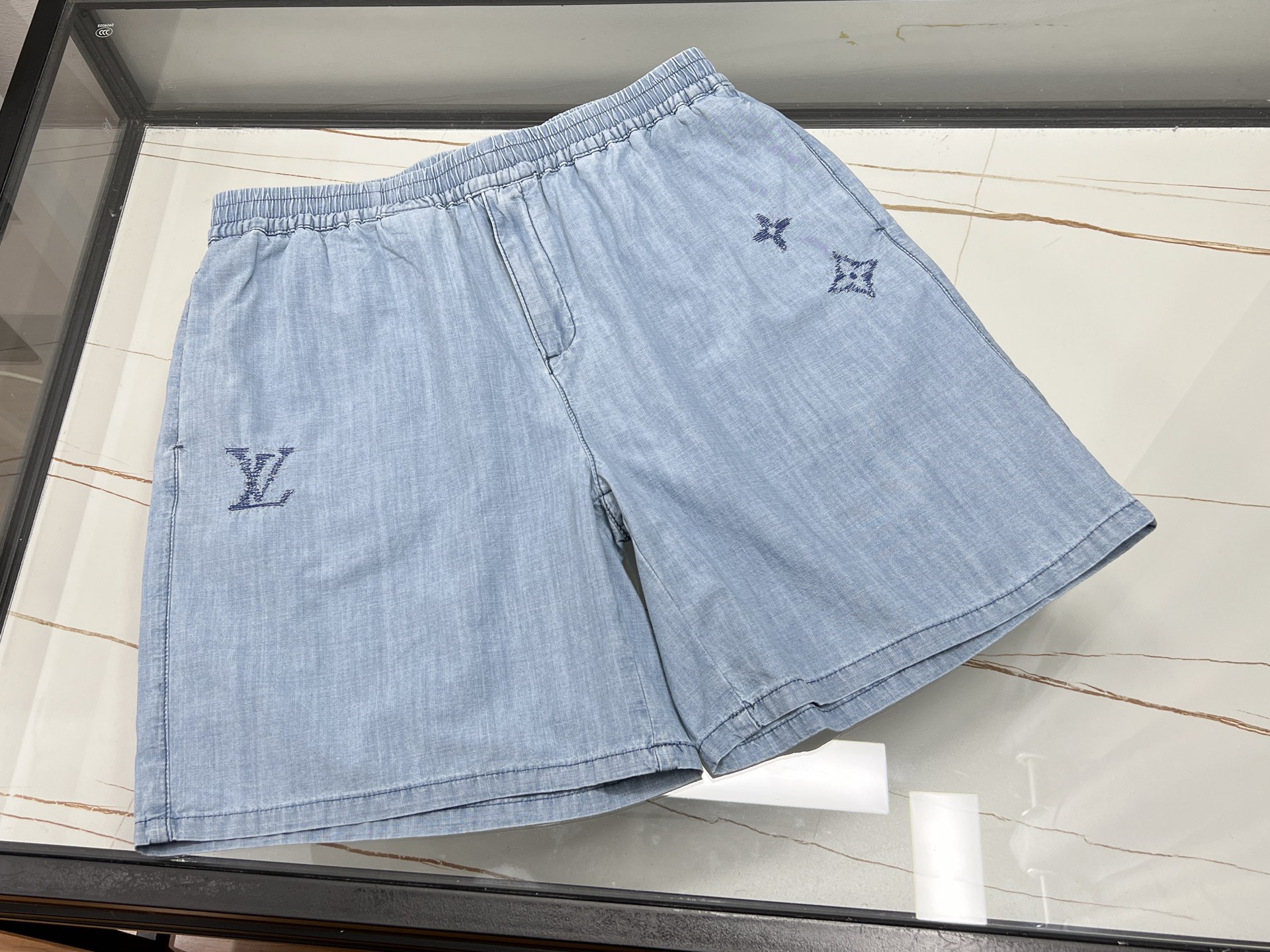 NO:943072,-26SS————Dark lettered denim pants  These dark-grained denim mid-pants are made of light and washed denim fabric, with a soft light blue tone that is refreshing and durable. It has a soft and drapey feel, so that the upper body will not be constrained by the hot summer. The trousers are decorated with low-key dark pattern embroidery of the same color brand, which is exquisite and low-key and unobtrusive, weakening the rough feeling of the denim item, and adding a light and luxurious atmosphere. The elastic drawstring waistband is suitable for a variety of waist sizes.  They are easy to take off and take off. The straight-leg loose pants shape the legs and hide the fat on the legs. The five-quarter length of the pants is neat and tidy without dragging. The simple side seam pockets are practical and neat and solid. They can be paired with round-neck sweaters, solid color T-shirts, and thin shirts on a daily basis. They are suitable for casual commuting and travel. The low-key and high-end design takes into account both comfort and texture.  Ready for sale light blue S-XL, Louis Vuitton-clothing, Louis Vuitton, hoodie, sweatshirts, shirts, tees, t-shirt,19860909-26SS———暗纹字母牛仔中裤 这款暗纹牛仔中裤选用轻薄水洗牛仔面料,柔和浅蓝调清爽耐看,自带柔软垂感,夏日上身无闷热束缚.裤身点缀低调同色系品牌暗纹刺绣,精致低调不张扬,弱化牛仔单品的粗犷感,轻奢氛围感拉满.松紧抽绳腰头适配多种腰围,穿脱便捷,直筒宽松裤型修饰腿型,藏住腿部赘肉,五分中裤长度利落利落不拖沓.简约侧缝口袋兼顾实用性,走线工整扎实,日常可搭配圆领卫衣、纯色T恤、薄款衬衫,休闲通勤、出行度假都适配,低调高级的设计兼顾舒适与质感. 现货发售浅蓝色S-XL,路易威登-服装,louis vuitton,hoodie,sweatshirts,shirts,tees，t-shirt,,Women's clothing