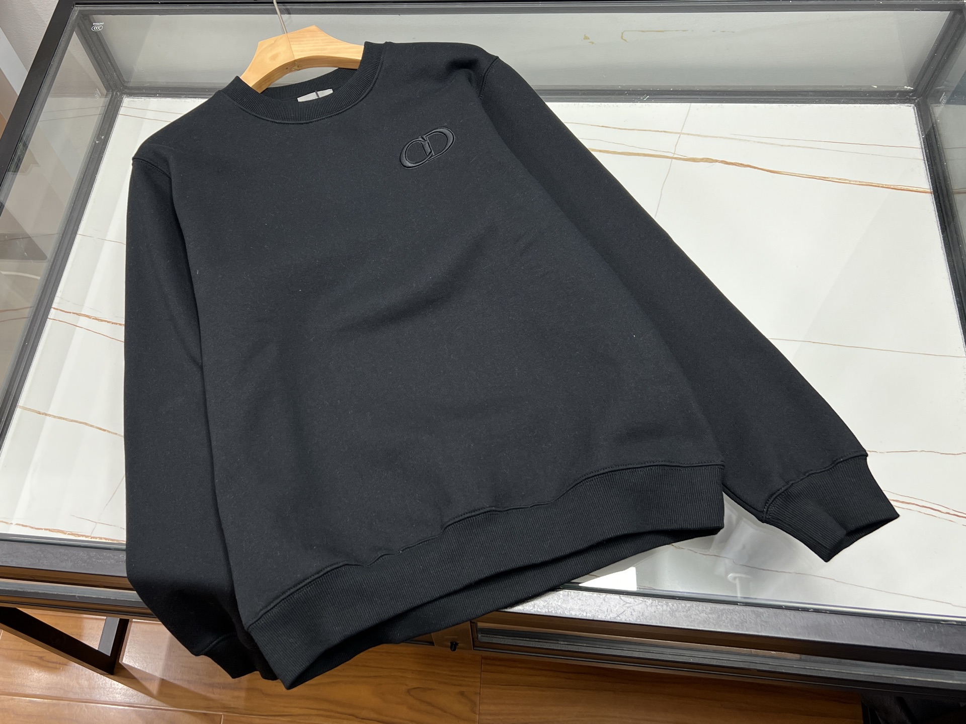 NO:943085,-26SS——Classic autumn and winter fashionable casual sweatshirt  This autumn and winter basic casual sweatshirt is made of thickened skin-friendly fleece fabric, which is soft, waxy and warm, and is windproof and temperature-locking. It is suitable for daily wear in late autumn and early winter. The simple round neck version is not flattering, and the loose shoulder tailoring accommodates all body types, allowing unrestricted movement and a full sense of laziness and relaxation. The delicate and low-key embroidered logo on the chest weakens the monotony, making it light and luxurious without being exaggerated. Ribbed collar  The cuffs, cuffs and hem are not easily deformed and will not become loose after long-term wear. The solid color basic color is versatile and stain-resistant, and it can be matched with jeans, casual trousers, and leggings overalls on a daily basis. It can be used for commuting, traveling, and home, and does not deliberately pursue complicated designs. It uses comfortable texture to create a long-lasting basic model that takes into account practicality and autumn and winter wear. It can be used by both men and women.  Available now in two colors S-XL, Dior-clothing, dior, hoodie, sweatshirts, jeans,19860909-26SS——经典秋冬时尚休闲卫衣 这款秋冬基础休闲卫衣选用加厚亲肤抓绒面料,软糯保暖,兼顾防风锁温,适配深秋与初冬日常穿搭.简约圆领版型不挑身形,宽松落肩剪裁包容各类身材,活动无束缚,慵懒松弛感十足.胸口精致低调刺绣标识点缀,弱化单调,轻奢简约不浮夸.罗纹收口领口、袖口与下摆不易变形,久穿不易松垮.纯色基础配色百搭耐脏,日常搭配牛仔裤、休闲西裤、束脚工装裤都很协调.兼顾通勤、出游、居家多场景,不刻意追求繁复设计,以舒适质感打造长久耐穿的基础款,兼顾实穿度与秋冬穿搭氛围感,男女皆可驾驭. 现货发售二色S-XL,迪奥-服装,dior,hoodie,sweatshirts,jeans,,Women's clothing