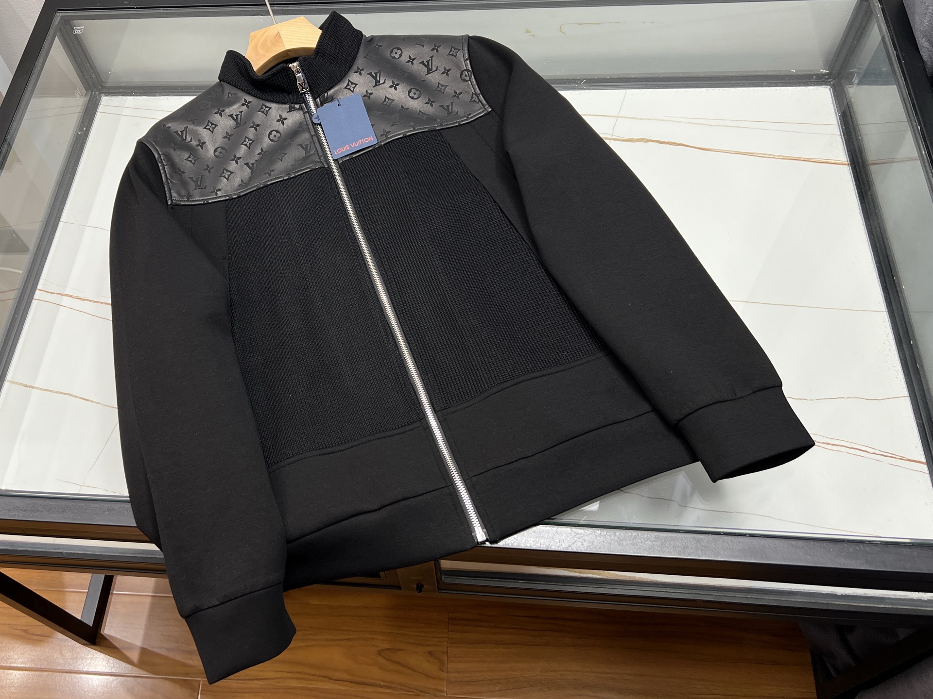 NO:943139,-26SS——Stitched casual autumn and winter jacket  This autumn and winter spliced jacket combines trendy texture and practical attributes, and cleverly uses the collision of fabrics and colors to create a layered beauty. The loose cut is not flattering to the body shape, and it accommodates all kinds of inner wear, allowing you to carry out daily activities freely and without restraint. The crisp fabric is both windproof and warm, and can easily cope with the cool autumn and early winter. The neat stand-up collar design is slim  The neckline is decorated with simple zipper opening and closing, making it easy to put on and take off. The multiple splicing design breaks the monotony and combines a casual atmosphere with fashionable recognition. It is very coordinated whether it is paired with a sweater, a sweater, jeans, or casual pants. It is suitable for commuting, traveling, and street wear, and can easily create a casual and high-end autumn and winter look.  Available now; two colors 48-56, Louis Vuitton-clothing, Louis Vuitton, hoodie, sweatshirts, jeans, jackets & coats,19860909-26SS——拼接休闲秋冬夹克 这款秋冬拼接夹克融合潮流质感与实穿属性,巧妙运用面料与色彩碰撞打造层次美感.宽松剪裁不挑身形,包容各类内搭,日常活动自在无束缚.挺括面料兼具防风保暖效果,从容应对微凉秋日与初冬.利落立领设计修饰脖颈线条,简约拉链开合穿脱便捷.多元拼接设计打破单调,兼具休闲氛围与时尚辨识度,无论是搭配卫衣、针织衫,适配牛仔裤、休闲裤都十分协调,通勤、出游、街头穿搭皆合适,轻松打造随性高级的秋冬造型. 现货发售；二色48-56,路易威登-服装,louis vuitton,hoodie,sweatshirts,jeans,jackets & coats,,Women's clothing