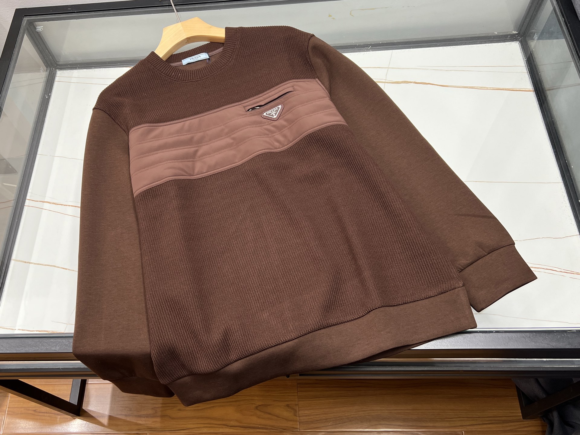NO:943113,-26SS——Fashionable autumn and winter classic casual velvet sweatshirt  This autumn and winter velvet casual sweatshirt is both beautiful and practical, and is a must-have item in your daily wardrobe. It has a thick velvet lining to lock in warmth and resist the coolness of autumn and winter. It feels soft and skin-friendly, and the upper body is comfortable and unrestricted. The classic round neck cut is neat and generous, and does not emphasize the neck line; the loose dropped shoulder version accommodates various body shapes, making it comfortable and not tight, allowing for movement.  Unrestricted. Exquisite details and exquisite workmanship. The fabric is wrinkle-resistant and not easily deformed. It is durable and easy to care for. The simple and high-end design is suitable for a variety of outfits. It goes well with jeans, casual pants, and overalls. It is suitable for commuting, going out, and parties. Multiple colors are available, making it easy to create a casual and advanced autumn and winter men's style. It is versatile, durable, and practical to wear.  Available now in 5 colors M-XXXL, Prada-clothing, prada, hoodie, sweatshirts, jeans,19860909-26SS——时尚秋冬经典休闲加绒卫衣 这款秋冬加绒休闲卫衣,兼顾颜值与实穿,是日常衣橱刚需单品.甄选厚实加绒内里,锁温保暖,抵御秋冬凉意,触感柔软亲肤,上身舒适无束缚.经典圆领剪裁利落大方,不挑脖颈线条；宽松落肩版型包容各种身形,自在不紧绷,活动毫无拘束.精致细节做工考究,面料抗皱不易变形,耐穿好打理.简约高级的设计适配多元穿搭,搭配牛仔裤、休闲裤、工装裤都很出彩,通勤、出街、聚会都合适.多色可选,轻松打造随性高级的秋冬男士造型,百搭耐看,实穿性拉满. 现货发售5色M-XXXL,普拉达-服装,prada,hoodie,sweatshirts,jeans,,Women's clothing