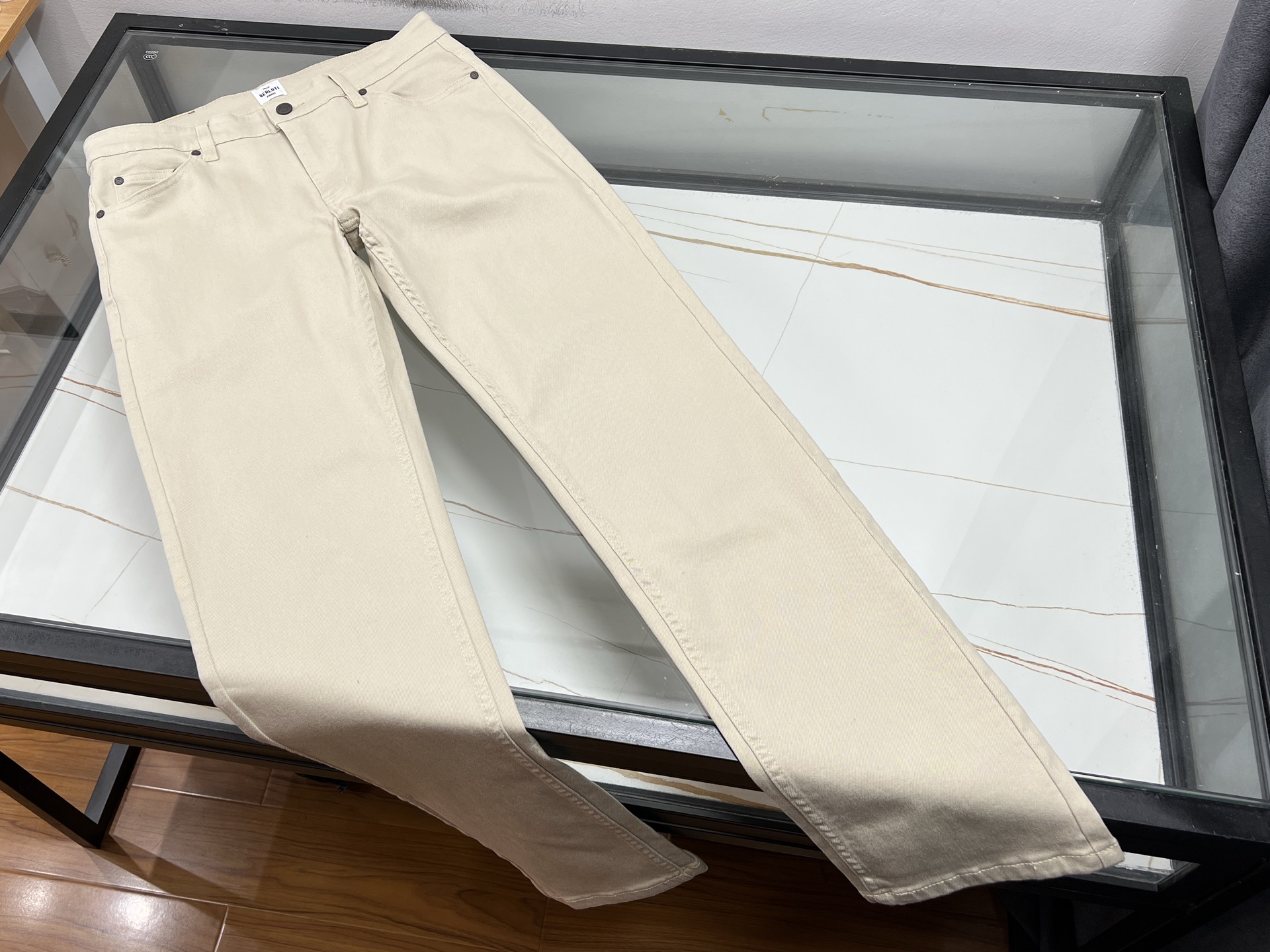 NO:948009,-26SS autumn and winter fashionable classic leather label casual pants  Autumn and winter fashion classic leather label casual pants, which combine style and practicality, are a must-have item in men's wardrobe. The thick and soft twill fabric is selected, with a delicate touch, stiff and not easy to wrinkle, keeping the upper body warm in autumn and winter without being bulky. It is comfortable and loose straight cut, modifies the leg shape, is highly tolerant to various leg types, and allows freedom of movement without restraint. The back waist is embellished with retro leather labels, which can be matched with  Equipped with exquisite wavy embroidered back pockets, the details are full, and the low-key quality is highlighted. Multiple colors are available to suit a variety of outfits, and can be worn with sweaters, jackets, and wool coats. It is suitable for commuting, business, and daily leisure. The neat trouser leg design is suitable for leather shoes, sneakers and other shoes. It is simple and elegant, durable and durable, and can easily create a high-end atmosphere for mature men in autumn and winter.  Available now in two colors 31-32-33-34-36-38-40, men's clothing, jackets & coats,19860909-26SS秋冬时尚经典皮标休闲裤 秋冬时尚经典皮标休闲裤,兼顾格调与实穿,是男士衣橱刚需单品.甄选厚实软糯的斜纹面料,触感细腻,挺括不易皱,秋冬上身保暖不臃肿,自带舒适宽松直筒剪裁,修饰腿型,对各种腿型包容度高,活动自在无束缚.后腰复古真皮标点缀,搭配精致波浪刺绣后袋,细节拉满,低调彰显品质质感.多色可选适配多元穿搭,可搭针织衫、夹克、羊毛大衣,通勤商务、日常休闲都适配.利落裤脚设计,适配皮鞋、板鞋等多种鞋履,简约大气,耐穿耐看,轻松打造成熟男士秋冬高级氛围感. 现货发售二色31-32-33-34-36-38-40,男装,jackets & coats,,Women's clothing