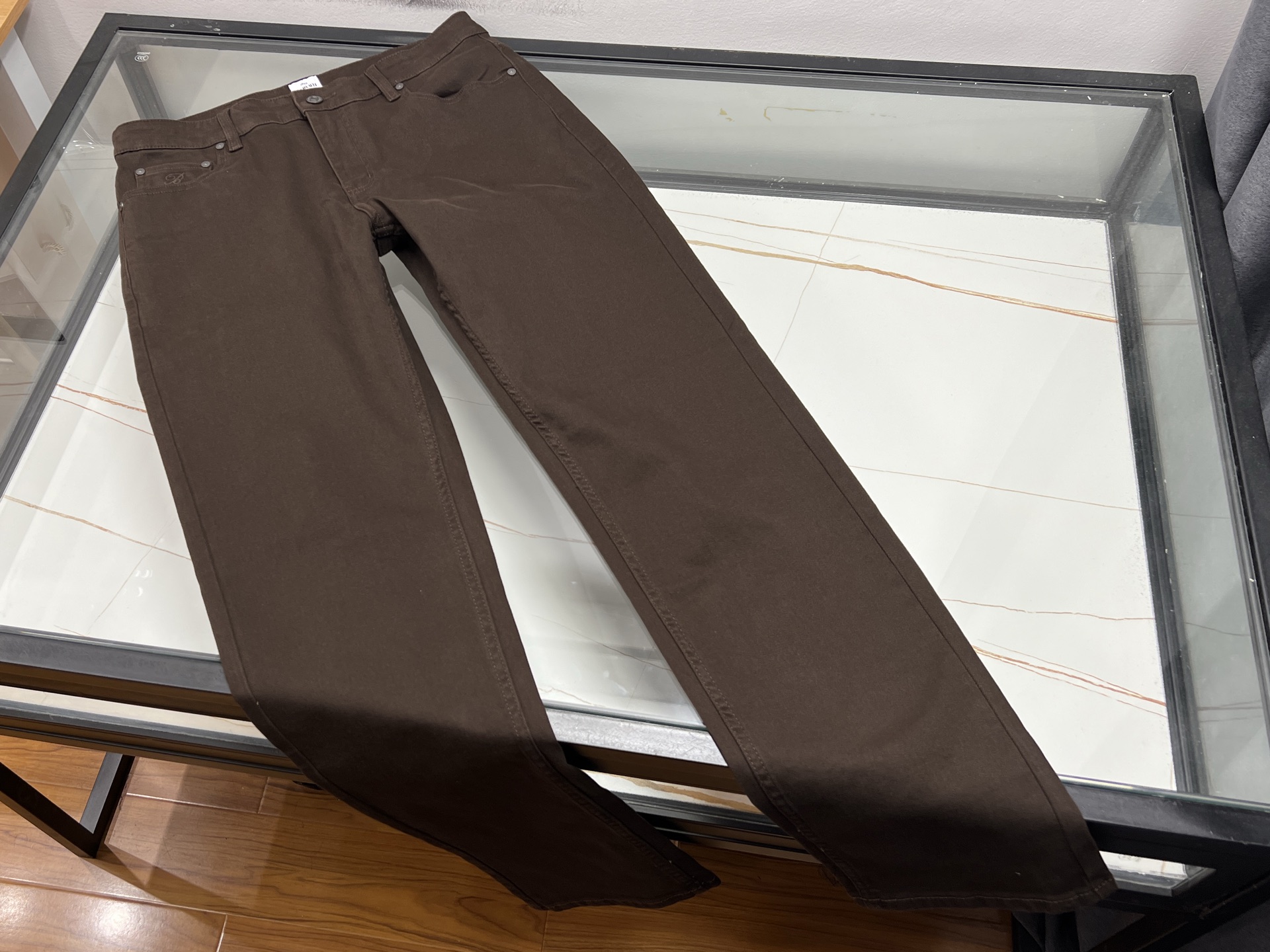 NO:948048,-26SS autumn and winter fashionable classic leather label casual pants  Autumn and winter fashion classic leather label casual pants, which combine style and practicality, are a must-have item in men's wardrobe. The thick and soft twill fabric is selected, with a delicate touch, stiff and not easy to wrinkle, keeping the upper body warm in autumn and winter without being bulky. It is comfortable and loose straight cut, modifies the leg shape, is highly tolerant to various leg types, and allows freedom of movement without restraint. The back waist is embellished with retro leather labels, which can be matched with  Equipped with exquisite wavy embroidered back pockets, the details are full, and the low-key quality is highlighted. Multiple colors are available to suit a variety of outfits, and can be worn with sweaters, jackets, and wool coats. It is suitable for commuting, business, and daily leisure. The neat trouser leg design is suitable for leather shoes, sneakers and other shoes. It is simple and elegant, durable and durable, and can easily create a high-end atmosphere for mature men in autumn and winter.  Available now in two colors 31-32-33-34-36-38-40, men's clothing, jackets & coats,19860909-26SS秋冬时尚经典皮标休闲裤 秋冬时尚经典皮标休闲裤,兼顾格调与实穿,是男士衣橱刚需单品.甄选厚实软糯的斜纹面料,触感细腻,挺括不易皱,秋冬上身保暖不臃肿,自带舒适宽松直筒剪裁,修饰腿型,对各种腿型包容度高,活动自在无束缚.后腰复古真皮标点缀,搭配精致波浪刺绣后袋,细节拉满,低调彰显品质质感.多色可选适配多元穿搭,可搭针织衫、夹克、羊毛大衣,通勤商务、日常休闲都适配.利落裤脚设计,适配皮鞋、板鞋等多种鞋履,简约大气,耐穿耐看,轻松打造成熟男士秋冬高级氛围感. 现货发售二色31-32-33-34-36-38-40,男装,jackets & coats,,Women's clothing