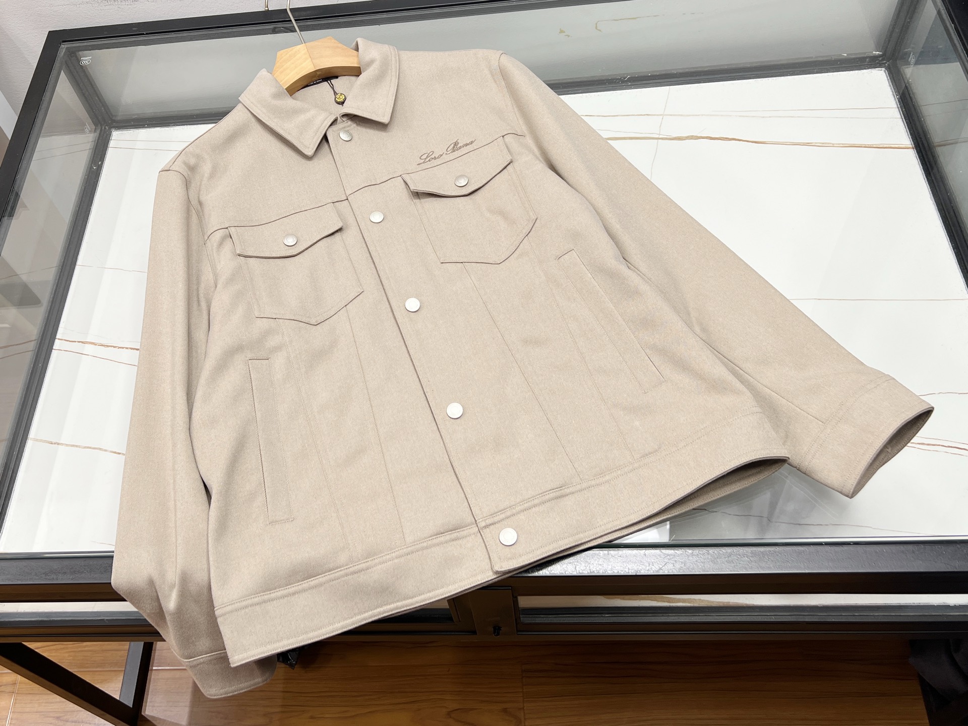 NO:951843,-26SS——Letter fashion suede jacket  Selected fine simulated suede fabric, soft and smooth to the touch, with a matte high-end texture, the fabric is crisp and stylish, and is not easy to deform and pill. The classic lapel is paired with a loose shoulder cut, which accommodates a variety of body shapes and allows easy movement without restraint. The simple body of the garment is integrated with exquisite letter logos, breaking the monotony of solid colors and adding a trendy atmosphere. Zipper closure  The design is practical and convenient, and the side pockets serve as both decoration and storage. It is highly adaptable to wear, and can be worn with T-shirts or knitted sweaters. It can easily be used in daily travel, light business and other scenarios. The retro texture blends with modern trends, low-key and recognizable, creating a neat and elegant men's look. It is an indispensable fashion item in the spring and autumn wardrobe.  Available now in two colors M-XXXL, men's clothing, jackets & coats, tees, t-shirts, chamois leather,19860909-26SS——字母时尚麂皮绒外套 甄选细腻仿真麂皮绒面料,触感柔润顺滑,自带哑光高级质感,面料挺括有型,不易变形起球.经典翻领搭配宽松落肩剪裁,包容多种身形,活动轻松无束缚.衣身简约融入精致字母标识,打破纯色单调,增添潮流气息.拉链开合设计实用便捷,侧边口袋兼顾装饰与收纳.穿搭可塑性极强,内搭T恤、针织衫皆适宜,轻松驾驭日常出行、轻商务等多种场景.复古质感融合现代潮流,低调又富有辨识度,打造利落雅致男士造型,是春秋衣橱不可或缺的时尚单品. 现货发售二色M-XXXL,男装,jackets & coats,tees，t-shirt,chamois leather,,Women's clothing