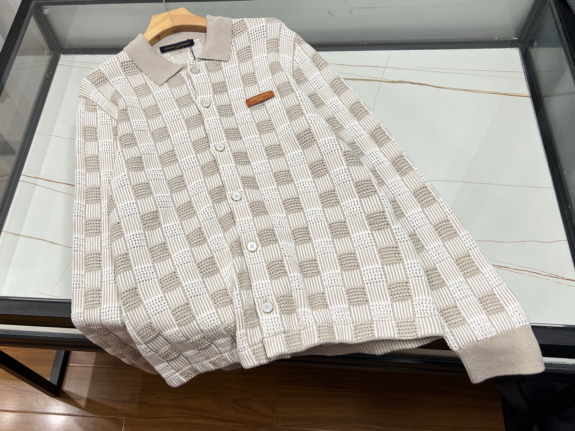 NO:948069,-26SS————Fashionable casual cardigan with V letter micro-label, the preferred knitted jacket for men in spring and autumn. The classic V-neck style is equipped with multiple metal buttons, which can be easily put on and taken off. The loose shoulder cut does not restrict the body shape, making the upper body comfortable and comfortable in daily life. The body is exquisitely embellished with low-key letter micro-label, which is simple without losing texture, and has practical pockets on both sides.  Beautiful and practical. The fine knitted fabric is soft and skin-friendly, breathable and not easy to sweat, and has an outstanding sense of layering. It can be worn with T-shirts or shirts, and is suitable for commuting, travel, and weekend leisure. The simple and high-end color matching is versatile and does not choose bottoms. It can easily create a sophisticated and casual look, taking into account both style and practicality. It is a must-have and versatile item in the wardrobe.  Available now in apricot S-XL, Louis Vuitton-clothing, louis vuitton, jackets & coats, shirts, tees, t-shirt,19860909-26SS———V字母微标时尚休闲开衫,男士春秋优选针织外套.经典V领版型搭配多颗金属纽扣,穿脱自如,宽松落肩剪裁不束缚身形,日常上身舒适自在.衣身精致低调字母微标点缀,简约不失质感,双侧实用插袋兼顾美观与实用性.细腻针织面料柔软亲肤,透气不易闷汗,层次感出众.内搭T恤、衬衫皆可,适配通勤出行、周末休闲多种场景.简约高级的配色百搭不挑下装,轻松打造轻熟休闲造型,兼顾格调与实穿性,衣橱必备百搭单品. 现货发售杏色S-XL,路易威登-服装,louis vuitton,jackets & coats,shirts,tees，t-shirt,,Women's clothing