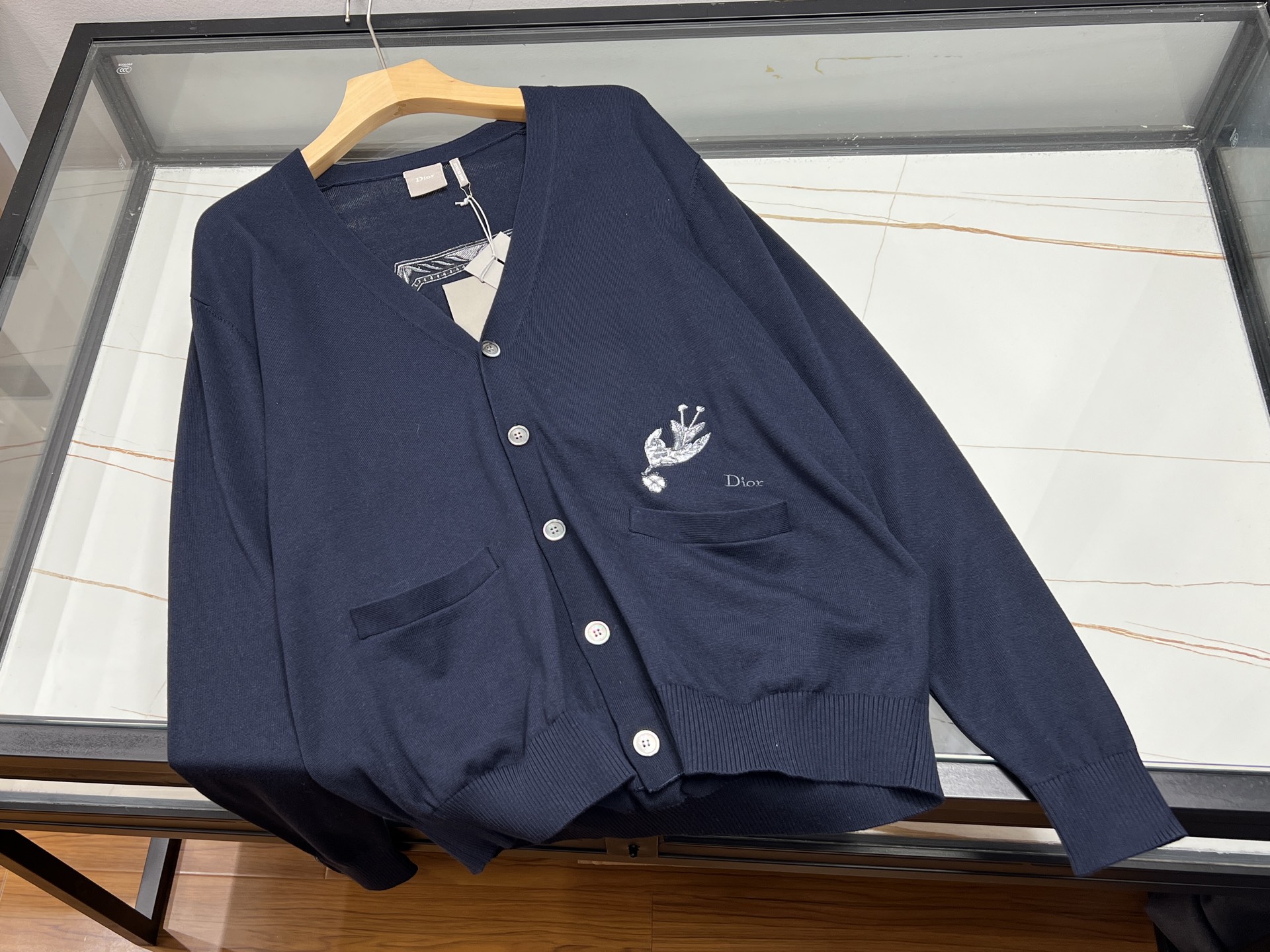 NO:948092,-26SS————Fashionable casual cardigan with C letter micro-label, the preferred knitted jacket for men in spring and autumn. The classic V-neck style is equipped with multiple metal buttons, making it easy to put on and take off. The loose shoulder cut does not restrict the body shape, making the upper body comfortable and comfortable in daily life. The body is exquisitely embellished with micro-label letters, which is simple without losing texture, and has practical pockets on both sides.  Beautiful and practical. The fine knitted fabric is soft and skin-friendly, breathable and not easy to sweat, and has an outstanding sense of layering. It can be worn with T-shirts or shirts, and is suitable for commuting, travel, and weekend leisure. The simple and high-end color matching is versatile and does not choose bottoms. It can easily create a sophisticated and casual look, taking into account both style and practicality. It is a must-have and versatile item in the wardrobe.  Available now in dark blue S-XL, Dior-clothing, dior, jackets & coats, shirts, tees, t-shirt,19860909-26SS———C字母微标时尚休闲开衫,男士春秋优选针织外套.经典V领版型搭配多颗金属纽扣,穿脱自如,宽松落肩剪裁不束缚身形,日常上身舒适自在.衣身精致低调字母微标点缀,简约不失质感,双侧实用插袋兼顾美观与实用性.细腻针织面料柔软亲肤,透气不易闷汗,层次感出众.内搭T恤、衬衫皆可,适配通勤出行、周末休闲多种场景.简约高级的配色百搭不挑下装,轻松打造轻熟休闲造型,兼顾格调与实穿性,衣橱必备百搭单品. 现货发售深蓝色S-XL,迪奥-服装,dior,jackets & coats,shirts,tees，t-shirt,,Women's clothing