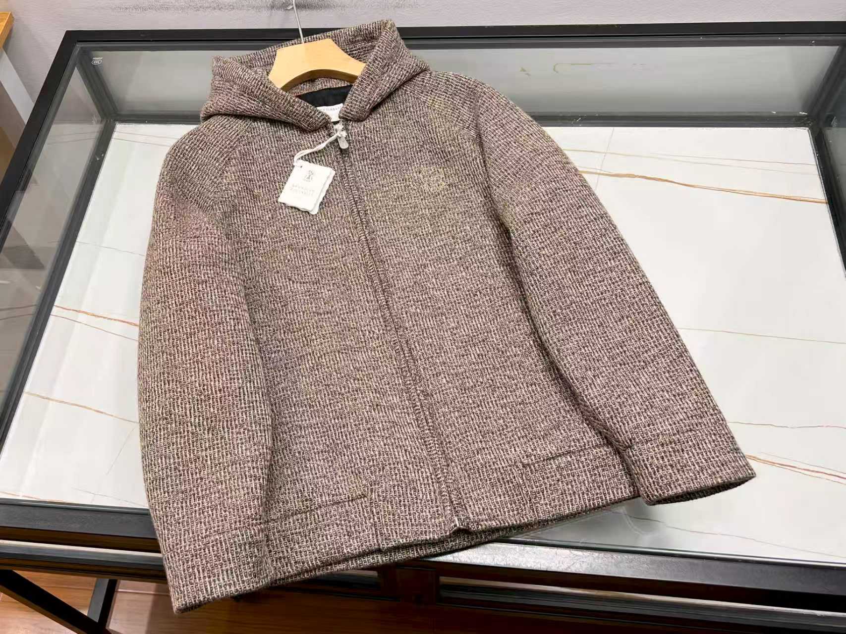 NO:948045,-26SS——BC autumn and winter knitted splicing casual jacket!  The new autumn and winter knitted splicing casual jacket is made of fine and skin-friendly knitted fabrics. It feels soft and delicate, has a soft matte texture, and the upper body is neat and does not look bloated. The loose three-dimensional tailoring accommodates all body shapes. The basic stand-up collar zipper is simple and elegant. The front and rear splicing split design optimizes the layout level. The pockets on both sides are both practical and beautiful. The fabric contains elastic fiber, which can be used for daily lifting and general use.  It is non-restrictive for frequent activities, resists wrinkles and does not easily deform, and is easy to take care of daily. It is suitable for sweaters and shirts, and can be worn alone or layered in style. It is simple and multi-color, suitable for both business commuting and daily travel. The soft knitted texture weakens the heavy feeling of the jacket. It is suitable for wearing alone in late autumn and as an inner layer in cold winter. It is a versatile and durable classic practical style for men's wardrobe, taking into account comfort, appearance and practicality.  Available now in three colors 48-56, men's clothing, jackets & coats, jackets & coats, sweaters, shirts,19860909-26SS——BC秋冬针织拼接休闲夹克! 秋冬新款针织拼接休闲夹克,甄选细腻亲肤针织面料,触感柔软细腻,自带柔和哑光肌理,上身利落不显臃肿.宽松立体剪裁包容各类身形,立领拉链基础款简约大气,前后拼接分割设计优化版型层次,两侧插袋兼顾实用与美观.面料含弹力纤维,日常抬手、通勤活动无束缚,抗皱不易变形,日常打理轻松.内搭毛衣、衬衫都适配,单穿叠搭皆有格调.简约多色可选,兼顾商务通勤与日常出行,柔和针织质感弱化外套厚重感,深秋单穿、寒冬内搭都合适,是男士衣橱百搭耐看的经典实穿款,兼顾舒适、颜值与实用性. 现货发售三色48-56,男装,jackets & coats,jackets & coats,sweaters,shirts,,Women's clothing